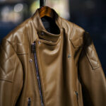 UNFADING (アンフェイディング) FALCON (ファルコン) SEMI DOUBLE RIDERS Cow Leather カウレザー セミダブル ライダース ジャケット LATTE (ラテ) Made in Japan (日本製) 愛知 名古屋 Alto e Diritto altoediritto アルトエデリット 魔裟斗 masato 魔裟斗チャンネル YOUTUBE 革ジャン レザージャケット 　ライダースジャケット