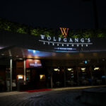 Wolfgangs Steakhouse Signature Aoyama WOLFGANS'S STEAKHOUSE ウルフギャング ステーキハウス Tボーンステーキ 東京都 港区 北青山 2-5-8　青山OM-SQUARE1F 03-5843-0822 100席 (ダイニング58席、個室A：10席、個室B：8席、バー＆ウイスキーラウンジ24席) BARONROUGE バロンルージュ 〒460-0008 愛知県名古屋市中区栄5丁目19番12 @nagoya_baronrouge 050-5872-9950 移転 renewal open 。大人がひっそりと訪れる酒と料理を嗜むお店 25年続くお店が少しだけ移転しリニューアルオープン。新築のビル2階に佇む大人のためのレストラン＆バー。大人の階段を上り重厚な扉を開けると1日の疲れをリセット。大人の日常にそっと手を差し伸べる程よい非日常空間。プロが作る美味い酒 と しっかり食べられる料理。酒だけでも 料理だけでも 会話だけでも お気軽に。初めてご来店の方も いつもの馴染みのお店にしてください。八乃助 ISAMUKATAYAMABACKLASH イサムカタヤマバックラッシュ 片山勇 バックラッシュ ATSUTA JINGU ///【LEICA M10-P ASC 100 Edition + SUMMILUX-M F1.4/50mm ASPH】2022年5月11日 火曜 熱田神宮 Wolfgang's Steakhouse Signature Aoyama WOLFGANS'S STEAKHOUSE ウルフギャング ステーキハウス Tボーンステーキ 東京都 港区 北青山 2-5-8　青山OM-SQUARE1F 03-5843-0822 100席 (ダイニング58席、個室A：10席、個室B：8席、バー＆ウイスキーラウンジ24席) THE RITZ-CARLTON TOKYO "CLUB LEVEL" // 2022.5.06-5.08 ザ・リッツ・カールトン クラブ®レベル ザ・リッツ・カールトンの最高峰のおもてなしを、最上級の空間と設備でご体験いただける「ザ・リッツ・カールトン クラブレベル」。そのおもてなしの中心となるクラブラウンジは、レジデンスをテーマにしたラウンジの概念を超えた空間です。 レセプション、ガーデンテラス、ダイニングルーム、ライブラリーラウンジの4つの エリアに分かれた「クラブラウンジ」では、時間帯によって多彩な趣きでお客様をお迎えいたしております。お客様のクラブレベルのステイをより快適なものにするクラブコンシェルジュは、お客様一人ひとりをお名前でお呼びし、それぞれのお好みに合わせたパーソナルなサービスをお届けいたします。お誕生日や記念日、プロポーズなど特別な日のご滞在には、ご要望に合わせて心に残るひとときを演出するプランをご提案します。 ザ・ロビーラウンジ ラウンジ ホテルの45階、お客様をお迎えするメインロビーに位置する「ザ・ロビーラウンジ」は、お待ち合わせや語らいの時間を特別なものにします。毎週金～日曜日の15時～16時20分の間、「ハープ＆アフタヌーンティー」を提供しております。確かな技術を有するハープ奏者が奏でる美しい音色を聴きながらペストリーシェフによるアフタヌーンティーをお召し上がり頂けます。夕暮れへと移ろいゆく美しい東京の景色と共に、ゆったりとした午後のひとときをお楽しみ下さい45階の開放的な空間で楽しむ伝統的なアフタヌーンティー ザ・リッツ・カールトン東京の45階、お客様をお迎えするメインロビーに位置する「ザ・ロビーラウンジ」は、お待ち合わせや語らいの時間を特別なものにします。 心地よいピアノの生演奏が流れるラグジュアリーな空間で、モダンなアフタヌーンティーセットや厳選された世界各地の茶葉によるティーセレクションと共に、優雅なひと時をお楽しみ下さい。東京の中心に位置する六本木というロケーションに相応しい、西洋と東洋のモダンな融合を表現したインテリアには、オリエンタルな紫、赤、モノトーンを基調とした配色や、和をモチーフとしたファブリックなどを用い、全体として和洋の調和を感じさせる空間となっており、時間の移ろいに合わせた生演奏が彩りを添えます。ISAIA Napoli TOKYO MIDTOWN イザイア ナポリ 東京ミッドタウン スーツ、ジャケット、シャツ、パンツ、シューズ、ネクタイ、チーフ、カバン 愛知 名古屋 Alto e Diritto altoediritto アルトエデリット 20224月19日 ミシュラン ヴァガボンド 2021年12月14日 LA VAGABONDE ラ・ヴァガボンド フレンチ フランス料理 鶴舞 ラヴァカボンド chef ryousuke iwamoto 岩本龍介 予約のとれないフレンチ 名店 美食家 放浪者 旅人 愛知県名古屋市中区千代田2丁目14-24 キャノンピア鶴舞 1F 愛知 名古屋 Alto e Diritto altoediritto アルトエデリット 超絶フレンチ ドレスコード ディナー 中華風家庭料理 ふーみん (表参道/中華料理)　〒107-0062 東京都港区南青山５丁目７−１７ 03-3498-4466　表参道・青山エリアの南青山の中華料理店、中華風家庭料理 ふーみんのオフィシャルページです　CHACOあまみや　千駄ヶ谷の有名なステーキ屋「CHACOあめみや」 炭焼きステーキ 〒151-0051 東京都渋谷区千駄ケ谷１丁目７−１２ 03-3402-6066 http://chacoamemiya.com/sp/ １９７９年（昭和５４年）に開店してから当時のままの姿の店内は重みを感じる。　（お客様からは「昭和の香りがする・・」と言われます）真っ白だった壁も年月を感じさせる趣がある。店内に入るとまず目に入るのが、大きな炭焼きの竈。営業当時からの肉の旨みを沢山吸い込んでいるかも・・・。１９７９年（昭和５４年）に開店してから当時のままの姿の店内は重みを感じる。　（お客様からは「昭和の香りがする・・」と言われます）真っ白だった壁も年月を感じさせる趣がある。店内に入るとまず目に入るのが、大きな炭焼きの竈。営業当時からの肉の旨みを沢山吸い込んでいるかも・・・。炭で焼かれたステーキのお皿は鉄板ではなく鋳物です。牛肉は融点が高いため冷めやすい鉄板ではすぐに肉が固くなってしまいます。チャコのお皿は長い時間温かいので柔らかい牛肉をゆっくりご賞味いただけます。ワイン片手に語らいながら心安らぐ美味しい時間をお過ごしください。LA BISBOCCIA　ラ・ビスボッチャ/LA BISBOCCIA (広尾/イタリアン) RISTORANTE LA BISBOCCIA 〒150-0013 東京都渋谷区恵比寿2-36-13 広尾MTRビル1F "イタリア政府公認レストラン"として選ばれた本格的イタリアン。スタッフもイタリア人が中心で、イタリアにいる気分になれそうな空間。 https://labisboccia.tokyo/ 愛知 名古屋 Vineria Cassini ヴィネリア カッシーニ 東別院 イタリアン 愛知県名古屋市中区伊勢山1-9-13 伊勢山ハイツ1F #1F Iseyamahaitsu, 1-9-13 Iseyama Naka-ku, Nagoya-shi, Aichi-ken 460-0026, Japan イタリアを旅するような気分で楽しむ郷土料理と様々なワイン "Vineria(ヴィネリア)とは、イタリア語でVino(ワイン)＋Osteria(食堂)を足した造語です。 イタリアの郷土料理とその土地で造られた様々なワインをイタリアを旅するような気分でお楽しみいただけます。 「イタリア現地の味」を目指した素材を生かすストレートかつ伝統的なイタリア料理をアラカルトもしくはコースでお楽しみください。 約200種類のイタリアワインの中から、ソムリエがベストなワインを選びます。お料理やお好みに合わせたグラスワインやワインコースもご用意しております。"2021年10月15日 煖 MEI メイ イタリアン 国際センター 名古屋市西区那古野1-23-2 四間道糸重3 mei-nagoya.com shikemichi サンタキアラ Santa Chiara コース 18時一斉スタート きのこ キノコ 森内敬子　モーゼ十戒　ナナツモリピノノワール 2016 pinot noir ドメーヌタカヒコ 曽我貴彦 北海道余市郡余市町登町1395 ワイン名古屋市東区徳川町　天然キノコ MEI 那古野 ネコ 猫　にゃんこ 愛知 名古屋 Alto e Diritto altoediritto アルトエデリット カウンター7席 えごま　味噌カツ ミソカツ みそかつ とんかつ 東別院 〒460-0021 愛知県名古屋市中区平和2丁目16-15 052-323-0963 鶴舞線のガード下にあるトンカツの美味しいお店 みそかつ えごま　和食 美奈登 ミナト 老舗焼肉店 神宮前/焼肉 レトロ モクモク 味噌ダレ とんちゃん 熱田 ホルモン ヤキニク とんねるず ペレ きたなシュラン 懐かし 名鉄堀田駅から徒歩20分 瑞穂区 〒467-0879 愛知県名古屋市瑞穂区平郷町2-6-2 LA VAGABONDE ラ・ヴァガボンド フレンチ フランス料理 鶴舞 ラヴァカボンド chef ryousuke iwamoto 岩本龍介 予約のとれないフレンチ 名店 美食家 放浪者 旅人 愛知県名古屋市中区千代田2丁目14-24 キャノンピア鶴舞 1F 愛知 名古屋 Alto e Diritto altoediritto アルトエデリット 超絶フレンチ ドレスコード ディナー STEAK HOUSE Beef Okuma ステーキハウス ビーフオークマ 名古屋店 霜降り黒毛和牛 サーロイン フィレ シャトーブリアン 仙台牛 宮城牛 近江牛 150g 200g ハンバーグ 松坂屋 名古屋店 愛知　名古屋 Alto e Diritto altoediritto GW休暇 Alto e Diritto アルトエデリット altoediritto 愛知 名古屋 ゴールデンウィーク 休暇 炭火焼肉 煖 だん ダン 愛知 名古屋 焼き肉 名駅店 瑞穂本店 Alto e Diritto altoediritto アルトエデリット 夢 希望 Dream FREEMASONRY フリーメーソン AUDEMARS PIGUET オーデマピゲ SEX PISTOLS セックスピストルズ JOY DIVISION ジョイディヴィジョン DAVID BOWIE デヴィットボーウィ THE VELVET UNDERGROUND ザベルベットアンダーグラウンド THE ROLLING STONES ザローリングストーンズ QUEEN クイーン LED ZEPPELIN レッドツェッペリン Alto e Diritto アルトエデリット 愛知 名古屋 Italy MOORER ムーレー / BELVEST ベルベスト / ISAIA イザイア / LUCA GRASSIA ルカグラシア / Alfredo Rifugio アルフレードリフージオ / LARDINI ラルディーニ / De Petrillo デ・ペトリロ / TAGLIATORE タリアトーレ / Sealup シーラップ / EMMETI エンメティ / CINQUANTA チンクアンタ / SILENCE サイレンス / MOLEC モレック / Finamore フィナモレ / ORIAN オリアン / AVINO Laboratorio Napoletano アヴィーノ / INCOTEX インコテックス / INCOTEX SLACKS インコテックススラックス / PT TORINO ピーティートリノ / BERWICH ベルウィッチ / VIGANO ヴィガーノ / RICHARD J.BROWN リチャードJブラウン / FEDELI フェデーリ / MANRICO CASHMERE マンリコカシミヤ / ZANONE ザノーネ / Cruciani クルチアーニ / GRAN SASSO グランサッソ / Settefili Cashmere セッテフィーリカシミア / Girelli Bruni ジレリブルーニ / ENZO BONAFE エンツォボナフェ / FERRANTE フェランテ / GHOUD ゴード / ACATE アカーテ / Cisei シセイ / STEFANO RICCI ステファノリッチ / ALPO アル France Georges de Patricia ジョルジュドパトリシア / SAINT LAURENTサンローラン / CELINE セリーヌ / AUBERCY オーベルシー / lucien pellat-finet ルシアンペラフィネ / NATIONAL STANDARD ナショナルスタンダー U.S.A. South Paradiso Leather サウスパラディソ / JACQUESMARIEMAGE ジャックマリーマージュ / MARC MARMEL マークマーメル / WHITE'S BOOTS ホワイツブーツ / JUTTA NEUMANN ユッタニューマン England GRENFELL グレンフェル / J&M DAVIDSON ジェイアンドエムディヴィッドソン / JAMES GROSE ジェームスグロース / JOHN SMEDLEY ジョンスメドレー / Johnstons ジョンストンズ Other FIXER フィクサー / cuervo bopoha クエルボ ヴァローナ / BACKLASH The Line バックラッシュ ザライン / RIVORA リヴォラ / C.QP / Order Suit オーダースーツ 愛知 名古屋 Alto e Diritto altoediritto アルトエデリッライカM10 アポズミクロン 2021 October.27 21年目スタート 21年目からは楽しくゆっくりすごしてゆけたらなと思ってます ジョーストラマー 「10.26(tue)」,「10.27(wed)」 お休みとなります Thames LONDON / HERBIE YAMAGUCHI 1983 テムズ川 ロンドン ハービー山口 1983年 イギリス England イングランド 写真家 写真 Not Banksy ノットバンクシー BANKSY バンクシー 我々の敵はあなたの敵じゃない 共に生きよう LEICA // APO-SUMMICRON-M f2/35mm ASPH. ライカ アポ・ズミクロンM f2/35mm ASPH. 愛知 名古屋 Alto e Diritto altoediritto アルトエデリット 世界最高峰のレンズと称賛され続けているライカMレンズにおいて、アポ・ズミクロンM f2/35mm ASPH.もそのMレンズの名にふさわしい優れた性能を誇ります。さらに、アポ・ズミクロンMシリーズのレンズとしてはもちろんのこと、これまでにない新しいタイプのMレンズとして目をひく存在でもあります。その特長は、Mレンズの中で最短で唯一ともいえる最短撮影距離と、きわめてシャープな描写力、美しいボケ味、そして開放F値F2という明るさにあります。ドイツならではの高度な製造技術が生み出したこのレンズを活用すれば、M型カメラはもとより、「ライカSL2」や「ライカSL2-S」でも、優れた描写力を活用してあらゆるシーンでの撮影が楽しめます。 光学系の設計に全撮影距離で高画質が得られるフローティングシステムを採用しているため、近距離撮影でも高い描写力を発揮しながら、Mレンズでは唯一となるわずか30cmという最短撮影距離を実現しています。フォーカスリングの回転角は300°ときわめて大きく、最短撮影距離が短くなっているにも関わらず緻密なピント合わせが可能です。開放値はF2.0という明るさで、クリエイティブな作品づくりも多彩に楽しめます。その時々の貴重な瞬間を、ライカらしい高品位な写真として記録することができます。イギリスの写真家ヒュー・ジョン氏は、ポートレート撮影でもアポ・ズミクロンM f2/35mm ASPH.が威力を発揮することを実感しました。「被写界深度がこれほど浅くなるとは驚きました。まつげの部分が驚くほどシャープに描写され、そこから徐々にボケていく。これは元のサイズのまま一部をトリミングしたものですが、85mm、いや、105mmのレンズで撮影したかのような仕上がりです！」「アポ・ズミクロンM f2/35mm ASPH.は、美しいボケ味でポートレート写真に新たな可能性をもたらすレンズですね。それに接写もこなせるので、まさにオールラウンドな1本だと言えます。色の再現性も絶妙で、シャープな解像感も素晴らしい。これさえあれば他のレンズはいらないと言ってもいいかもしれません！」2021年8月18日 Leica Nagoya ライカ松坂屋名古屋店 ライカ名古屋 460-8430 愛知県中区栄3-16-1 松坂屋名古屋店 北館3Ｆ 052-264-2840 入鹿池　いるかいけ 名古屋近郊のボート釣りのメッカ 愛知県犬山市の入鹿、飛騨木曽川国定公園内にある人工の農業用ため池 わかさぎ釣り・ブラックバス釣りなら入鹿池にある見晴茶屋へ https://inuyama.gr.jp/miharashi.html 犬山観光情報 ワカサギやブラックバス釣りのメッカとして知られる入鹿池 ブラックバス釣果 犬山名物 でんがく 五平餅 見晴茶屋 愛知県犬山市堤下60 蓬ぜん 犬山 犬山口 愛知 名古屋名物 ひつまぶし http://houzen.s-d.jp/index.html 犬山城 ミシュランガイド愛知2019 あつた蓬莱軒 22年間修行 店主 うなぎ ウナギ 鰻 愛知県犬山市上坂町4-168 0568-39-5077 犬山市観光協会 ミシュラン 博多串焼き 八乃助 焼き鳥 焼鳥 愛知 名古屋 とみやBLOG 富屋酒店 とみやBLOG ライカ LEICA LEICA M10-p ASC100 EDITION ライカM10-P ズミルックス 2021年7月27日 煖 MEI メイ イタリアン 国際センター 名古屋市西区那古野1-23-2 四間道糸重3 mei-nagoya.com shikemichi サンタキアラ Santa Chiara コース 18時一斉スタート きのこ キノコ 森内敬子　モーゼ十戒　ナナツモリピノノワール 2016 pinot noir ドメーヌタカヒコ 曽我貴彦 北海道余市郡余市町登町1395 ワイン名古屋市東区徳川町　天然キノコ MEI 那古野 ネコ 猫　にゃんこ 愛知 名古屋 Alto e Diritto altoediritto アルトエデリット カウンター7席 えごま　味噌カツ ミソカツ みそかつ とんかつ 東別院 〒460-0021 愛知県名古屋市中区平和2丁目16-15 052-323-0963 鶴舞線のガード下にあるトンカツの美味しいお店 みそかつ えごま　和食 美奈登 ミナト 老舗焼肉店 神宮前/焼肉 レトロ モクモク 味噌ダレ とんちゃん 熱田 ホルモン ヤキニク とんねるず ペレ きたなシュラン 懐かし 名鉄堀田駅から徒歩20分 瑞穂区 〒467-0879 愛知県名古屋市瑞穂区平郷町2-6-2 LA VAGABONDE ラ・ヴァガボンド フレンチ フランス料理 鶴舞 ラヴァカボンド chef ryousuke iwamoto 岩本龍介 予約のとれないフレンチ 名店 美食家 放浪者 旅人 愛知県名古屋市中区千代田2丁目14-24 キャノンピア鶴舞 1F 愛知 名古屋 Alto e Diritto altoediritto アルトエデリット 超絶フレンチ ドレスコード ディナー STEAK HOUSE Beef Okuma ステーキハウス ビーフオークマ 名古屋店 霜降り黒毛和牛 サーロイン フィレ シャトーブリアン 仙台牛 宮城牛 近江牛 150g 200g ハンバーグ 松坂屋 名古屋店 愛知　名古屋 Alto e Diritto altoediritto GW休暇 Alto e Diritto アルトエデリット altoediritto 愛知 名古屋 ゴールデンウィーク 休暇 炭火焼肉 煖 だん ダン 愛知 名古屋 焼き肉 名駅店 瑞穂本店 Alto e Diritto altoediritto アルトエデリット 夢 希望 Dream FREEMASONRY フリーメーソン AUDEMARS PIGUET オーデマピゲ SEX PISTOLS セックスピストルズ JOY DIVISION ジョイディヴィジョン DAVID BOWIE デヴィットボーウィ THE VELVET UNDERGROUND ザベルベットアンダーグラウンド THE ROLLING STONES ザローリングストーンズ QUEEN クイーン LED ZEPPELIN レッドツェッペリン Alto e Diritto アルトエデリット 愛知 名古屋 Italy MOORER ムーレー / BELVEST ベルベスト / ISAIA イザイア / LUCA GRASSIA ルカグラシア / Alfredo Rifugio アルフレードリフージオ / LARDINI ラルディーニ / De Petrillo デ・ペトリロ / TAGLIATORE タリアトーレ / Sealup シーラップ / EMMETI エンメティ / CINQUANTA チンクアンタ / SILENCE サイレンス / MOLEC モレック / Finamore フィナモレ / ORIAN オリアン / AVINO Laboratorio Napoletano アヴィーノ / INCOTEX インコテックス / INCOTEX SLACKS インコテックススラックス / PT TORINO ピーティートリノ / BERWICH ベルウィッチ / VIGANO ヴィガーノ / RICHARD J.BROWN リチャードJブラウン / FEDELI フェデーリ / MANRICO CASHMERE マンリコカシミヤ / ZANONE ザノーネ / Cruciani クルチアーニ / GRAN SASSO グランサッソ / Settefili Cashmere セッテフィーリカシミア / Girelli Bruni ジレリブルーニ / ENZO BONAFE エンツォボナフェ / FERRANTE フェランテ / GHOUD ゴード / ACATE アカーテ / Cisei シセイ / STEFANO RICCI ステファノリッチ / ALPO アル France Georges de Patricia ジョルジュドパトリシア / SAINT LAURENTサンローラン / CELINE セリーヌ / AUBERCY オーベルシー / lucien pellat-finet ルシアンペラフィネ / NATIONAL STANDARD ナショナルスタンダー U.S.A. South Paradiso Leather サウスパラディソ / JACQUESMARIEMAGE ジャックマリーマージュ / MARC MARMEL マークマーメル / WHITE'S BOOTS ホワイツブーツ / JUTTA NEUMANN ユッタニューマン England GRENFELL グレンフェル / J&M DAVIDSON ジェイアンドエムディヴィッドソン / JAMES GROSE ジェームスグロース / JOHN SMEDLEY ジョンスメドレー / Johnstons ジョンストンズ Other FIXER フィクサー / cuervo bopoha クエルボ ヴァローナ / BACKLASH The Line バックラッシュ ザライン / RIVORA リヴォラ / C.QP / Order Suit オーダースーツ 愛知 名古屋 Alto e Diritto altoediritto アルトエデリット