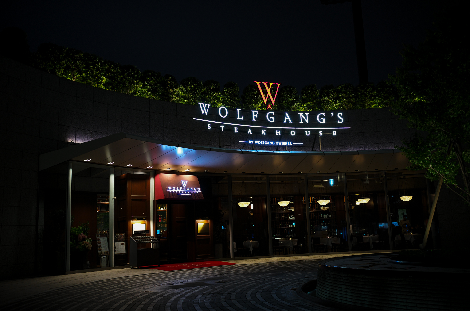 Wolfgangs Steakhouse Signature Aoyama WOLFGANS'S STEAKHOUSE ウルフギャング ステーキハウス Tボーンステーキ  東京都 港区 北青山 2-5-8　青山OM-SQUARE1F 03-5843-0822 100席 (ダイニング58席、個室A：10席、個室B：8席、バー＆ウイスキーラウンジ24席) BARONROUGE バロンルージュ 〒460-0008 愛知県名古屋市中区栄5丁目19番12 @nagoya_baronrouge 050-5872-9950 移転 renewal open 。大人がひっそりと訪れる酒と料理を嗜むお店 25年続くお店が少しだけ移転しリニューアルオープン。新築のビル2階に佇む大人のためのレストラン＆バー。大人の階段を上り重厚な扉を開けると1日の疲れをリセット。大人の日常にそっと手を差し伸べる程よい非日常空間。プロが作る美味い酒 と しっかり食べられる料理。酒だけでも 料理だけでも 会話だけでも お気軽に。初めてご来店の方も いつもの馴染みのお店にしてください。八乃助 ISAMUKATAYAMABACKLASH イサムカタヤマバックラッシュ 片山勇 バックラッシュ ATSUTA JINGU ///【LEICA M10-P ASC 100 Edition + SUMMILUX-M F1.4/50mm ASPH】2022年5月11日 火曜 熱田神宮 Wolfgang's Steakhouse Signature Aoyama WOLFGANS'S STEAKHOUSE ウルフギャング ステーキハウス Tボーンステーキ  東京都 港区 北青山 2-5-8　青山OM-SQUARE1F 03-5843-0822 100席 (ダイニング58席、個室A：10席、個室B：8席、バー＆ウイスキーラウンジ24席) THE RITZ-CARLTON TOKYO "CLUB LEVEL" // 2022.5.06-5.08 ザ・リッツ・カールトン クラブ®レベル ザ・リッツ・カールトンの最高峰のおもてなしを、最上級の空間と設備でご体験いただける「ザ・リッツ・カールトン クラブレベル」。そのおもてなしの中心となるクラブラウンジは、レジデンスをテーマにしたラウンジの概念を超えた空間です。 レセプション、ガーデンテラス、ダイニングルーム、ライブラリーラウンジの4つの エリアに分かれた「クラブラウンジ」では、時間帯によって多彩な趣きでお客様をお迎えいたしております。お客様のクラブレベルのステイをより快適なものにするクラブコンシェルジュは、お客様一人ひとりをお名前でお呼びし、それぞれのお好みに合わせたパーソナルなサービスをお届けいたします。お誕生日や記念日、プロポーズなど特別な日のご滞在には、ご要望に合わせて心に残るひとときを演出するプランをご提案します。 ザ・ロビーラウンジ ラウンジ ホテルの45階、お客様をお迎えするメインロビーに位置する「ザ・ロビーラウンジ」は、お待ち合わせや語らいの時間を特別なものにします。毎週金～日曜日の15時～16時20分の間、「ハープ＆アフタヌーンティー」を提供しております。確かな技術を有するハープ奏者が奏でる美しい音色を聴きながらペストリーシェフによるアフタヌーンティーをお召し上がり頂けます。夕暮れへと移ろいゆく美しい東京の景色と共に、ゆったりとした午後のひとときをお楽しみ下さい45階の開放的な空間で楽しむ伝統的なアフタヌーンティー ザ・リッツ・カールトン東京の45階、お客様をお迎えするメインロビーに位置する「ザ・ロビーラウンジ」は、お待ち合わせや語らいの時間を特別なものにします。 心地よいピアノの生演奏が流れるラグジュアリーな空間で、モダンなアフタヌーンティーセットや厳選された世界各地の茶葉によるティーセレクションと共に、優雅なひと時をお楽しみ下さい。東京の中心に位置する六本木というロケーションに相応しい、西洋と東洋のモダンな融合を表現したインテリアには、オリエンタルな紫、赤、モノトーンを基調とした配色や、和をモチーフとしたファブリックなどを用い、全体として和洋の調和を感じさせる空間となっており、時間の移ろいに合わせた生演奏が彩りを添えます。ISAIA Napoli TOKYO MIDTOWN イザイア ナポリ 東京ミッドタウン スーツ、ジャケット、シャツ、パンツ、シューズ、ネクタイ、チーフ、カバン 愛知 名古屋 Alto e Diritto altoediritto アルトエデリット 20224月19日 ミシュラン ヴァガボンド 2021年12月14日 LA VAGABONDE ラ・ヴァガボンド フレンチ フランス料理 鶴舞 ラヴァカボンド chef ryousuke iwamoto 岩本龍介 予約のとれないフレンチ 名店 美食家 放浪者 旅人 愛知県名古屋市中区千代田2丁目14-24 キャノンピア鶴舞 1F 愛知 名古屋 Alto e Diritto altoediritto アルトエデリット 超絶フレンチ ドレスコード ディナー 中華風家庭料理 ふーみん (表参道/中華料理)　〒107-0062 東京都港区南青山５丁目７−１７ 03-3498-4466　表参道・青山エリアの南青山の中華料理店、中華風家庭料理 ふーみんのオフィシャルページです　CHACOあまみや　千駄ヶ谷の有名なステーキ屋「CHACOあめみや」 炭焼きステーキ 〒151-0051 東京都渋谷区千駄ケ谷１丁目７−１２ 03-3402-6066 http://chacoamemiya.com/sp/ １９７９年（昭和５４年）に開店してから当時のままの姿の店内は重みを感じる。　（お客様からは「昭和の香りがする・・」と言われます）真っ白だった壁も年月を感じさせる趣がある。店内に入るとまず目に入るのが、大きな炭焼きの竈。営業当時からの肉の旨みを沢山吸い込んでいるかも・・・。１９７９年（昭和５４年）に開店してから当時のままの姿の店内は重みを感じる。　（お客様からは「昭和の香りがする・・」と言われます）真っ白だった壁も年月を感じさせる趣がある。店内に入るとまず目に入るのが、大きな炭焼きの竈。営業当時からの肉の旨みを沢山吸い込んでいるかも・・・。炭で焼かれたステーキのお皿は鉄板ではなく鋳物です。牛肉は融点が高いため冷めやすい鉄板ではすぐに肉が固くなってしまいます。チャコのお皿は長い時間温かいので柔らかい牛肉をゆっくりご賞味いただけます。ワイン片手に語らいながら心安らぐ美味しい時間をお過ごしください。LA BISBOCCIA　ラ・ビスボッチャ/LA BISBOCCIA (広尾/イタリアン) RISTORANTE LA BISBOCCIA 〒150-0013 東京都渋谷区恵比寿2-36-13 広尾MTRビル1F "イタリア政府公認レストラン"として選ばれた本格的イタリアン。スタッフもイタリア人が中心で、イタリアにいる気分になれそうな空間。 https://labisboccia.tokyo/ 愛知 名古屋 Vineria Cassini ヴィネリア カッシーニ 東別院 イタリアン 愛知県名古屋市中区伊勢山1-9-13 伊勢山ハイツ1F #1F Iseyamahaitsu, 1-9-13 Iseyama Naka-ku, Nagoya-shi, Aichi-ken 460-0026, Japan イタリアを旅するような気分で楽しむ郷土料理と様々なワイン "Vineria(ヴィネリア)とは、イタリア語でVino(ワイン)＋Osteria(食堂)を足した造語です。 イタリアの郷土料理とその土地で造られた様々なワインをイタリアを旅するような気分でお楽しみいただけます。 「イタリア現地の味」を目指した素材を生かすストレートかつ伝統的なイタリア料理をアラカルトもしくはコースでお楽しみください。 約200種類のイタリアワインの中から、ソムリエがベストなワインを選びます。お料理やお好みに合わせたグラスワインやワインコースもご用意しております。"2021年10月15日 煖 MEI メイ イタリアン 国際センター 名古屋市西区那古野1-23-2 四間道糸重3 mei-nagoya.com shikemichi サンタキアラ Santa Chiara コース 18時一斉スタート きのこ キノコ 森内敬子　モーゼ十戒　ナナツモリピノノワール 2016 pinot noir ドメーヌタカヒコ 曽我貴彦 北海道余市郡余市町登町1395  ワイン名古屋市東区徳川町　天然キノコ MEI 那古野 ネコ 猫　にゃんこ 愛知 名古屋 Alto e Diritto altoediritto アルトエデリット カウンター7席 えごま　味噌カツ ミソカツ みそかつ とんかつ 東別院 〒460-0021 愛知県名古屋市中区平和2丁目16-15 052-323-0963  鶴舞線のガード下にあるトンカツの美味しいお店 みそかつ えごま　和食 美奈登 ミナト 老舗焼肉店 神宮前/焼肉 レトロ モクモク 味噌ダレ とんちゃん 熱田 ホルモン ヤキニク とんねるず ペレ きたなシュラン 懐かし 名鉄堀田駅から徒歩20分 瑞穂区 〒467-0879 愛知県名古屋市瑞穂区平郷町2-6-2 LA VAGABONDE ラ・ヴァガボンド フレンチ フランス料理 鶴舞 ラヴァカボンド chef ryousuke iwamoto 岩本龍介 予約のとれないフレンチ 名店 美食家 放浪者 旅人 愛知県名古屋市中区千代田2丁目14-24 キャノンピア鶴舞 1F 愛知 名古屋 Alto e Diritto altoediritto アルトエデリット 超絶フレンチ ドレスコード ディナー STEAK HOUSE Beef Okuma ステーキハウス ビーフオークマ 名古屋店 霜降り黒毛和牛 サーロイン フィレ シャトーブリアン 仙台牛 宮城牛 近江牛 150g 200g ハンバーグ 松坂屋 名古屋店 愛知　名古屋 Alto e Diritto altoediritto  GW休暇 Alto e Diritto アルトエデリット altoediritto 愛知 名古屋 ゴールデンウィーク 休暇 炭火焼肉 煖  だん ダン 愛知 名古屋 焼き肉  名駅店 瑞穂本店 Alto e Diritto altoediritto アルトエデリット 夢 希望 Dream FREEMASONRY フリーメーソン AUDEMARS PIGUET オーデマピゲ SEX PISTOLS セックスピストルズ JOY DIVISION ジョイディヴィジョン DAVID BOWIE デヴィットボーウィ THE VELVET UNDERGROUND ザベルベットアンダーグラウンド THE ROLLING STONES ザローリングストーンズ QUEEN クイーン LED ZEPPELIN レッドツェッペリン Alto e Diritto アルトエデリット 愛知 名古屋 Italy MOORER ムーレー / BELVEST ベルベスト / ISAIA イザイア / LUCA GRASSIA ルカグラシア / Alfredo Rifugio アルフレードリフージオ / LARDINI ラルディーニ / De Petrillo デ・ペトリロ / TAGLIATORE タリアトーレ / Sealup シーラップ / EMMETI エンメティ / CINQUANTA チンクアンタ / SILENCE サイレンス / MOLEC モレック / Finamore フィナモレ / ORIAN オリアン / AVINO Laboratorio Napoletano アヴィーノ / INCOTEX インコテックス / INCOTEX SLACKS インコテックススラックス / PT TORINO ピーティートリノ / BERWICH ベルウィッチ / VIGANO ヴィガーノ / RICHARD J.BROWN リチャードJブラウン / FEDELI フェデーリ / MANRICO CASHMERE マンリコカシミヤ / ZANONE ザノーネ / Cruciani クルチアーニ / GRAN SASSO グランサッソ / Settefili Cashmere セッテフィーリカシミア / Girelli Bruni ジレリブルーニ / ENZO BONAFE エンツォボナフェ / FERRANTE フェランテ / GHOUD ゴード / ACATE アカーテ / Cisei シセイ / STEFANO RICCI ステファノリッチ / ALPO アル France Georges de Patricia ジョルジュドパトリシア / SAINT LAURENTサンローラン / CELINE セリーヌ / AUBERCY オーベルシー / lucien pellat-finet ルシアンペラフィネ / NATIONAL STANDARD ナショナルスタンダー U.S.A. South Paradiso Leather サウスパラディソ / JACQUESMARIEMAGE ジャックマリーマージュ / MARC MARMEL マークマーメル / WHITE'S BOOTS ホワイツブーツ / JUTTA NEUMANN ユッタニューマン England GRENFELL グレンフェル / J&M DAVIDSON ジェイアンドエムディヴィッドソン / JAMES GROSE ジェームスグロース / JOHN SMEDLEY ジョンスメドレー / Johnstons ジョンストンズ Other FIXER フィクサー / cuervo bopoha クエルボ ヴァローナ / BACKLASH The Line バックラッシュ ザライン / RIVORA リヴォラ / C.QP / Order Suit オーダースーツ 愛知 名古屋 Alto e Diritto altoediritto アルトエデリッライカM10 アポズミクロン 2021 October.27 21年目スタート 21年目からは楽しくゆっくりすごしてゆけたらなと思ってます ジョーストラマー 「10.26(tue)」,「10.27(wed)」 お休みとなります Thames LONDON / HERBIE YAMAGUCHI 1983 テムズ川 ロンドン ハービー山口 1983年 イギリス England イングランド 写真家 写真 Not Banksy ノットバンクシー BANKSY バンクシー 我々の敵はあなたの敵じゃない   共に生きよう LEICA // APO-SUMMICRON-M f2/35mm ASPH. ライカ アポ・ズミクロンM f2/35mm ASPH. 愛知 名古屋 Alto e Diritto altoediritto アルトエデリット 世界最高峰のレンズと称賛され続けているライカMレンズにおいて、アポ・ズミクロンM f2/35mm ASPH.もそのMレンズの名にふさわしい優れた性能を誇ります。さらに、アポ・ズミクロンMシリーズのレンズとしてはもちろんのこと、これまでにない新しいタイプのMレンズとして目をひく存在でもあります。その特長は、Mレンズの中で最短で唯一ともいえる最短撮影距離と、きわめてシャープな描写力、美しいボケ味、そして開放F値F2という明るさにあります。ドイツならではの高度な製造技術が生み出したこのレンズを活用すれば、M型カメラはもとより、「ライカSL2」や「ライカSL2-S」でも、優れた描写力を活用してあらゆるシーンでの撮影が楽しめます。 光学系の設計に全撮影距離で高画質が得られるフローティングシステムを採用しているため、近距離撮影でも高い描写力を発揮しながら、Mレンズでは唯一となるわずか30cmという最短撮影距離を実現しています。フォーカスリングの回転角は300°ときわめて大きく、最短撮影距離が短くなっているにも関わらず緻密なピント合わせが可能です。開放値はF2.0という明るさで、クリエイティブな作品づくりも多彩に楽しめます。その時々の貴重な瞬間を、ライカらしい高品位な写真として記録することができます。イギリスの写真家ヒュー・ジョン氏は、ポートレート撮影でもアポ・ズミクロンM f2/35mm ASPH.が威力を発揮することを実感しました。「被写界深度がこれほど浅くなるとは驚きました。まつげの部分が驚くほどシャープに描写され、そこから徐々にボケていく。これは元のサイズのまま一部をトリミングしたものですが、85mm、いや、105mmのレンズで撮影したかのような仕上がりです！」「アポ・ズミクロンM f2/35mm ASPH.は、美しいボケ味でポートレート写真に新たな可能性をもたらすレンズですね。それに接写もこなせるので、まさにオールラウンドな1本だと言えます。色の再現性も絶妙で、シャープな解像感も素晴らしい。これさえあれば他のレンズはいらないと言ってもいいかもしれません！」2021年8月18日 Leica Nagoya ライカ松坂屋名古屋店 ライカ名古屋 460-8430 愛知県中区栄3-16-1 松坂屋名古屋店 北館3Ｆ 052-264-2840 入鹿池　いるかいけ 名古屋近郊のボート釣りのメッカ 愛知県犬山市の入鹿、飛騨木曽川国定公園内にある人工の農業用ため池 わかさぎ釣り・ブラックバス釣りなら入鹿池にある見晴茶屋へ https://inuyama.gr.jp/miharashi.html 犬山観光情報  ワカサギやブラックバス釣りのメッカとして知られる入鹿池 ブラックバス釣果 犬山名物 でんがく 五平餅 見晴茶屋 愛知県犬山市堤下60 蓬ぜん 犬山 犬山口 愛知 名古屋名物 ひつまぶし http://houzen.s-d.jp/index.html 犬山城 ミシュランガイド愛知2019 あつた蓬莱軒 22年間修行 店主 うなぎ ウナギ 鰻 愛知県犬山市上坂町4-168 0568-39-5077 犬山市観光協会 ミシュラン 博多串焼き 八乃助  焼き鳥 焼鳥 愛知 名古屋 とみやBLOG 富屋酒店 とみやBLOG ライカ LEICA LEICA M10-p ASC100 EDITION ライカM10-P ズミルックス 2021年7月27日 煖 MEI メイ イタリアン 国際センター 名古屋市西区那古野1-23-2 四間道糸重3 mei-nagoya.com shikemichi サンタキアラ Santa Chiara コース 18時一斉スタート きのこ キノコ 森内敬子　モーゼ十戒　ナナツモリピノノワール 2016 pinot noir ドメーヌタカヒコ 曽我貴彦 北海道余市郡余市町登町1395  ワイン名古屋市東区徳川町　天然キノコ MEI 那古野 ネコ 猫　にゃんこ 愛知 名古屋 Alto e Diritto altoediritto アルトエデリット カウンター7席 えごま　味噌カツ ミソカツ みそかつ とんかつ 東別院 〒460-0021 愛知県名古屋市中区平和2丁目16-15 052-323-0963  鶴舞線のガード下にあるトンカツの美味しいお店 みそかつ えごま　和食 美奈登 ミナト 老舗焼肉店 神宮前/焼肉 レトロ モクモク 味噌ダレ とんちゃん 熱田 ホルモン ヤキニク とんねるず ペレ きたなシュラン 懐かし 名鉄堀田駅から徒歩20分 瑞穂区 〒467-0879 愛知県名古屋市瑞穂区平郷町2-6-2 LA VAGABONDE ラ・ヴァガボンド フレンチ フランス料理 鶴舞 ラヴァカボンド chef ryousuke iwamoto 岩本龍介 予約のとれないフレンチ 名店 美食家 放浪者 旅人 愛知県名古屋市中区千代田2丁目14-24 キャノンピア鶴舞 1F 愛知 名古屋 Alto e Diritto altoediritto アルトエデリット 超絶フレンチ ドレスコード ディナー STEAK HOUSE Beef Okuma ステーキハウス ビーフオークマ 名古屋店 霜降り黒毛和牛 サーロイン フィレ シャトーブリアン 仙台牛 宮城牛 近江牛 150g 200g ハンバーグ 松坂屋 名古屋店 愛知　名古屋 Alto e Diritto altoediritto  GW休暇 Alto e Diritto アルトエデリット altoediritto 愛知 名古屋 ゴールデンウィーク 休暇 炭火焼肉 煖  だん ダン 愛知 名古屋 焼き肉  名駅店 瑞穂本店 Alto e Diritto altoediritto アルトエデリット 夢 希望 Dream FREEMASONRY フリーメーソン AUDEMARS PIGUET オーデマピゲ SEX PISTOLS セックスピストルズ JOY DIVISION ジョイディヴィジョン DAVID BOWIE デヴィットボーウィ THE VELVET UNDERGROUND ザベルベットアンダーグラウンド THE ROLLING STONES ザローリングストーンズ QUEEN クイーン LED ZEPPELIN レッドツェッペリン Alto e Diritto アルトエデリット 愛知 名古屋 Italy MOORER ムーレー / BELVEST ベルベスト / ISAIA イザイア / LUCA GRASSIA ルカグラシア / Alfredo Rifugio アルフレードリフージオ / LARDINI ラルディーニ / De Petrillo デ・ペトリロ / TAGLIATORE タリアトーレ / Sealup シーラップ / EMMETI エンメティ / CINQUANTA チンクアンタ / SILENCE サイレンス / MOLEC モレック / Finamore フィナモレ / ORIAN オリアン / AVINO Laboratorio Napoletano アヴィーノ / INCOTEX インコテックス / INCOTEX SLACKS インコテックススラックス / PT TORINO ピーティートリノ / BERWICH ベルウィッチ / VIGANO ヴィガーノ / RICHARD J.BROWN リチャードJブラウン / FEDELI フェデーリ / MANRICO CASHMERE マンリコカシミヤ / ZANONE ザノーネ / Cruciani クルチアーニ / GRAN SASSO グランサッソ / Settefili Cashmere セッテフィーリカシミア / Girelli Bruni ジレリブルーニ / ENZO BONAFE エンツォボナフェ / FERRANTE フェランテ / GHOUD ゴード / ACATE アカーテ / Cisei シセイ / STEFANO RICCI ステファノリッチ / ALPO アル France Georges de Patricia ジョルジュドパトリシア / SAINT LAURENTサンローラン / CELINE セリーヌ / AUBERCY オーベルシー / lucien pellat-finet ルシアンペラフィネ / NATIONAL STANDARD ナショナルスタンダー U.S.A. South Paradiso Leather サウスパラディソ / JACQUESMARIEMAGE ジャックマリーマージュ / MARC MARMEL マークマーメル / WHITE'S BOOTS ホワイツブーツ / JUTTA NEUMANN ユッタニューマン England GRENFELL グレンフェル / J&M DAVIDSON ジェイアンドエムディヴィッドソン / JAMES GROSE ジェームスグロース / JOHN SMEDLEY ジョンスメドレー / Johnstons ジョンストンズ Other FIXER フィクサー / cuervo bopoha クエルボ ヴァローナ / BACKLASH The Line バックラッシュ ザライン / RIVORA リヴォラ / C.QP / Order Suit オーダースーツ 愛知 名古屋 Alto e Diritto altoediritto アルトエデリット