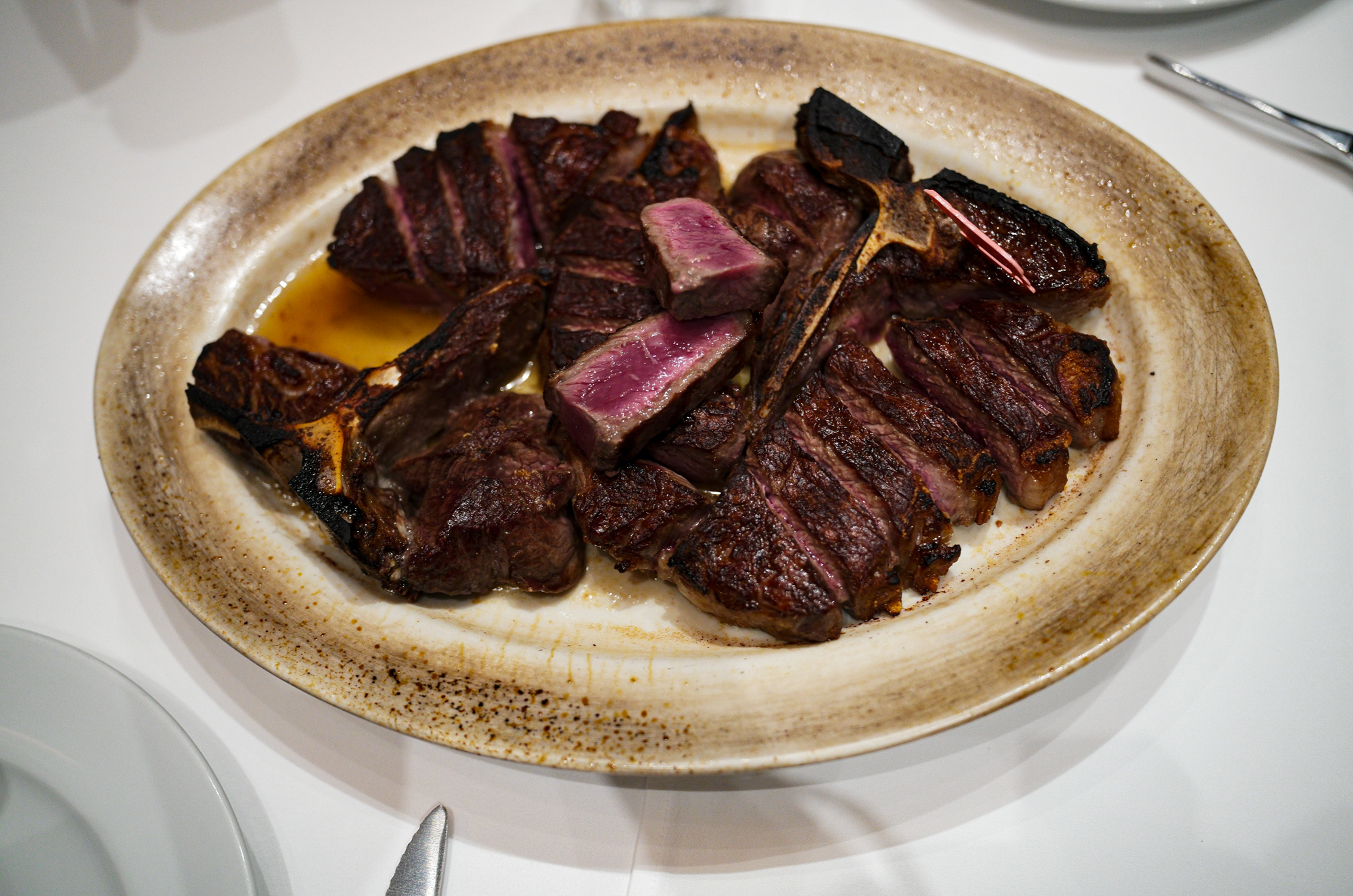 Wolfgangs Steakhouse Signature Aoyama WOLFGANS'S STEAKHOUSE ウルフギャング ステーキハウス Tボーンステーキ  東京都 港区 北青山 2-5-8　青山OM-SQUARE1F 03-5843-0822 100席 (ダイニング58席、個室A：10席、個室B：8席、バー＆ウイスキーラウンジ24席) BARONROUGE バロンルージュ 〒460-0008 愛知県名古屋市中区栄5丁目19番12 @nagoya_baronrouge 050-5872-9950 移転 renewal open 。大人がひっそりと訪れる酒と料理を嗜むお店 25年続くお店が少しだけ移転しリニューアルオープン。新築のビル2階に佇む大人のためのレストラン＆バー。大人の階段を上り重厚な扉を開けると1日の疲れをリセット。大人の日常にそっと手を差し伸べる程よい非日常空間。プロが作る美味い酒 と しっかり食べられる料理。酒だけでも 料理だけでも 会話だけでも お気軽に。初めてご来店の方も いつもの馴染みのお店にしてください。八乃助 ISAMUKATAYAMABACKLASH イサムカタヤマバックラッシュ 片山勇 バックラッシュ ATSUTA JINGU ///【LEICA M10-P ASC 100 Edition + SUMMILUX-M F1.4/50mm ASPH】2022年5月11日 火曜 熱田神宮 Wolfgang's Steakhouse Signature Aoyama WOLFGANS'S STEAKHOUSE ウルフギャング ステーキハウス Tボーンステーキ  東京都 港区 北青山 2-5-8　青山OM-SQUARE1F 03-5843-0822 100席 (ダイニング58席、個室A：10席、個室B：8席、バー＆ウイスキーラウンジ24席) THE RITZ-CARLTON TOKYO "CLUB LEVEL" // 2022.5.06-5.08 ザ・リッツ・カールトン クラブ®レベル ザ・リッツ・カールトンの最高峰のおもてなしを、最上級の空間と設備でご体験いただける「ザ・リッツ・カールトン クラブレベル」。そのおもてなしの中心となるクラブラウンジは、レジデンスをテーマにしたラウンジの概念を超えた空間です。 レセプション、ガーデンテラス、ダイニングルーム、ライブラリーラウンジの4つの エリアに分かれた「クラブラウンジ」では、時間帯によって多彩な趣きでお客様をお迎えいたしております。お客様のクラブレベルのステイをより快適なものにするクラブコンシェルジュは、お客様一人ひとりをお名前でお呼びし、それぞれのお好みに合わせたパーソナルなサービスをお届けいたします。お誕生日や記念日、プロポーズなど特別な日のご滞在には、ご要望に合わせて心に残るひとときを演出するプランをご提案します。 ザ・ロビーラウンジ ラウンジ ホテルの45階、お客様をお迎えするメインロビーに位置する「ザ・ロビーラウンジ」は、お待ち合わせや語らいの時間を特別なものにします。毎週金～日曜日の15時～16時20分の間、「ハープ＆アフタヌーンティー」を提供しております。確かな技術を有するハープ奏者が奏でる美しい音色を聴きながらペストリーシェフによるアフタヌーンティーをお召し上がり頂けます。夕暮れへと移ろいゆく美しい東京の景色と共に、ゆったりとした午後のひとときをお楽しみ下さい45階の開放的な空間で楽しむ伝統的なアフタヌーンティー ザ・リッツ・カールトン東京の45階、お客様をお迎えするメインロビーに位置する「ザ・ロビーラウンジ」は、お待ち合わせや語らいの時間を特別なものにします。 心地よいピアノの生演奏が流れるラグジュアリーな空間で、モダンなアフタヌーンティーセットや厳選された世界各地の茶葉によるティーセレクションと共に、優雅なひと時をお楽しみ下さい。東京の中心に位置する六本木というロケーションに相応しい、西洋と東洋のモダンな融合を表現したインテリアには、オリエンタルな紫、赤、モノトーンを基調とした配色や、和をモチーフとしたファブリックなどを用い、全体として和洋の調和を感じさせる空間となっており、時間の移ろいに合わせた生演奏が彩りを添えます。ISAIA Napoli TOKYO MIDTOWN イザイア ナポリ 東京ミッドタウン スーツ、ジャケット、シャツ、パンツ、シューズ、ネクタイ、チーフ、カバン 愛知 名古屋 Alto e Diritto altoediritto アルトエデリット 20224月19日 ミシュラン ヴァガボンド 2021年12月14日 LA VAGABONDE ラ・ヴァガボンド フレンチ フランス料理 鶴舞 ラヴァカボンド chef ryousuke iwamoto 岩本龍介 予約のとれないフレンチ 名店 美食家 放浪者 旅人 愛知県名古屋市中区千代田2丁目14-24 キャノンピア鶴舞 1F 愛知 名古屋 Alto e Diritto altoediritto アルトエデリット 超絶フレンチ ドレスコード ディナー 中華風家庭料理 ふーみん (表参道/中華料理)　〒107-0062 東京都港区南青山５丁目７−１７ 03-3498-4466　表参道・青山エリアの南青山の中華料理店、中華風家庭料理 ふーみんのオフィシャルページです　CHACOあまみや　千駄ヶ谷の有名なステーキ屋「CHACOあめみや」 炭焼きステーキ 〒151-0051 東京都渋谷区千駄ケ谷１丁目７−１２ 03-3402-6066 http://chacoamemiya.com/sp/ １９７９年（昭和５４年）に開店してから当時のままの姿の店内は重みを感じる。　（お客様からは「昭和の香りがする・・」と言われます）真っ白だった壁も年月を感じさせる趣がある。店内に入るとまず目に入るのが、大きな炭焼きの竈。営業当時からの肉の旨みを沢山吸い込んでいるかも・・・。１９７９年（昭和５４年）に開店してから当時のままの姿の店内は重みを感じる。　（お客様からは「昭和の香りがする・・」と言われます）真っ白だった壁も年月を感じさせる趣がある。店内に入るとまず目に入るのが、大きな炭焼きの竈。営業当時からの肉の旨みを沢山吸い込んでいるかも・・・。炭で焼かれたステーキのお皿は鉄板ではなく鋳物です。牛肉は融点が高いため冷めやすい鉄板ではすぐに肉が固くなってしまいます。チャコのお皿は長い時間温かいので柔らかい牛肉をゆっくりご賞味いただけます。ワイン片手に語らいながら心安らぐ美味しい時間をお過ごしください。LA BISBOCCIA　ラ・ビスボッチャ/LA BISBOCCIA (広尾/イタリアン) RISTORANTE LA BISBOCCIA 〒150-0013 東京都渋谷区恵比寿2-36-13 広尾MTRビル1F "イタリア政府公認レストラン"として選ばれた本格的イタリアン。スタッフもイタリア人が中心で、イタリアにいる気分になれそうな空間。 https://labisboccia.tokyo/ 愛知 名古屋 Vineria Cassini ヴィネリア カッシーニ 東別院 イタリアン 愛知県名古屋市中区伊勢山1-9-13 伊勢山ハイツ1F #1F Iseyamahaitsu, 1-9-13 Iseyama Naka-ku, Nagoya-shi, Aichi-ken 460-0026, Japan イタリアを旅するような気分で楽しむ郷土料理と様々なワイン "Vineria(ヴィネリア)とは、イタリア語でVino(ワイン)＋Osteria(食堂)を足した造語です。 イタリアの郷土料理とその土地で造られた様々なワインをイタリアを旅するような気分でお楽しみいただけます。 「イタリア現地の味」を目指した素材を生かすストレートかつ伝統的なイタリア料理をアラカルトもしくはコースでお楽しみください。 約200種類のイタリアワインの中から、ソムリエがベストなワインを選びます。お料理やお好みに合わせたグラスワインやワインコースもご用意しております。"2021年10月15日 煖 MEI メイ イタリアン 国際センター 名古屋市西区那古野1-23-2 四間道糸重3 mei-nagoya.com shikemichi サンタキアラ Santa Chiara コース 18時一斉スタート きのこ キノコ 森内敬子　モーゼ十戒　ナナツモリピノノワール 2016 pinot noir ドメーヌタカヒコ 曽我貴彦 北海道余市郡余市町登町1395  ワイン名古屋市東区徳川町　天然キノコ MEI 那古野 ネコ 猫　にゃんこ 愛知 名古屋 Alto e Diritto altoediritto アルトエデリット カウンター7席 えごま　味噌カツ ミソカツ みそかつ とんかつ 東別院 〒460-0021 愛知県名古屋市中区平和2丁目16-15 052-323-0963  鶴舞線のガード下にあるトンカツの美味しいお店 みそかつ えごま　和食 美奈登 ミナト 老舗焼肉店 神宮前/焼肉 レトロ モクモク 味噌ダレ とんちゃん 熱田 ホルモン ヤキニク とんねるず ペレ きたなシュラン 懐かし 名鉄堀田駅から徒歩20分 瑞穂区 〒467-0879 愛知県名古屋市瑞穂区平郷町2-6-2 LA VAGABONDE ラ・ヴァガボンド フレンチ フランス料理 鶴舞 ラヴァカボンド chef ryousuke iwamoto 岩本龍介 予約のとれないフレンチ 名店 美食家 放浪者 旅人 愛知県名古屋市中区千代田2丁目14-24 キャノンピア鶴舞 1F 愛知 名古屋 Alto e Diritto altoediritto アルトエデリット 超絶フレンチ ドレスコード ディナー STEAK HOUSE Beef Okuma ステーキハウス ビーフオークマ 名古屋店 霜降り黒毛和牛 サーロイン フィレ シャトーブリアン 仙台牛 宮城牛 近江牛 150g 200g ハンバーグ 松坂屋 名古屋店 愛知　名古屋 Alto e Diritto altoediritto  GW休暇 Alto e Diritto アルトエデリット altoediritto 愛知 名古屋 ゴールデンウィーク 休暇 炭火焼肉 煖  だん ダン 愛知 名古屋 焼き肉  名駅店 瑞穂本店 Alto e Diritto altoediritto アルトエデリット 夢 希望 Dream FREEMASONRY フリーメーソン AUDEMARS PIGUET オーデマピゲ SEX PISTOLS セックスピストルズ JOY DIVISION ジョイディヴィジョン DAVID BOWIE デヴィットボーウィ THE VELVET UNDERGROUND ザベルベットアンダーグラウンド THE ROLLING STONES ザローリングストーンズ QUEEN クイーン LED ZEPPELIN レッドツェッペリン Alto e Diritto アルトエデリット 愛知 名古屋 Italy MOORER ムーレー / BELVEST ベルベスト / ISAIA イザイア / LUCA GRASSIA ルカグラシア / Alfredo Rifugio アルフレードリフージオ / LARDINI ラルディーニ / De Petrillo デ・ペトリロ / TAGLIATORE タリアトーレ / Sealup シーラップ / EMMETI エンメティ / CINQUANTA チンクアンタ / SILENCE サイレンス / MOLEC モレック / Finamore フィナモレ / ORIAN オリアン / AVINO Laboratorio Napoletano アヴィーノ / INCOTEX インコテックス / INCOTEX SLACKS インコテックススラックス / PT TORINO ピーティートリノ / BERWICH ベルウィッチ / VIGANO ヴィガーノ / RICHARD J.BROWN リチャードJブラウン / FEDELI フェデーリ / MANRICO CASHMERE マンリコカシミヤ / ZANONE ザノーネ / Cruciani クルチアーニ / GRAN SASSO グランサッソ / Settefili Cashmere セッテフィーリカシミア / Girelli Bruni ジレリブルーニ / ENZO BONAFE エンツォボナフェ / FERRANTE フェランテ / GHOUD ゴード / ACATE アカーテ / Cisei シセイ / STEFANO RICCI ステファノリッチ / ALPO アル France Georges de Patricia ジョルジュドパトリシア / SAINT LAURENTサンローラン / CELINE セリーヌ / AUBERCY オーベルシー / lucien pellat-finet ルシアンペラフィネ / NATIONAL STANDARD ナショナルスタンダー U.S.A. South Paradiso Leather サウスパラディソ / JACQUESMARIEMAGE ジャックマリーマージュ / MARC MARMEL マークマーメル / WHITE'S BOOTS ホワイツブーツ / JUTTA NEUMANN ユッタニューマン England GRENFELL グレンフェル / J&M DAVIDSON ジェイアンドエムディヴィッドソン / JAMES GROSE ジェームスグロース / JOHN SMEDLEY ジョンスメドレー / Johnstons ジョンストンズ Other FIXER フィクサー / cuervo bopoha クエルボ ヴァローナ / BACKLASH The Line バックラッシュ ザライン / RIVORA リヴォラ / C.QP / Order Suit オーダースーツ 愛知 名古屋 Alto e Diritto altoediritto アルトエデリッライカM10 アポズミクロン 2021 October.27 21年目スタート 21年目からは楽しくゆっくりすごしてゆけたらなと思ってます ジョーストラマー 「10.26(tue)」,「10.27(wed)」 お休みとなります Thames LONDON / HERBIE YAMAGUCHI 1983 テムズ川 ロンドン ハービー山口 1983年 イギリス England イングランド 写真家 写真 Not Banksy ノットバンクシー BANKSY バンクシー 我々の敵はあなたの敵じゃない   共に生きよう LEICA // APO-SUMMICRON-M f2/35mm ASPH. ライカ アポ・ズミクロンM f2/35mm ASPH. 愛知 名古屋 Alto e Diritto altoediritto アルトエデリット 世界最高峰のレンズと称賛され続けているライカMレンズにおいて、アポ・ズミクロンM f2/35mm ASPH.もそのMレンズの名にふさわしい優れた性能を誇ります。さらに、アポ・ズミクロンMシリーズのレンズとしてはもちろんのこと、これまでにない新しいタイプのMレンズとして目をひく存在でもあります。その特長は、Mレンズの中で最短で唯一ともいえる最短撮影距離と、きわめてシャープな描写力、美しいボケ味、そして開放F値F2という明るさにあります。ドイツならではの高度な製造技術が生み出したこのレンズを活用すれば、M型カメラはもとより、「ライカSL2」や「ライカSL2-S」でも、優れた描写力を活用してあらゆるシーンでの撮影が楽しめます。 光学系の設計に全撮影距離で高画質が得られるフローティングシステムを採用しているため、近距離撮影でも高い描写力を発揮しながら、Mレンズでは唯一となるわずか30cmという最短撮影距離を実現しています。フォーカスリングの回転角は300°ときわめて大きく、最短撮影距離が短くなっているにも関わらず緻密なピント合わせが可能です。開放値はF2.0という明るさで、クリエイティブな作品づくりも多彩に楽しめます。その時々の貴重な瞬間を、ライカらしい高品位な写真として記録することができます。イギリスの写真家ヒュー・ジョン氏は、ポートレート撮影でもアポ・ズミクロンM f2/35mm ASPH.が威力を発揮することを実感しました。「被写界深度がこれほど浅くなるとは驚きました。まつげの部分が驚くほどシャープに描写され、そこから徐々にボケていく。これは元のサイズのまま一部をトリミングしたものですが、85mm、いや、105mmのレンズで撮影したかのような仕上がりです！」「アポ・ズミクロンM f2/35mm ASPH.は、美しいボケ味でポートレート写真に新たな可能性をもたらすレンズですね。それに接写もこなせるので、まさにオールラウンドな1本だと言えます。色の再現性も絶妙で、シャープな解像感も素晴らしい。これさえあれば他のレンズはいらないと言ってもいいかもしれません！」2021年8月18日 Leica Nagoya ライカ松坂屋名古屋店 ライカ名古屋 460-8430 愛知県中区栄3-16-1 松坂屋名古屋店 北館3Ｆ 052-264-2840 入鹿池　いるかいけ 名古屋近郊のボート釣りのメッカ 愛知県犬山市の入鹿、飛騨木曽川国定公園内にある人工の農業用ため池 わかさぎ釣り・ブラックバス釣りなら入鹿池にある見晴茶屋へ https://inuyama.gr.jp/miharashi.html 犬山観光情報  ワカサギやブラックバス釣りのメッカとして知られる入鹿池 ブラックバス釣果 犬山名物 でんがく 五平餅 見晴茶屋 愛知県犬山市堤下60 蓬ぜん 犬山 犬山口 愛知 名古屋名物 ひつまぶし http://houzen.s-d.jp/index.html 犬山城 ミシュランガイド愛知2019 あつた蓬莱軒 22年間修行 店主 うなぎ ウナギ 鰻 愛知県犬山市上坂町4-168 0568-39-5077 犬山市観光協会 ミシュラン 博多串焼き 八乃助  焼き鳥 焼鳥 愛知 名古屋 とみやBLOG 富屋酒店 とみやBLOG ライカ LEICA LEICA M10-p ASC100 EDITION ライカM10-P ズミルックス 2021年7月27日 煖 MEI メイ イタリアン 国際センター 名古屋市西区那古野1-23-2 四間道糸重3 mei-nagoya.com shikemichi サンタキアラ Santa Chiara コース 18時一斉スタート きのこ キノコ 森内敬子　モーゼ十戒　ナナツモリピノノワール 2016 pinot noir ドメーヌタカヒコ 曽我貴彦 北海道余市郡余市町登町1395  ワイン名古屋市東区徳川町　天然キノコ MEI 那古野 ネコ 猫　にゃんこ 愛知 名古屋 Alto e Diritto altoediritto アルトエデリット カウンター7席 えごま　味噌カツ ミソカツ みそかつ とんかつ 東別院 〒460-0021 愛知県名古屋市中区平和2丁目16-15 052-323-0963  鶴舞線のガード下にあるトンカツの美味しいお店 みそかつ えごま　和食 美奈登 ミナト 老舗焼肉店 神宮前/焼肉 レトロ モクモク 味噌ダレ とんちゃん 熱田 ホルモン ヤキニク とんねるず ペレ きたなシュラン 懐かし 名鉄堀田駅から徒歩20分 瑞穂区 〒467-0879 愛知県名古屋市瑞穂区平郷町2-6-2 LA VAGABONDE ラ・ヴァガボンド フレンチ フランス料理 鶴舞 ラヴァカボンド chef ryousuke iwamoto 岩本龍介 予約のとれないフレンチ 名店 美食家 放浪者 旅人 愛知県名古屋市中区千代田2丁目14-24 キャノンピア鶴舞 1F 愛知 名古屋 Alto e Diritto altoediritto アルトエデリット 超絶フレンチ ドレスコード ディナー STEAK HOUSE Beef Okuma ステーキハウス ビーフオークマ 名古屋店 霜降り黒毛和牛 サーロイン フィレ シャトーブリアン 仙台牛 宮城牛 近江牛 150g 200g ハンバーグ 松坂屋 名古屋店 愛知　名古屋 Alto e Diritto altoediritto  GW休暇 Alto e Diritto アルトエデリット altoediritto 愛知 名古屋 ゴールデンウィーク 休暇 炭火焼肉 煖  だん ダン 愛知 名古屋 焼き肉  名駅店 瑞穂本店 Alto e Diritto altoediritto アルトエデリット 夢 希望 Dream FREEMASONRY フリーメーソン AUDEMARS PIGUET オーデマピゲ SEX PISTOLS セックスピストルズ JOY DIVISION ジョイディヴィジョン DAVID BOWIE デヴィットボーウィ THE VELVET UNDERGROUND ザベルベットアンダーグラウンド THE ROLLING STONES ザローリングストーンズ QUEEN クイーン LED ZEPPELIN レッドツェッペリン Alto e Diritto アルトエデリット 愛知 名古屋 Italy MOORER ムーレー / BELVEST ベルベスト / ISAIA イザイア / LUCA GRASSIA ルカグラシア / Alfredo Rifugio アルフレードリフージオ / LARDINI ラルディーニ / De Petrillo デ・ペトリロ / TAGLIATORE タリアトーレ / Sealup シーラップ / EMMETI エンメティ / CINQUANTA チンクアンタ / SILENCE サイレンス / MOLEC モレック / Finamore フィナモレ / ORIAN オリアン / AVINO Laboratorio Napoletano アヴィーノ / INCOTEX インコテックス / INCOTEX SLACKS インコテックススラックス / PT TORINO ピーティートリノ / BERWICH ベルウィッチ / VIGANO ヴィガーノ / RICHARD J.BROWN リチャードJブラウン / FEDELI フェデーリ / MANRICO CASHMERE マンリコカシミヤ / ZANONE ザノーネ / Cruciani クルチアーニ / GRAN SASSO グランサッソ / Settefili Cashmere セッテフィーリカシミア / Girelli Bruni ジレリブルーニ / ENZO BONAFE エンツォボナフェ / FERRANTE フェランテ / GHOUD ゴード / ACATE アカーテ / Cisei シセイ / STEFANO RICCI ステファノリッチ / ALPO アル France Georges de Patricia ジョルジュドパトリシア / SAINT LAURENTサンローラン / CELINE セリーヌ / AUBERCY オーベルシー / lucien pellat-finet ルシアンペラフィネ / NATIONAL STANDARD ナショナルスタンダー U.S.A. South Paradiso Leather サウスパラディソ / JACQUESMARIEMAGE ジャックマリーマージュ / MARC MARMEL マークマーメル / WHITE'S BOOTS ホワイツブーツ / JUTTA NEUMANN ユッタニューマン England GRENFELL グレンフェル / J&M DAVIDSON ジェイアンドエムディヴィッドソン / JAMES GROSE ジェームスグロース / JOHN SMEDLEY ジョンスメドレー / Johnstons ジョンストンズ Other FIXER フィクサー / cuervo bopoha クエルボ ヴァローナ / BACKLASH The Line バックラッシュ ザライン / RIVORA リヴォラ / C.QP / Order Suit オーダースーツ 愛知 名古屋 Alto e Diritto altoediritto アルトエデリット
