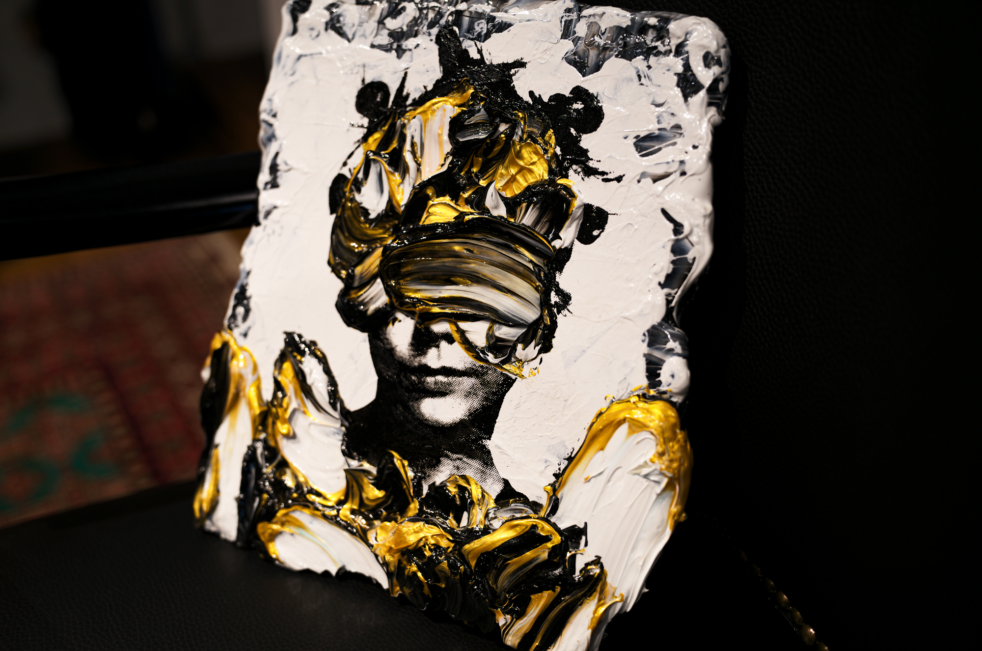 Bjork / Acrylic on canvas 2023 / H273×W220×D20 ￥82,500円この作品は、アイスランド出身の世界的歌手「ビョーク」をモチーフにしている。描いたのは、デビュー間もない彼女の存在が、世界の輪郭を変え始める"始まりの象徴"としての姿。モノクロームの静謐な構成に、ところどころ差し込まれた金彩が、言葉になる前の衝動と、生まれ持った磁場のようなエネルギーを浮かび上がらせる。微かに笑む口元は、柔らかさの奥に揺るぎない芯を湛え、静かに見る者を肯定する。特徴的な髪型は、単なる奇抜さではなく、「自分というかたち」を刻もうとする明確な意志の造形である。そして、白い背景からキャンバスを越えて溢れ出す絵の具は、彼女が内包する力の拡張であり、枠に収まらない存在そのものを象徴している。この作品は、「ビョーク」という存在を描いたのではなく、その放たれるエネルギーを纏うように、共鳴するように、内側から力を引き出してくれる"現象"としての彼女を表現している。