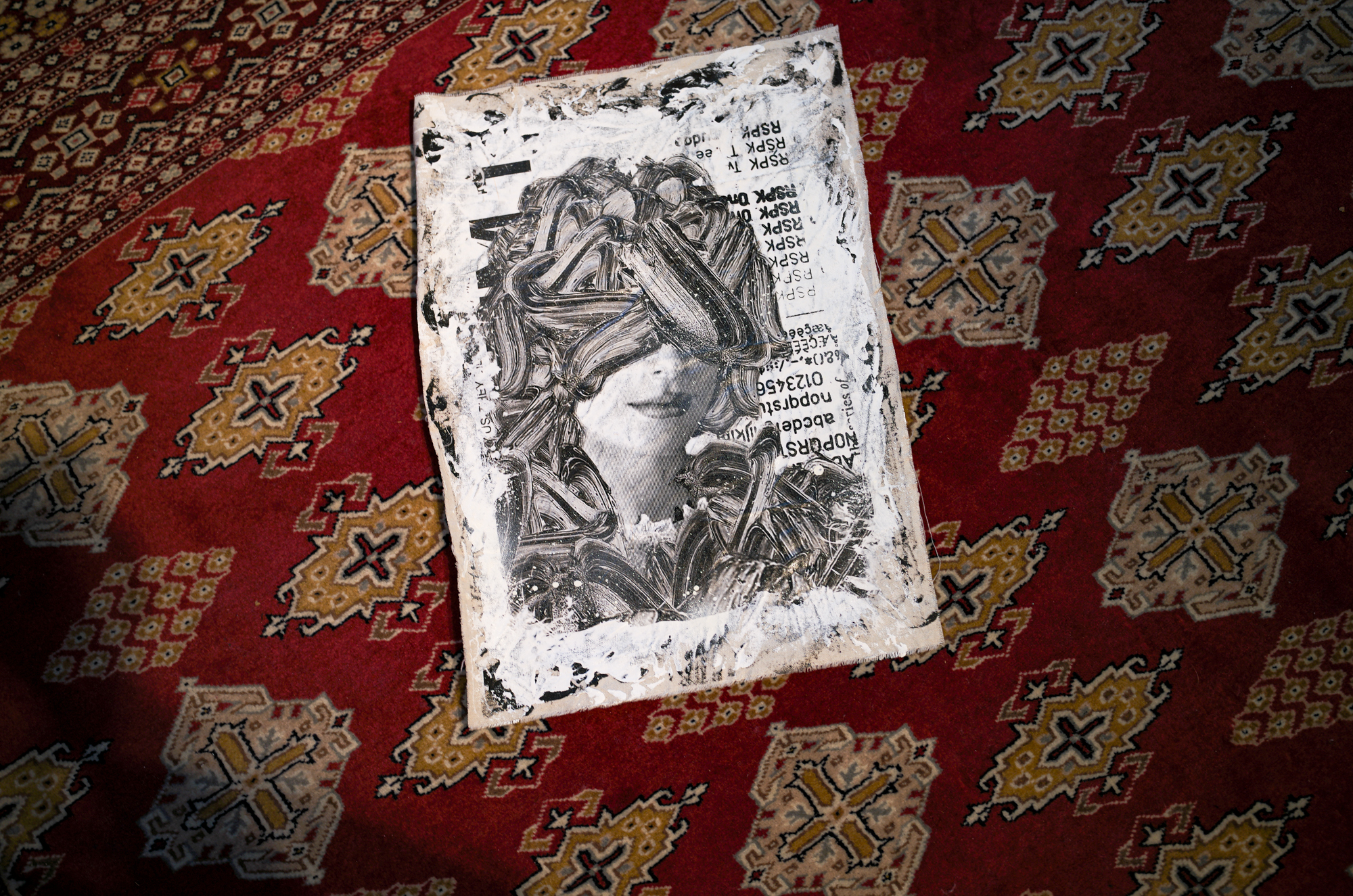 Grace Patricia Kelly Grace / Pigment Print, Acrylic on canvas (unmounted) 2024 / H420×W297×D2 ￥66,000円 本作はグレース・ケリーをモチーフとしている。その気品とエレガンスは、映画界にとどまらず、モナコ公妃としても多くの人々を魅了し続けた。本作では、彼女の口元に穏やかで上品な微笑みを残し、その他の部分を絵具で覆う構図によって、外見的な美しさとともに、内面に宿る静かな強さを浮かび上がらせている。この微笑みは、時代を超えて愛される普遍的な魅力の象徴であり、控えめでありながらも、確かな存在感を放つ。表情を覆い隠すことで、彼女の人間性に宿る「格式と親しみやすさの調和」が、より深みを増して立ち上がる。本作は、グレース・ケリーという存在が体現した静けさと気高さが、なぜ今なお人々の心に残るのかを問いかける一作である。