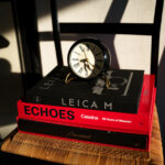ARNE JACOBSEN ROMAN CLASSIC ローマンクラシック アルネ ヤコブセン 探求心を紡いで辿り着いた"CLASSIC"ヤコブセンに影響を与えた、1700年代の掛時計デザインにオマージュを捧げた初回別注モデル"ROMAN CLASSIC"文字盤のクラシックベージュ色は、当時の技術では実現する事が困難であった純度の高い「白」をイメージした物。「美しいものを作るのではなく、必要とされているものを作る」というヤコブセンの言葉通り、視認性抜群、秒針が無いため寝室でも針の音を気にせずお使いいただけます。全世界、初回2,000台のみの生産。次回生産は未定の希少な限定アイテムです。デンマークが生んだ、20世紀でもっとも影響力の大きい建築家兼デザイナー今日のモダンな北欧デザインの原型を作り上げたデンマークデザインの父と呼ばれるアルネ・ヤコブセン。1927年にデンマーク王立芸術アカデミーを卒業後、1929年、円をモチーフにモダニズムの形式をとった「未来の家」の発表を機に、建築界にその名を馳せることになる、ヤコブセン。1932年には海水浴場をはじめ、時代の最先端を行く集合住宅、劇場、レストランなど、白く輝くモダンな建築群「ベルビュー・ビーチ」の大規模なリゾート計画を手がけました。1950年からはデンマークの家具メーカー“フリッツハンセン社”とともに家具デザインを開始し、1952年発表のアントチェアをはじめ、セブンチェア、スワンチェアなど、数々の傑作を作りあげました。ヤコブセンがデザインした椅子は、日本でもカフェや美術館などでよく見かけることができます。時を越え今もなお世界中の人々を魅了し続けています。壮大かつエレガントなデザインが印象的なROMAN 限定カラーROMAN CLASSIC アルネ・ヤコブセン ARNE JACOBSEN ROMAN CLASSIC ローマン 限定カラー ローマンクラシック 110mm TABLE CLOCK 置き時計