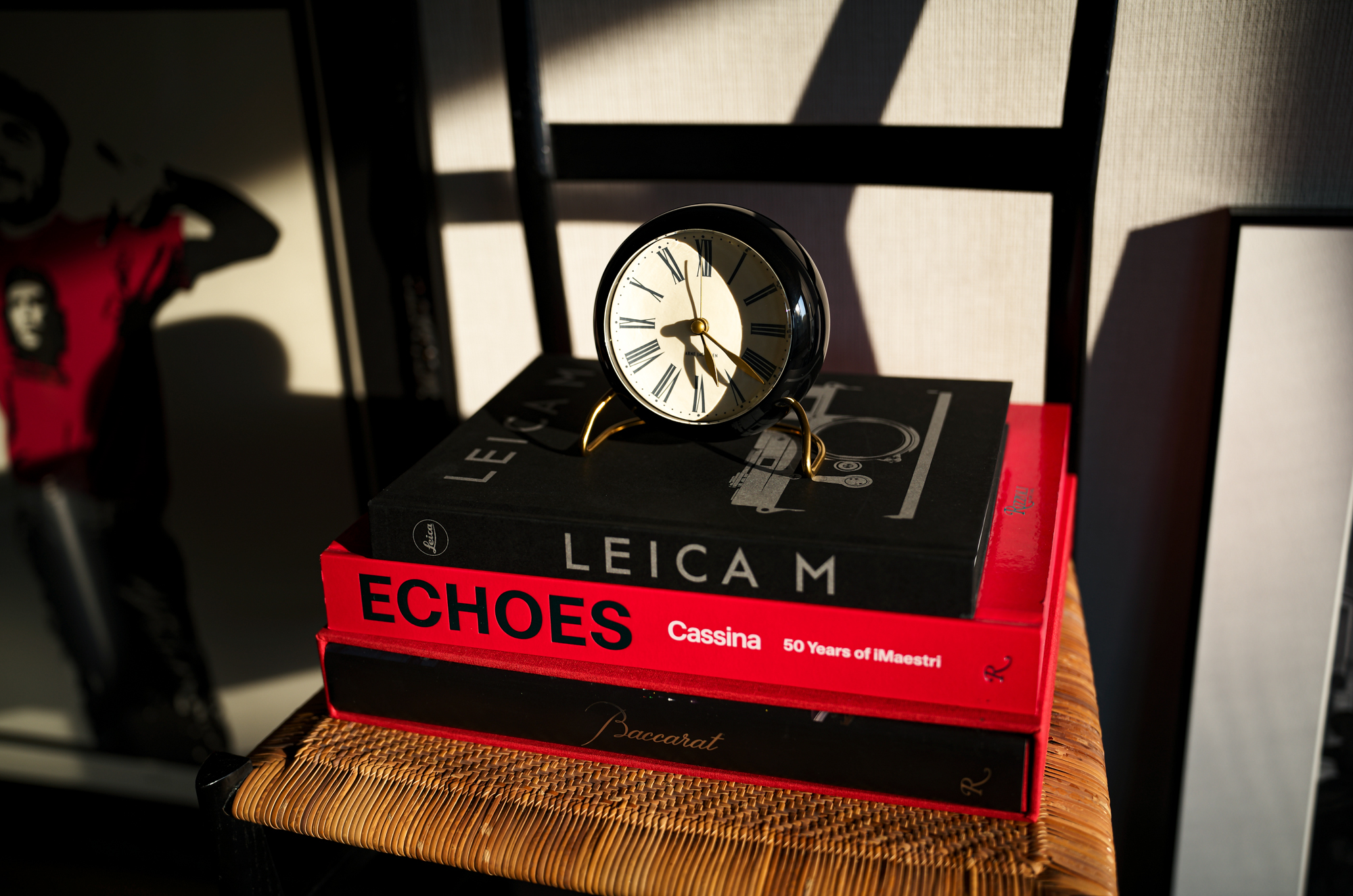 ARNE JACOBSEN ROMAN CLASSIC ローマンクラシック アルネ ヤコブセン 探求心を紡いで辿り着いた"CLASSIC"ヤコブセンに影響を与えた、1700年代の掛時計デザインにオマージュを捧げた初回別注モデル"ROMAN CLASSIC"文字盤のクラシックベージュ色は、当時の技術では実現する事が困難であった純度の高い「白」をイメージした物。「美しいものを作るのではなく、必要とされているものを作る」というヤコブセンの言葉通り、視認性抜群、秒針が無いため寝室でも針の音を気にせずお使いいただけます。全世界、初回2,000台のみの生産。次回生産は未定の希少な限定アイテムです。デンマークが生んだ、20世紀でもっとも影響力の大きい建築家兼デザイナー今日のモダンな北欧デザインの原型を作り上げたデンマークデザインの父と呼ばれるアルネ・ヤコブセン。1927年にデンマーク王立芸術アカデミーを卒業後、1929年、円をモチーフにモダニズムの形式をとった「未来の家」の発表を機に、建築界にその名を馳せることになる、ヤコブセン。1932年には海水浴場をはじめ、時代の最先端を行く集合住宅、劇場、レストランなど、白く輝くモダンな建築群「ベルビュー・ビーチ」の大規模なリゾート計画を手がけました。1950年からはデンマークの家具メーカー“フリッツハンセン社”とともに家具デザインを開始し、1952年発表のアントチェアをはじめ、セブンチェア、スワンチェアなど、数々の傑作を作りあげました。ヤコブセンがデザインした椅子は、日本でもカフェや美術館などでよく見かけることができます。時を越え今もなお世界中の人々を魅了し続けています。壮大かつエレガントなデザインが印象的なROMAN 限定カラーROMAN CLASSIC アルネ・ヤコブセン ARNE JACOBSEN ROMAN CLASSIC ローマン 限定カラー ローマンクラシック 110mm TABLE CLOCK 置き時計