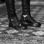 FENDI (フェンディ) FENDI FLOW (フェンディ フロー) ロートップスニーカー NERO (ブラック) フェンディ フロー スニーカー ブラックレザー ロートップ 愛知 名古屋 Alto e Diritto altoediritto アルトエデリット 伸縮素材のシューレースサイドジップFの文字を刻印した波形ソールが特徴的なスリッポンスニーカー かかとに型押しのFENDI FLOWのレタリング ブラックとグレーのFFファブリックで切替えを施したダークグレーのレザー製 FFモチーフが入ったLYCRA®のディテール ブルーのFディテールを斜めにあしらった ホワイトの軽量ラバーソール イタリア製 MADE IN ITALY