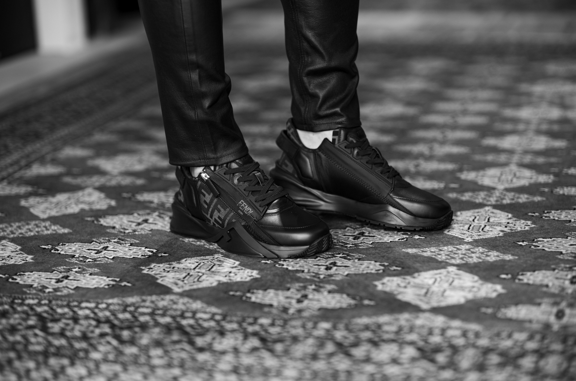 FENDI (フェンディ) FENDI FLOW (フェンディ フロー) ロートップスニーカー NERO (ブラック) フェンディ フロー スニーカー ブラックレザー ロートップ  愛知 名古屋 Alto e Diritto altoediritto アルトエデリット 伸縮素材のシューレースサイドジップFの文字を刻印した波形ソールが特徴的なスリッポンスニーカー かかとに型押しのFENDI FLOWのレタリング ブラックとグレーのFFファブリックで切替えを施したダークグレーのレザー製 FFモチーフが入ったLYCRA®のディテール ブルーのFディテールを斜めにあしらった ホワイトの軽量ラバーソール イタリア製 MADE IN ITALY