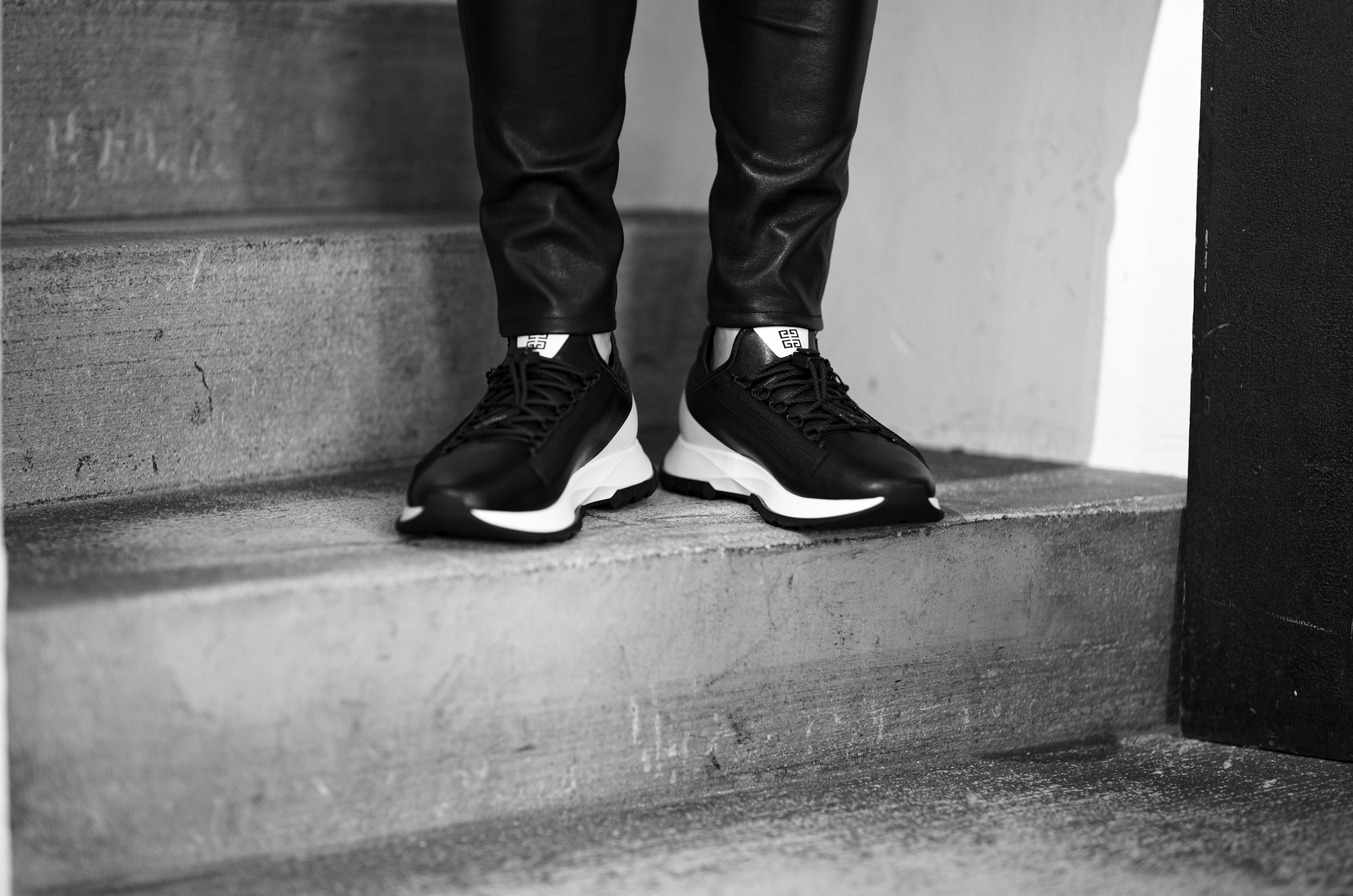 GIVENCHY（ジバンシー）SPECTRE ZIP RUNNERS (スペクター ジップ ランナーズ) ローカット ジップ スニーカー BLACK×WHITE (ブラック×ホワイト) Made in italy (イタリア製) 2025春夏 愛知 名古屋 Alto e Diritto altoediritto アルトエデリット