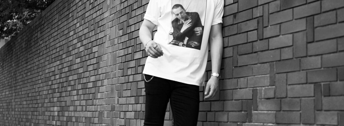 ISAMU KATAYAMA BACKLASH x FIXER x HERBIE YAMAGUCHI Joe with a roll up LONDON Photo Print T-shirt FIX-2117-01 WHITE , BLACK イサムカタヤマバックラッシュ x フィクサー x ハービー山口 フォトプリントTシャツ ホワイト ブラック
