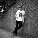 ISAMU KATAYAMA BACKLASH x FIXER x HERBIE YAMAGUCHI Joe with a roll up LONDON Photo Print T-shirt FIX-2117-01 WHITE , BLACK イサムカタヤマバックラッシュ x フィクサー x ハービー山口 フォトプリントTシャツ ホワイト ブラック