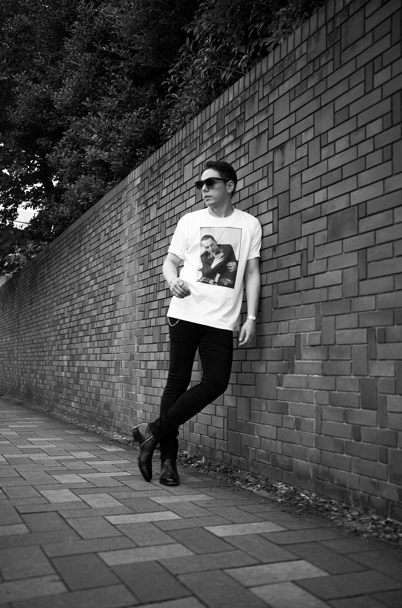 ISAMU KATAYAMA BACKLASH x FIXER x HERBIE YAMAGUCHI Joe with a roll up LONDON Photo Print T-shirt FIX-2117-01  WHITE , BLACK イサムカタヤマバックラッシュ x フィクサー x ハービー山口 フォトプリントTシャツ ホワイト ブラック