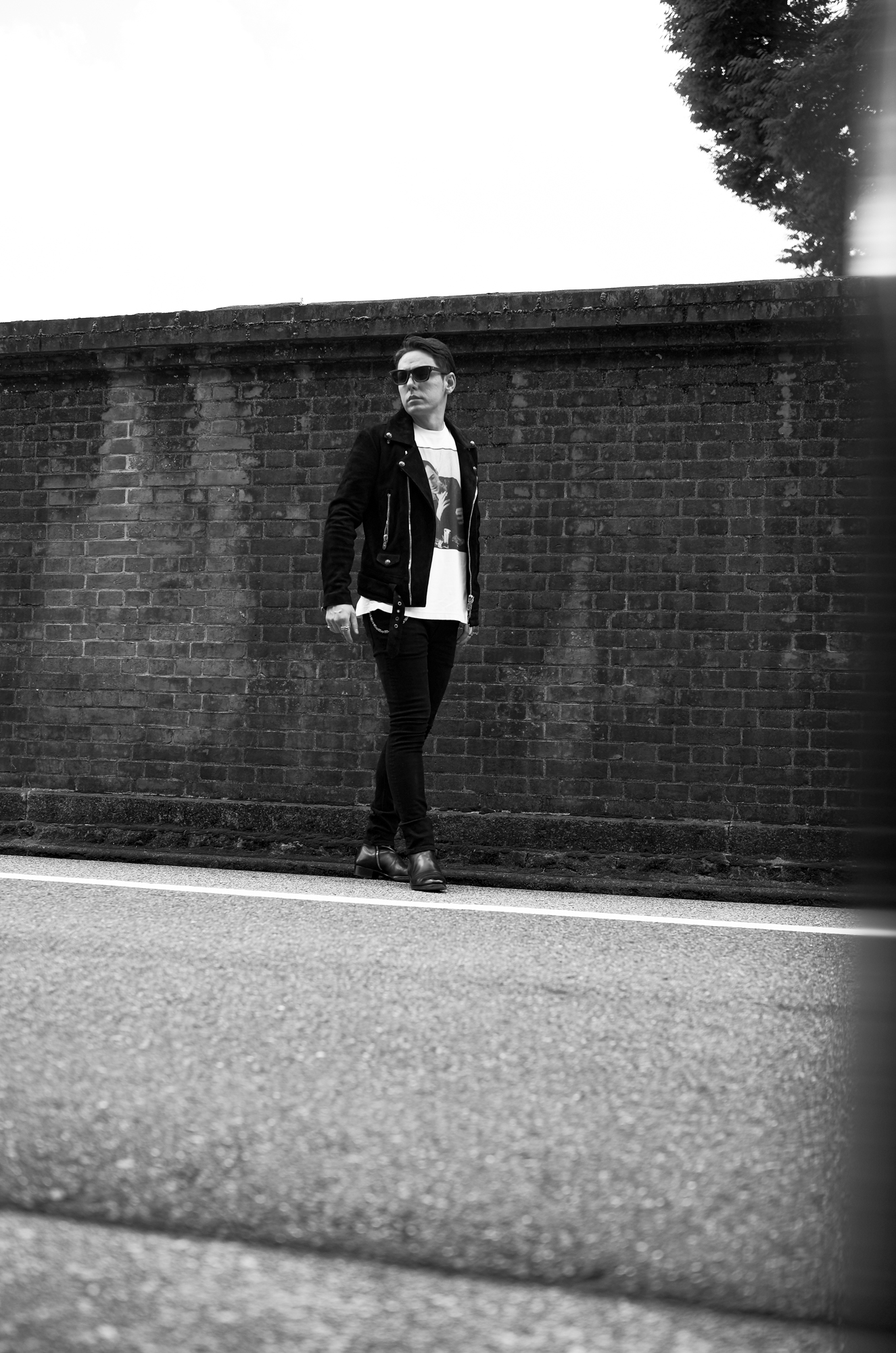 ISAMU KATAYAMA BACKLASH x FIXER x HERBIE YAMAGUCHI (イサムカタヤマバックラッシュ x フィクサー x ハービー山口) Joe with a roll up LONDON Photo Print T-shirt FIX-2117-01 フォトプリントTシャツ WHITE (ホワイト) MADE IN JAPAN (日本製) 2024 【WEBご予約開始】愛知 名古屋 Alto e Diritto altoediritto アルトエデリット