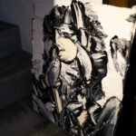 MJ Acrylic on canvas 2025 / H606×W500×D20 ￥237,600円 Alto e Diritto altoediritto 愛知 名古屋 NEUNOA ニューノア この作品は、歌手「マイケル・ジャクソン」という“象徴”を描いている。モノクロームの荒々しい絵の具の中、残された口元が浮かび上がる。声をあげ、世界を動かし、時代に希望のリズムを刻み続けたその存在は、もはや表現者にとどまらない。キャンバスの枠を超えて塗り重ねられた大量の絵の具は、彼が直面した現実と、それを超えて広がった創造のエネルギー。それは、枠に収まることを拒んだ彼の生き方そのものだ。声には、世界を変える力があり、優しさや美しさは、弱さではなく、時にもっとも強く人を動かす、目に見えない武器であると。この作品を見るたびに、自分自身の中にある「信じる力」が、静かに研ぎ澄まされていくことを願っている。