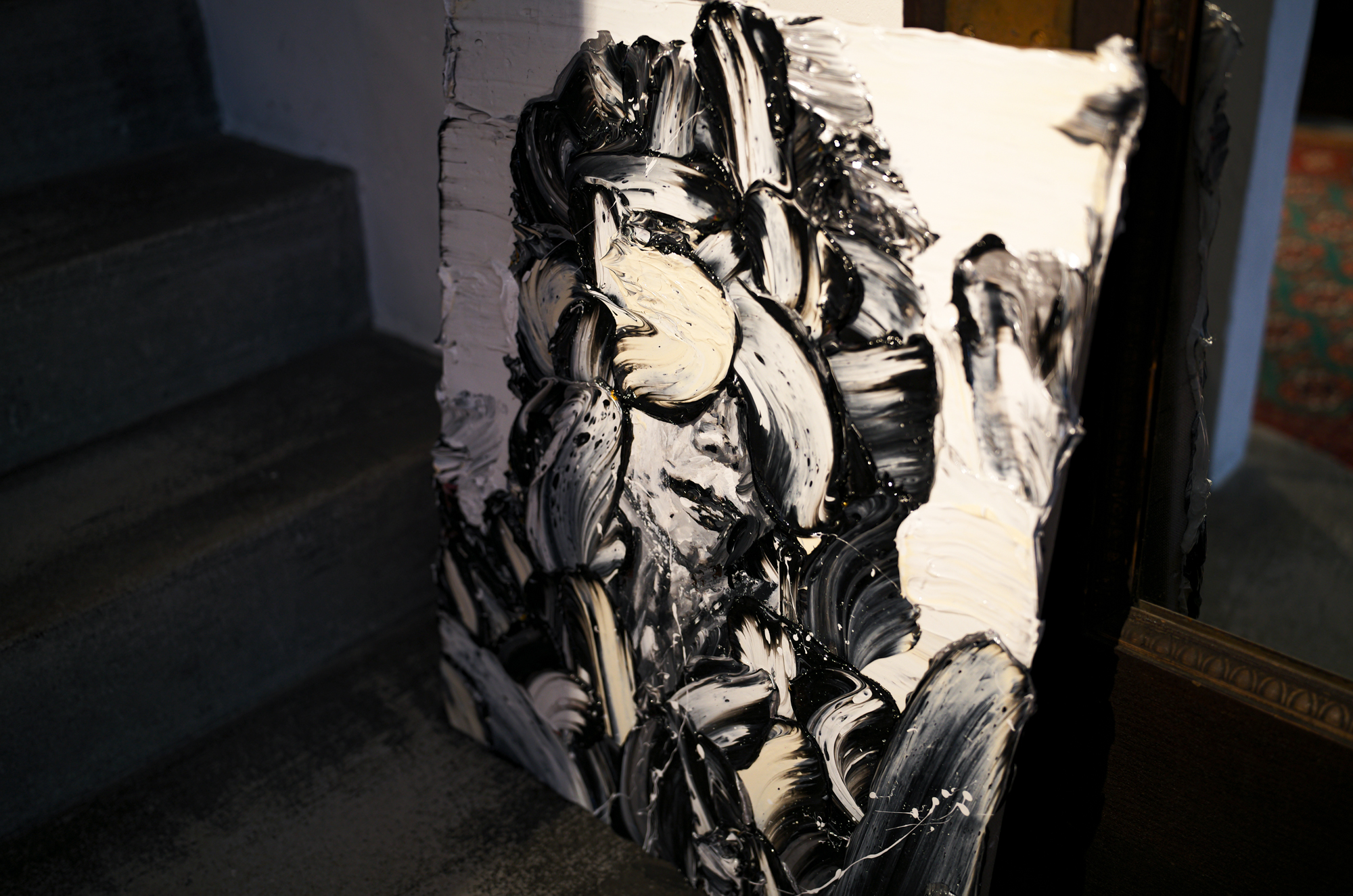 MJ Acrylic on canvas 2025 / H606×W500×D20 ￥237,600円 Alto e Diritto altoediritto 愛知 名古屋 NEUNOA ニューノア この作品は、歌手「マイケル・ジャクソン」という“象徴”を描いている。モノクロームの荒々しい絵の具の中、残された口元が浮かび上がる。声をあげ、世界を動かし、時代に希望のリズムを刻み続けたその存在は、もはや表現者にとどまらない。キャンバスの枠を超えて塗り重ねられた大量の絵の具は、彼が直面した現実と、それを超えて広がった創造のエネルギー。それは、枠に収まることを拒んだ彼の生き方そのものだ。声には、世界を変える力があり、優しさや美しさは、弱さではなく、時にもっとも強く人を動かす、目に見えない武器であると。この作品を見るたびに、自分自身の中にある「信じる力」が、静かに研ぎ澄まされていくことを願っている。