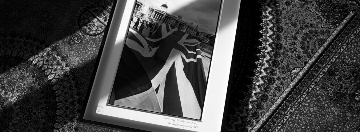Dancing Flag LONDON / HERBIE YAMAGUCHI 1981 【Alto e Diritto // exclusive】【LARGE 1/20】 ダンシングフラッグ イギリス国旗 BLACK SEA Rumania / HERBIE YAMAGUCHI 1996 【Alto e Diritto // exclusive】【MEDIUM 1/20】 Jonny in the Spot Light LONDON / HERBIE YAMAGUCHI 1983 【Alto e Diritto // exclusive】【MEDIUM 1/20】Michelle LONDON / HERBIE YAMAGUCHI 1988 【Alto e Diritto // exclusive】【SMALL 3/20】The BLITZ KIDS LONDON / HERBIE YAMAGUCHI 1980-1981 【Alto e Diritto // exclusive】【LARGE 1/20】After the rain LONDON / HERBIE YAMAGUCHI 1975 【Alto e Diritto // exclusive】【SMALL 1/20】 Michelle LONDON / HERBIE YAMAGUCHI 1988 【Alto e Diritto // exclusive】【SMALL 2/20】ミッシェル ミシェル Diana Spencer LONDON / HERBIE YAMAGUCHI 1980 【Alto e Diritto // exclusive】【SMALL 1/20】ダイアナ妃 ダイアナ妃 ウェールズ公妃ダイアナ Diana, Princess of Wales、全名: ダイアナ・フランセス Joe on the Tube LONDON / HERBIE YAMAGUCHI 1981 【Alto e Diritto // exclusive】【SMALL 1/20】 Joe with a roll up LONDON / HERBIE YAMAGUCHI 1980 ジョーストラマー ロンドン 愛知 名古屋 Alto e Diritto altoediritto アルトエデリット ハービー山口 HERBIE YAMAGUCHI 写真家 Thames LONDON / HERBIE YAMAGUCHI 1983 テムズ川 ロンドン ハービー山口 1983年 イギリス England イングランド 写真家 写真 http://www.herbie-yamaguchi.com/ オリジナルプリント Portrait Joe 地下鉄のジョー パンク Punk 愛知 名古屋 Alto e Diritto altoediritto アルトエデリット 革ジャン レザージャケット ライダースジャケット モヒカン 鋲ジャン 1983年イギリス総選挙 イギリス名誉革命史 United Kingdom General Election, 1983 ハービー・山口は写真家、エッセイスト。 東京都大田区出身。 作家名の由来は、自身が傾倒していたジャズ・フルート奏者のハービー・マンから。山口 芳則 「LONDON AFTER THE DREAM」（流行通信社　1985）「LEICA LIVE LIFE」福山雅治写真集　（ソニーマガジンズ　1994）「代官山17番地」（アップリンク　1998）「尾崎豊」（光栄　1998）「DISTANCE」福山雅治写真集　（アミューズブックス　1999「TIMELESS IN LUXEMBOURG」　（ルクセンブルク大公国大使館　1999）「bridge22 LP」山崎まさよし×ハービー・山口（ソニーマガジンズ　2001）「LONDON CHASING THE DREAM 」（カラーフィールド　2003）「peace」（アップリンク　2003）フジテレビドラマ「優しい時間―富良野にて」（フジテレビ出版　2005）「HOPE　空、青くなる」（講談社　2003）代官山17番地 Eye of Johnny TOKYO / HERBIE YAMAGUCHI 1983 【Alto e Diritto // exclusive】【MEDIUM 1/20】東京 ジョニー Joe on the Tube LONDON / HERBIE YAMAGUCHI 1981 Early Autumn LONDON / HERBIE YAMAGUCHI 1986 1986年 ハービー山口 女の子 農屋 庭 ロンドン North England / HERBIE YAMAGUCHI 2006 2006年 ノーザン・イングランド 北イングランド、または単に北としても知られている北イングランドは、イングランドの最も北の地域です。これは、北東、北西、ヨークシャーアンドザハンバーの3つの統計地域に分割されています。 Jimmy Pursey Sham69 LONDON / HERBIE YAMAGUCHI 1983 ジミーパーシー 愛知 名古屋 Alto e James Timothy Purseyはイギリスのロックミュージシャンです。彼はパンクロックバンド、シャム69の創設者兼フロントマンであり、1976年以来、ソロアーティストとしての楽曲のリリースに携わってきました。Yesterday LONDON / HERBIE YAMAGUCHI 1975 Thames London / HERBIE YAMAGUCHI 1984 テムズ川 ロンドン After the rain LONDON / HERBIE YAMAGUCHI 1975 ハービー山口 Eye of Johnny TOKYO / HERBIE YAMAGUCHI 1983 Johnny in the spot light LONDON / HERBIE YAMAGUCHI 1983 ジョニーロットン スポットライト ロンドン 1983年 撮影 ハービー山口 写真家 Johnny Rotten　ジョニー・ロットン John Lydon ジョン・ライドン パンク・ロックバンド、セックス・ピストルズのリード・ボーカルを務め、解散後はパブリック・イメージ・リミテッド（PiL）を結成した。 ジョニー・ロットンという名前は彼がセックス・ピストルズに加入したとき、ギタリストのスティーヴ・ジョーンズが彼の歯の汚い状態を見て「腐ってる！お前の歯、腐ってるぞ！(You're rotten! Look at you, your teeth are rotten!)」と発言したことがきっかけで彼のニックネームとなった[1]。 セックス・ピストルズセックス・ピストルズ時代 (1977年) 小学生時代とは打って変わり、中学生からのライドンは退学処分を受けるほどの不良となり、10代後半はマルコム・マクラーレン（デザイナーのヴィヴィアン・ウエストウッドが共同経営者）のブティック「Sex」に頻繁に出入りするようになる[3]。この店を溜まり場としていたライドンをリーダー格とする不良グループ“ジョンズ”は、メンバー全員の名がjohnであることから名づけられた。1975年にマクラーレンがアメリカのバンド、ニューヨーク・ドールズとの小ツアーから帰り、スティーヴ・ジョーンズやポール・クックと共に新たなバンドの結成を模索していたとき、ライドンが現れた。ライドンは「I Hate」とサインペンでなぐり書きされたピンク・フロイドのTシャツを着ており、店内でのオーディションでアリス・クーパーの「エイティーン」を歌った[3]。そしてバンドへ加入、バンド名はセックス・ピストルズに決まる。ピストルズは「アナーキー・イン・ザ・UK」や「ゴッド・セイヴ・ザ・クイーン」などの歴史的な曲を発表し、パンクの有名バンドとなった。曲は主に、メンバーのグレン・マトロックが書いていた。ピストルズの後期、ライドンは、ヘロイン中毒である親友のシド・ヴィシャスの薬物治療の手助けをするが、結局シド・ヴィシャスはヘロインをやめられずまともに演奏できる状態ではなくなった。メンバー間の不仲も頂点に達し、バンドは最悪の状態になり、1978年1月14日、アメリカツアーのサンフランシスコ最終公演を最後にライドンは脱退を表明。ラストライブの最後に「騙された気分はどうだい」と言い放っている[7][8]。脱退表明時には「ロックは死んだ」と宣言した[9]。後に、シド・ヴィシャスと恋人のナンシーは死亡している。Brian Setzer Stray Cats LONDON / HERBIE YAMAGUCHI 1981 ブライアン セッツァー ストレイキャッツ ロンドン 1981年 愛知 名古屋 Alto e Diritto altoediritto アルトエデリット ハービー山口 HERBIE YAMAGUCHI 写真家 Thames LONDON / HERBIE YAMAGUCHI 1983 テムズ川 ロンドン ハービー山口 1983年 イギリス England イングランド 写真家 写真 http://www.herbie-yamaguchi.com/ オリジナルプリント Portrait Joe 地下鉄のジョー パンク Punk 愛知 名古屋 Alto e Diritto altoediritto アルトエデリット 革ジャン レザージャケット ライダースジャケット モヒカン 鋲ジャン 1983年イギリス総選挙 イギリス名誉革命史 United Kingdom General Election, 1983 ハービー・山口は写真家、エッセイスト。 東京都大田区出身。 作家名の由来は、自身が傾倒していたジャズ・フルート奏者のハービー・マンから。山口 芳則 「LONDON AFTER THE DREAM」（流行通信社　1985）「LEICA LIVE LIFE」福山雅治写真集　（ソニーマガジンズ　1994）「代官山17番地」（アップリンク　1998）「尾崎豊」（光栄　1998）「DISTANCE」福山雅治写真集　（アミューズブックス　1999「TIMELESS IN LUXEMBOURG」　（ルクセンブルク大公国大使館　1999）「bridge22 LP」山崎まさよし×ハービー・山口（ソニーマガジンズ　2001）「LONDON CHASING THE DREAM 」（カラーフィールド　2003）「peace」（アップリンク　2003）フジテレビドラマ「優しい時間―富良野にて」（フジテレビ出版　2005）「HOPE　空、青くなる」（講談社　2003）代官山17番地 「1980年前後のロンドンだった。パンクロックが徐々に影をひそめ、とって代わるように現れたのがニューロマンティックスというムーブメントを掲げた若者たちだった。彼らはデビット・ボーイを敬愛し、衣装やメイクに可能な限りの工夫を凝らし、毎週木曜日の夜に、コベントガーデンにあったクラブ、ブリッツに集まって来た。その彼らをいつしかメディアはBLITZ KIDS(ブリッツキッズ）と呼ぶようになった。彼らの多くはアートスクールに通う学生や、将来ミュージシャンやデザイナーになることを夢見ていた若者たちだった。パンクロックが社会への反抗をアグレシブに表現する形態だとしたら、ブリッツキッズはパンクとは違うニュアンスで、自分の世界観や主張を表現する形態だった。それはアーティススティックでポップで洗練された感覚だった。ムーブメントの初期には彼らは広く世間に名乗り出ることはせず、全く秘密裏にこのブリッツに集まっていた。例えば真冬なのに一晩中入店の列に並んでも、彼らのリーダーであるスティーブ・ストレンジの知り合いでなければ入店は許されなかった。幸い私は、彼らと親しい何人かの友人の導きがあり入店を許されていた。そのことについては感謝の気持ちしかない。彼らの作った音楽はシンセザイザーを多用した未来志向のニュアンスに富み、80年代の中期までに一時代を築き上げた。私は普段モノクロームフィルムで撮影をしていたが、彼らの使う色の大切さを知りコダクロームというカラーフィルムを使用した。当時、私の生活はかなり困窮していて、何人もの友人の家を居候として転々と渡り歩るき、一日３食を規則正しく食べることはほぼ無理なことだった。コダクロームを買う出費は自分にとってかなりの痛手で、このブリッツに赴いても、一晩で20カット程を使うだけで、一枚一枚を大切に撮影していた。デジタル時代の現在なら何千カットと彼らを撮影しただろうが、実情はコダクロームを20~30本程消費したのが精一杯いだった。そんな理由で現在完璧な状態で残っているオリジナルのカラースライドは両手に乗るだけの分量しかない。彼らは陽気に踊って飲んで、ブリッツの夜を楽しんではいたが、中核にいた彼らの一部は将来アーティストに成長するべく、お互いに刺激し合い自分を磨いていたのではないかと思えた。1970年代の中期に始まったパンクのムーブメント、それに続くこのムーブメント。当時のイギリスの若者は多かれ少なかれ、この二つのムーブメントを通過し、洗礼を受けて成長したのではないだろうか。この時代のロンドンが、カルチャー的には一番面白かった時代だったと多くのイギリス人が認める所以だ。事実このブリッツに集まって来ていた若者の中から、数年後には世界的に目覚ましい活躍を始めたミュージシャンやアーティストが数多く排出された。この時代のロンドンの素顔を、写真家として目撃出来たことの幸運を今でも噛みしめるのである。同時代に撮影した風景を折々のページに挟んでみた。当時のロンドンの空気感が伝わればと願っている。」SUPER LABOによるハービー・山口の5冊目の写真集。 東京神保町「SUPER LABO STORE TOKYO」にて、2021年作品の展示。「1980年前後のロンドンだった。パンクロックが徐々に影をひそめ、とって代わるように現れたのがニューロマンティックスというムーブメントを掲げた若者たちだった。彼らはデビット・ボーイを敬愛し、衣装やメイクに可能な限りの工夫を凝らし、毎週木曜日の夜に、コベントガーデンにあったクラブ、ブリッツに集まって来た。その彼らをいつしかメディアはBLITZ KIDS(ブリッツキッズ）と呼ぶようになった。」It was London around 1980. Punk rock was on a slow decline, gradually being replaced by the emerging New Romantic movement and its young advocators. They adored David Bowie, exercised as much ingenuity as possible in costumes and makeup, and gathered at the Blitz club in Covent Garden every Thursday night. The press eventually came to call them the Blitz Kids