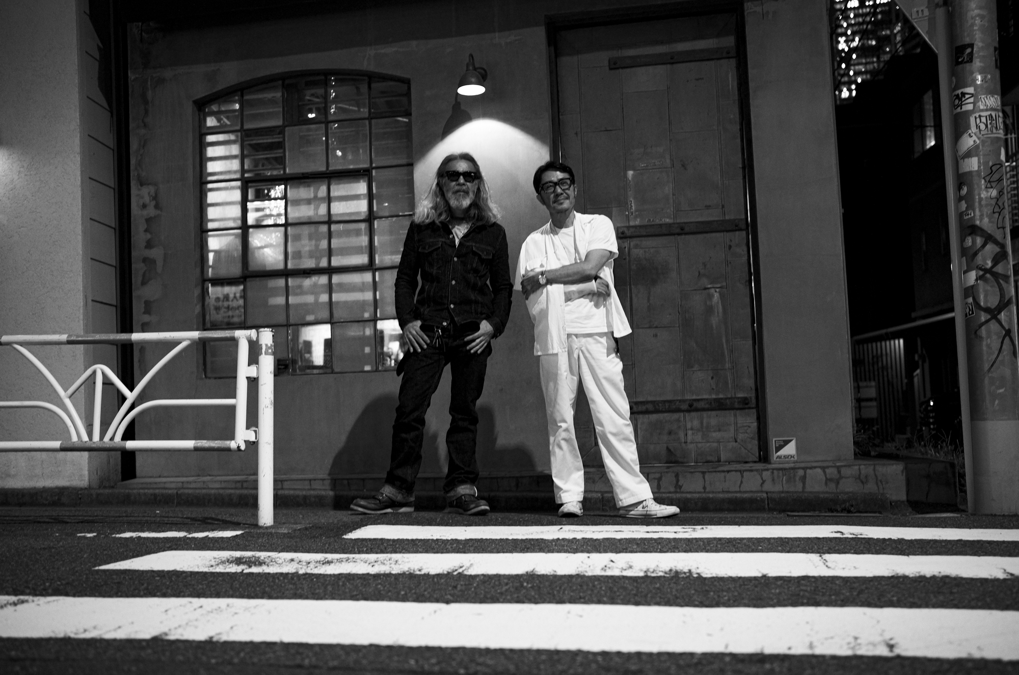 ISAMU KATAYAMA /// KOJI BABA 愛知 名古屋 Alto e Diritto altoediritto アルトエデリット 片山勇 バックラッシュ ISAMUKATAYAMA BACKLASH イサムカタヤマバックラッシュ BACKLASH TOKYO 8-7 Uguisudani-cho Shibuya-Ku, Tokyo Japan Zip：150-0032　Tel：03-3462-2070ISAMUKATAYAMA BACKLASH is a brand built on the enthusiastic pursuit of quality leather and numerous experimental techniques.We aim to push the boundaries of leather craftsmanship, focusing on perfecting our leather skills all year round,from creating original materials to developing unique treatments and dyeing processes.We choose not to give in to mass-production processes,ensuring that each product is made with care by skilled technicians and is truly one of a kind.Our ethos fuses respect for tradition as well as embracing the innovations of creative modern minds.We offer a collection of leather products with timeless appeal and charm that will grow with time.馬場　康治（ばば　こうじ）ROLL 代表、デザイナー,Garage Cafe MANX by ROLL〒150-0033　東京都渋谷区猿楽町2 -12, 相野谷ビル 205  1964 昭和39年8月14日福岡県生まれ1986,3月 ROLLは各時代のミュージシャンのスタイルをデザインソースに,音楽を通してのライフスタイル,プレイグラウンド(遊び場)を想定し,いつでも 音楽,艶っぽさ を感じさせる服作りを提案しながら,メンズウェアのベースにある機能性とディテールへのこだわりを大切に,また最大限の質を追求し,常に時代に合わせて【ROLL(ころがる)】していく一張羅(いっちょうら)的遊び着 ウェア作りをコンセプトとして提案。ブランドネームROLLは、THE ROLLING STONESのKeith Richardsの名言...THE ROCKS EASY,BUT THE ROLL IS ANOTHER THING&から由来するもので、ROCKすることは簡単で,ROLLは別物。ROLLすることが重要で大切なんだ...というキースの言葉に感銘を受け命名。メンズウェアのルーツであるベイシック,スタンダードそれらをベースに,変化する時代に合わせたROLLる物作りを目指しています。愛知 名古屋 Alto e Diritto altoediritto アルトエデリット ROL ロウル FIXER フィクサー コラボ Tシャツ ROLL ロゴTシャツ