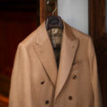 Sartoria Curvarti “BESPOKE” PIACENZA DUNE JACKETS 100% BABY CAMEL HAIR DOUBLE BREASTED CAMEL 2025のイメージ