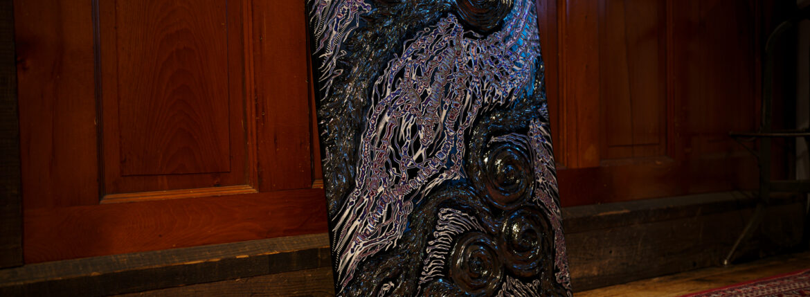 UNDULATION Dragon 730×530　20 Size Made of FRP Original Canvas ドラゴン SYMPANIST // UNDULATION BOUTIQUE シンパニスト クワイ華 kuwai hana アンデュレーション ブティック 恵比寿 東京都渋谷区恵比寿南3-9-35 トリエールEBISU1階 0366306312 ART アート 愛知 名古屋 Alto e Diritto altoediritto アルトエデリット 芸術 現代アート 現代美術 アートギャラリー DRAGON ドラゴン MANDALA マンダラ Silvana シルバナー 20号 30号 40号 50号 100号 150号 1998年、神奈川県川崎市にてハーレーダビッドソン専門のカスタムショップ : BAD LANDを起業。以降、完全手造りによるカスタムハーレーの製作に没頭する事となり、難易度の高い1mm以下での微細な感覚が要求される板金加工や金属造形、また最終表面処理に関する一連の作業に起業以来のほぼ全日を費やす日々を送る。その間にも多々金属造形全般に関する技術的な修練と研鑽を重ねより専門的な知識を会得。また新たなインダストリーマテリアルの追求や開発、更には特殊な機能が付与された塗料の数々による最先端の最終表面処理の分野にも開眼する。カスタムハーレー製作の原点としていたエモーショナルな心情より湧き上がるオリジナルのデザインによる造形は、終始一貫、BAD LANDの基本コンセプトと定められ決して揺らぐ事は無かったのだが、何時しかその創造のフィールドはカスタムハーレーの範疇を越え、2023年 : アートブランド [ UNDULATION ] として結実。カスタムの製作現場で培った工業製品レベルの金属加工技術力に裏打ちされた唯一無二とも言える数々の錬金技法を基本に、先鋭的且つ熱情を伴った心象的な表現を追求する。Dragon 金龍 F50号 フィリップスオークション 105-0004 東京都港区新橋2-5-5新橋2丁目MTビル7階 愛知　名古屋 Alto e Diritto altoediritto アルトエデリット