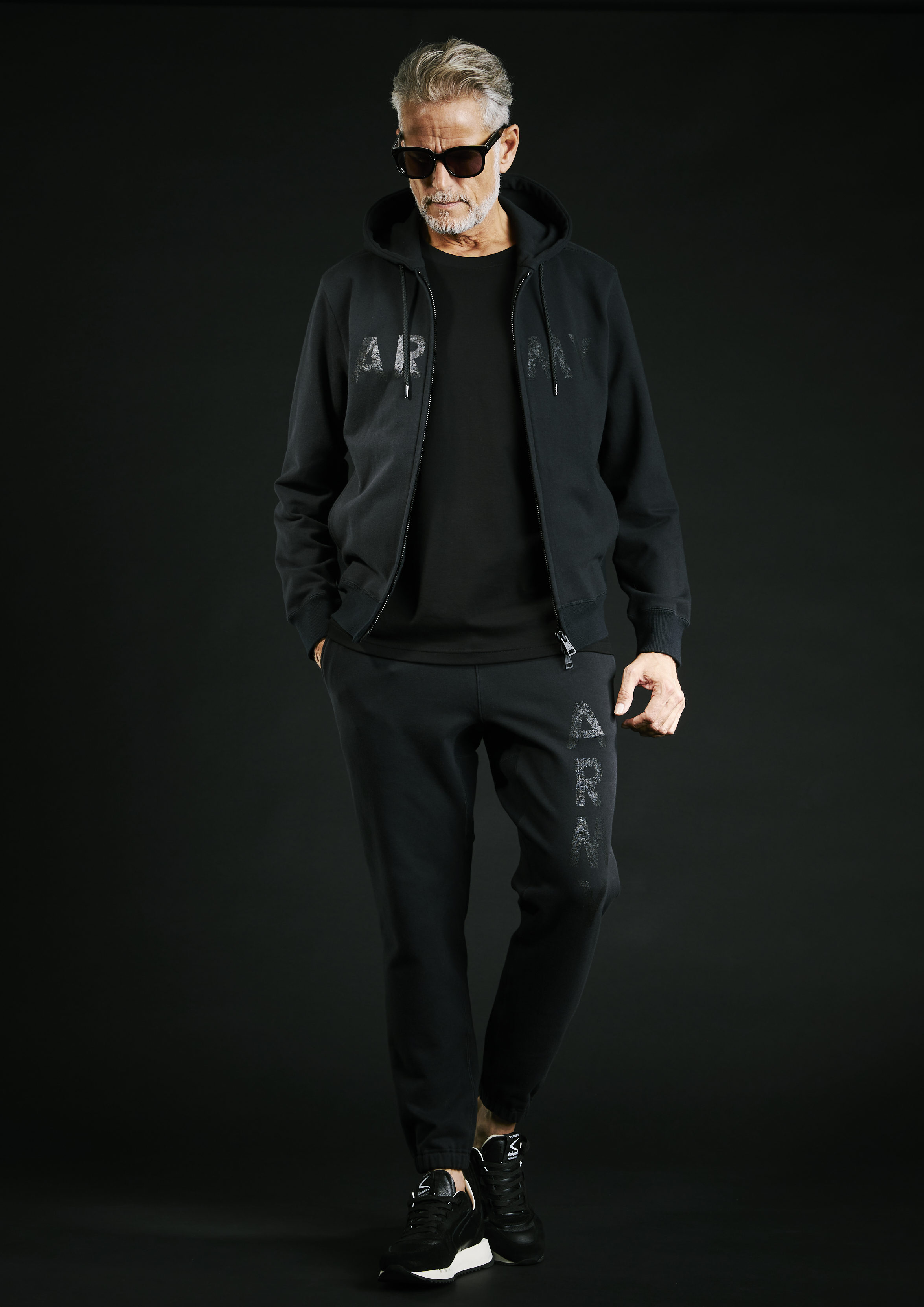 1PIU1UGUALE3 (ウノピュウノウグァーレトレ) BLACK MILITARY BY YOSHIMASA HOSHIBA (ブラックミリタリー バイ 干場義雅) VINTAGE LOGO ARMY SWEAT PANTS スエットパンツ BLACK × BLACK (ブラック × ブラック) MADE IN JAPAN (日本製) 【ご予約受付中】 愛知　名古屋 Alto e Diritto altoediritto アルトエデリット