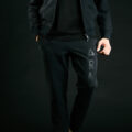 1PIU1UGUALE3 (ウノピュウノウグァーレトレ) BLACK MILITARY BY YOSHIMASA HOSHIBA (ブラックミリタリー バイ 干場義雅) VINTAGE LOGO ARMY SWEAT PANTS スエットパンツ BLACK × BLACK (ブラック × ブラック) MADE IN JAPAN (日本製) 【ご予約受付中】のイメージ