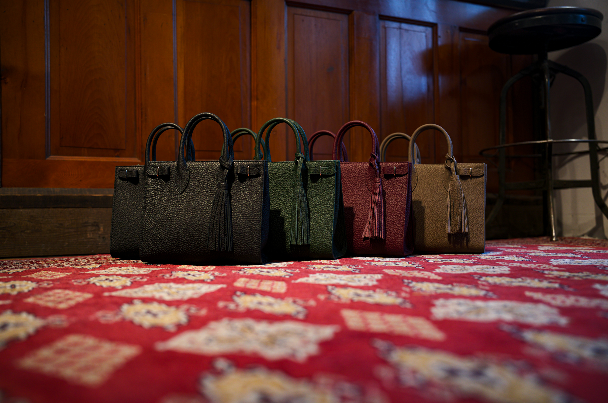 ACATE × cuervo bopoha (アカーテ × クエルボ ヴァローナ) KARIF MINI (カリフミニ) SHRINK LEATHER (シュリンクレザー) トートバッグ レザーバッグ BORDEAUX × GOLD(ボルドー×ゴールド) , GREEN × GOLD(グリーン×ゴールド) , TAUPE × GOLD(トープ×ゴールド) , BORDEAUX × SILVER(ボルドー×シルバー) , GREEN × SILVER(グリーン×シルバー) , TAUPE × SILVER(トープ×シルバー) MADE IN ITALY (イタリア製) 2025【入荷しました】【フリー分発売開始】 愛知　名古屋 Alto e Diritto altoediritto アルトエデリット レザーバック ミニバック