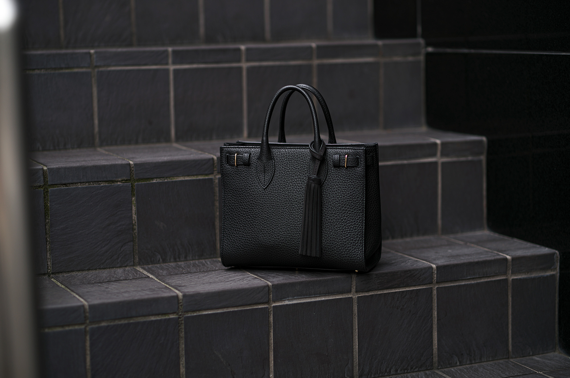 ACATE × cuervo bopoha "KARIF MINI" SHRINK LEATHER NERO × GOLD アカーテ × クエルボ ヴァローナ カリフミニ シュリンクレザー トートバッグ レザーバッグ 愛知 名古屋 Alto e Diritto altoediritto アルトエデリット 
