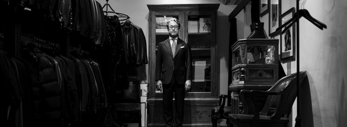 Sartoria Curvarti / サルトリア・クルヴァルティ 【BESPOKE】【2026 受注会開催 2025.10.18(sat)～2025.10.19(sun)】 ビスポーク オーダー会 愛知 名古屋 Alto e Diritto altoediritto アルトエデリット ビスポークスーツ オーダー会 スーツ suit Sartoria Curvarti 曲線が語る、唯一無二のエレガンス。Sartoria Curvartiは、イタリア伝統の職人技を礎に、「Curva（曲線）」と「Arti(芸術)」「Arti-gianale（手仕事）」を融合させた、現代のテーラリング美学を再定義するブランドです。身体のラインに寄り添いながらも、個々の個性を際立たせる立体的かつ柔らかで有機的なフォルムを追求します。伝統をリスペクトしながら現代にフィットする“アートとしての衣服”を提供します。片桐 丈博（かたぎり たけひろ） 1979年愛知県 Sartoria Curvarti 代表、テーラー愛知県に生まれ、家業であるテーラーに囲まれて育つ。幼少期から仕立ての現場に親しみ、高校卒業後は文化服装学院に進学。服飾の基礎を学んだのち、実家のテーラーで経験を積む。その後大手セレクトショップや高級直し店にてテーラード技術を研鑽。パターンメイキング、フィッティング、縫製における精緻な手仕事を磨く。2023年、20年以上にわたる経験をもとに独立し、Sartoria Curvarti（サルトリア・クルヴァルティ）を立ち上げる。