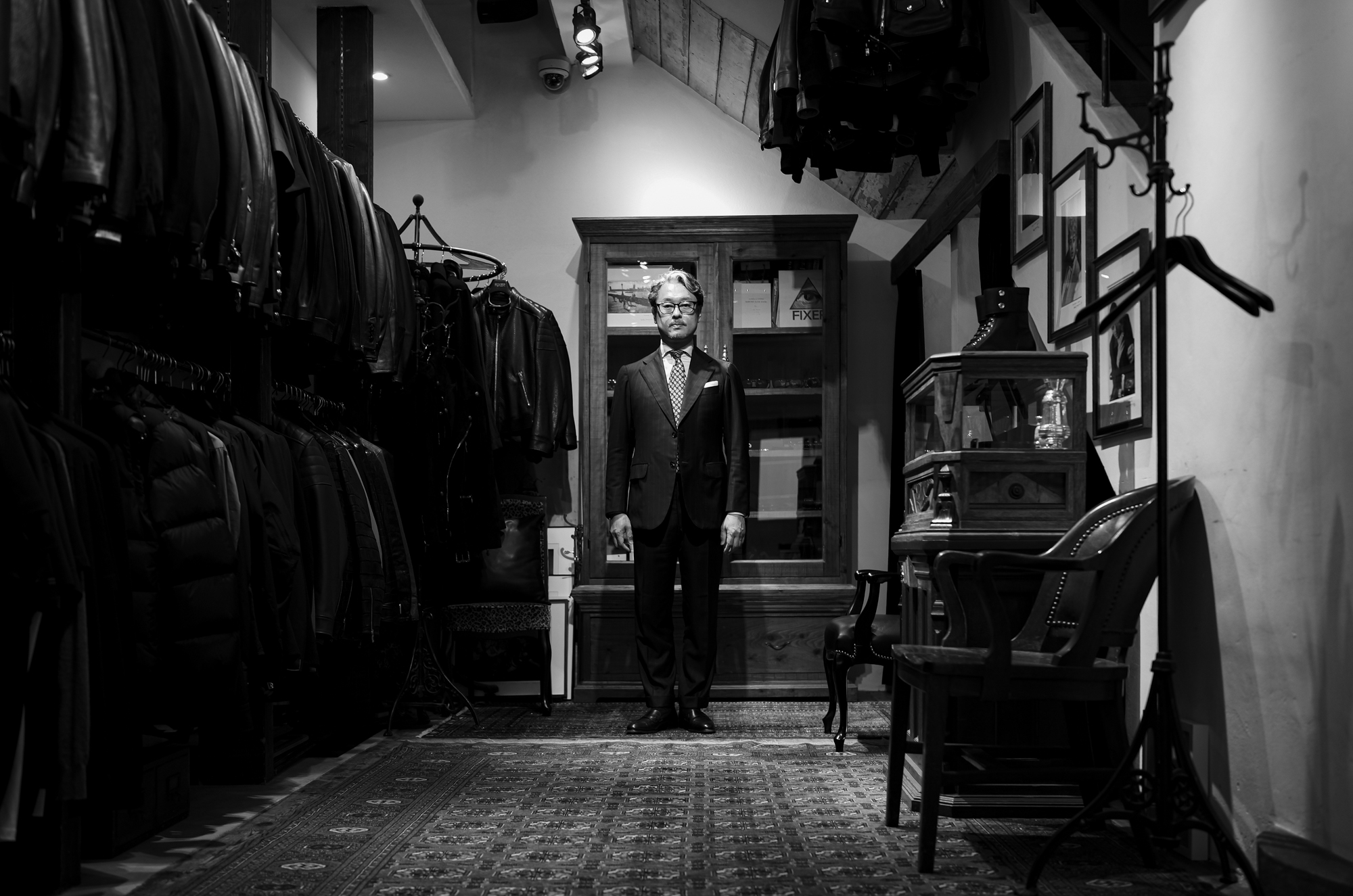 Sartoria Curvarti  / サルトリア・クルヴァルティ 【BESPOKE】【2026 受注会開催 2025.10.18(sat)～2025.10.19(sun)】 ビスポーク オーダー会 愛知 名古屋 Alto e Diritto altoediritto アルトエデリット ビスポークスーツ オーダー会 スーツ suit Sartoria Curvarti 曲線が語る、唯一無二のエレガンス。Sartoria Curvartiは、イタリア伝統の職人技を礎に、「Curva（曲線）」と「Arti(芸術)」「Arti-gianale（手仕事）」を融合させた、現代のテーラリング美学を再定義するブランドです。身体のラインに寄り添いながらも、個々の個性を際立たせる立体的かつ柔らかで有機的なフォルムを追求します。伝統をリスペクトしながら現代にフィットする“アートとしての衣服”を提供します。片桐 丈博（かたぎり たけひろ） 1979年愛知県 Sartoria Curvarti 代表、テーラー愛知県に生まれ、家業であるテーラーに囲まれて育つ。幼少期から仕立ての現場に親しみ、高校卒業後は文化服装学院に進学。服飾の基礎を学んだのち、実家のテーラーで経験を積む。その後大手セレクトショップや高級直し店にてテーラード技術を研鑽。パターンメイキング、フィッティング、縫製における精緻な手仕事を磨く。2023年、20年以上にわたる経験をもとに独立し、Sartoria Curvarti（サルトリア・クルヴァルティ）を立ち上げる。