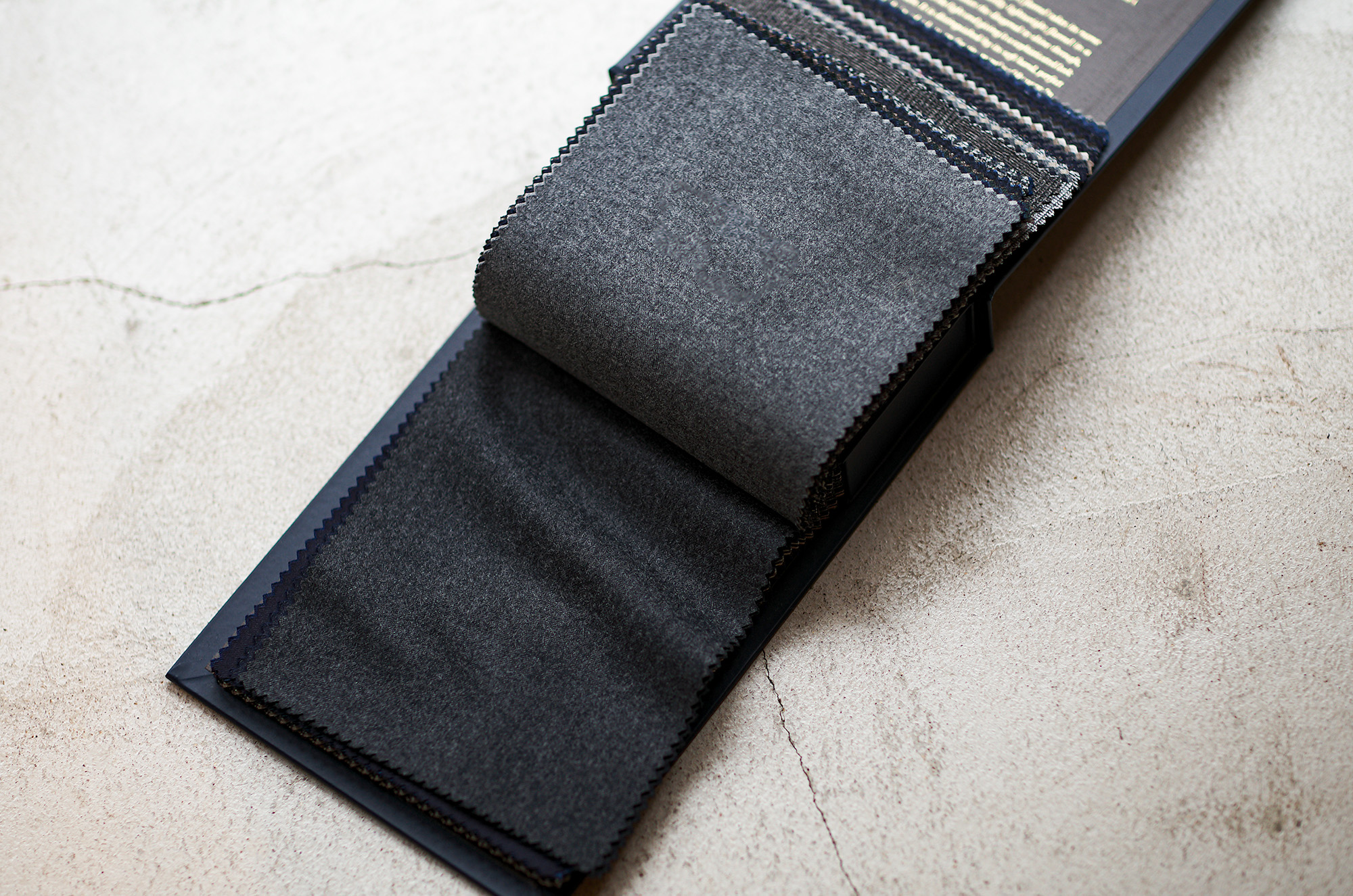 Sartoria Curvarti "BESPOKE" DRAPERS FEATHER WEIGHT FLANNEL 100 MERINO WOOL SINGLE BREASTED SUITS CHARCOAL GRAY 2026 サルトリアクルヴァルティ ビスポーク ドラッパーズ フェザーウエイトフランネル メリノウール シングルブレステッド スーツ テーラード  チャコールグレー 愛知 名古屋 Alto e Diritto altoediritto アルトエデリット