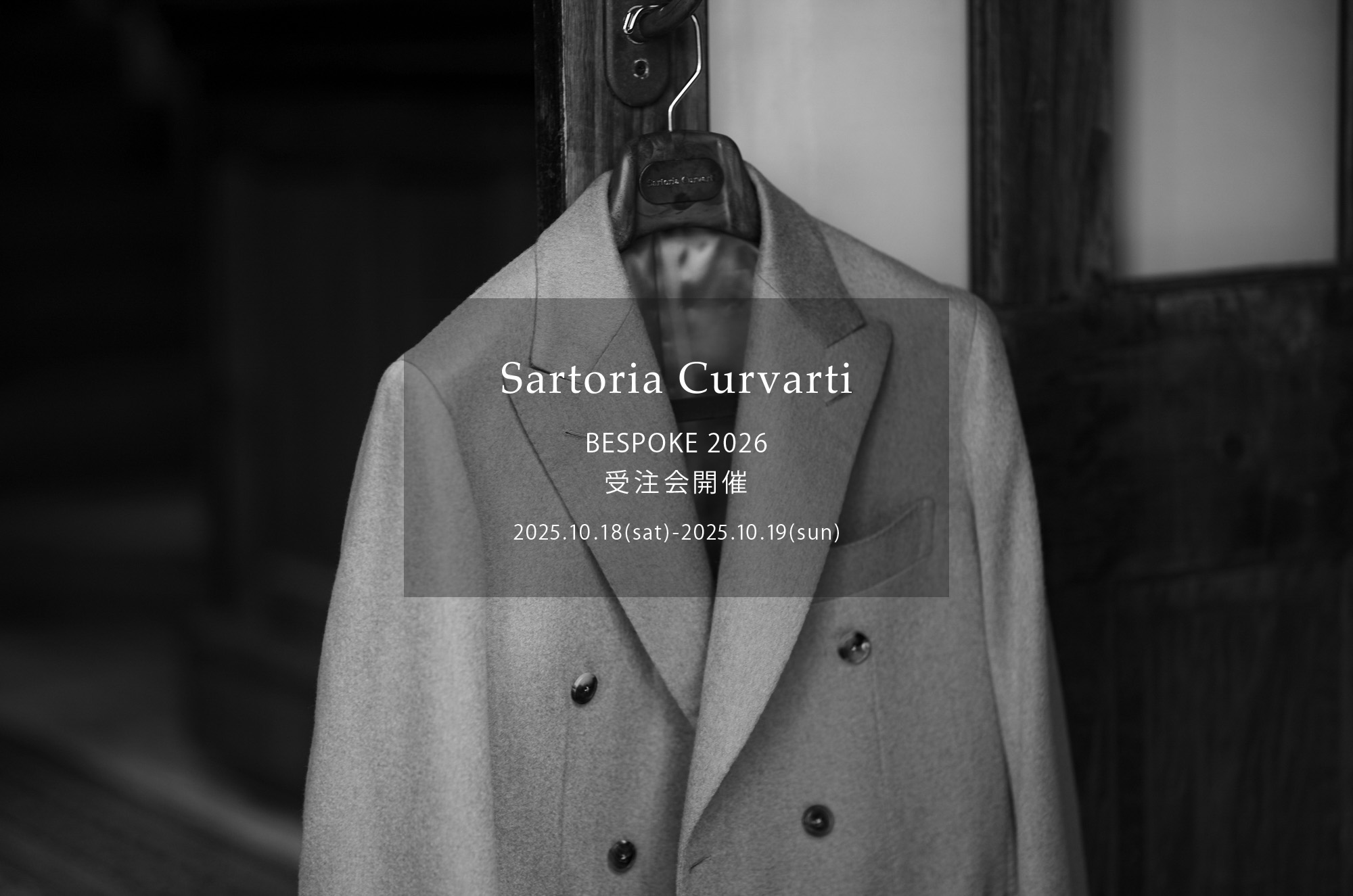 Sartoria Curvarti  / サルトリア・クルヴァルティ 【BESPOKE】【2026 受注会開催 2025.10.18(sat)～2025.10.19(sun)】 ビスポーク オーダー会 愛知 名古屋 Alto e Diritto altoediritto アルトエデリット ビスポークスーツ オーダー会 スーツ suit Sartoria Curvarti 曲線が語る、唯一無二のエレガンス。Sartoria Curvartiは、イタリア伝統の職人技を礎に、「Curva（曲線）」と「Arti(芸術)」「Arti-gianale（手仕事）」を融合させた、現代のテーラリング美学を再定義するブランドです。身体のラインに寄り添いながらも、個々の個性を際立たせる立体的かつ柔らかで有機的なフォルムを追求します。伝統をリスペクトしながら現代にフィットする“アートとしての衣服”を提供します。片桐 丈博（かたぎり たけひろ） 1979年愛知県 Sartoria Curvarti 代表、テーラー愛知県に生まれ、家業であるテーラーに囲まれて育つ。幼少期から仕立ての現場に親しみ、高校卒業後は文化服装学院に進学。服飾の基礎を学んだのち、実家のテーラーで経験を積む。その後大手セレクトショップや高級直し店にてテーラード技術を研鑽。パターンメイキング、フィッティング、縫製における精緻な手仕事を磨く。2023年、20年以上にわたる経験をもとに独立し、Sartoria Curvarti（サルトリア・クルヴァルティ）を立ち上げる。