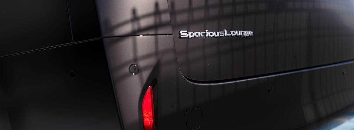 Spacious Lounge スペーシャスラウンジ アルファード Alphard トヨタ車体特別架装車アルファード Spacious Lounge（スペーシャスラウンジ）を企画･開発 ペイントプロテクションフィルム ボディへの飛び石などによる傷つきを防止し、ボディを長期間美しく保ちます。汚れも落ちやすく洗車機も利用可能で、長期間メンテナンスフリーです。艶感を抑え特別感を際立たせるセミマット仕様、美しい艶感をキープするクリア仕様をご用意しています。 愛知　名古屋 Alto e Diritto altoediritto アルトエデリット 納車 4座