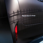 Spacious Lounge スペーシャスラウンジ アルファード Alphard トヨタ車体特別架装車アルファード Spacious Lounge（スペーシャスラウンジ）を企画･開発 ペイントプロテクションフィルム ボディへの飛び石などによる傷つきを防止し、ボディを長期間美しく保ちます。汚れも落ちやすく洗車機も利用可能で、長期間メンテナンスフリーです。艶感を抑え特別感を際立たせるセミマット仕様、美しい艶感をキープするクリア仕様をご用意しています。 愛知　名古屋 Alto e Diritto altoediritto アルトエデリット 納車 4座