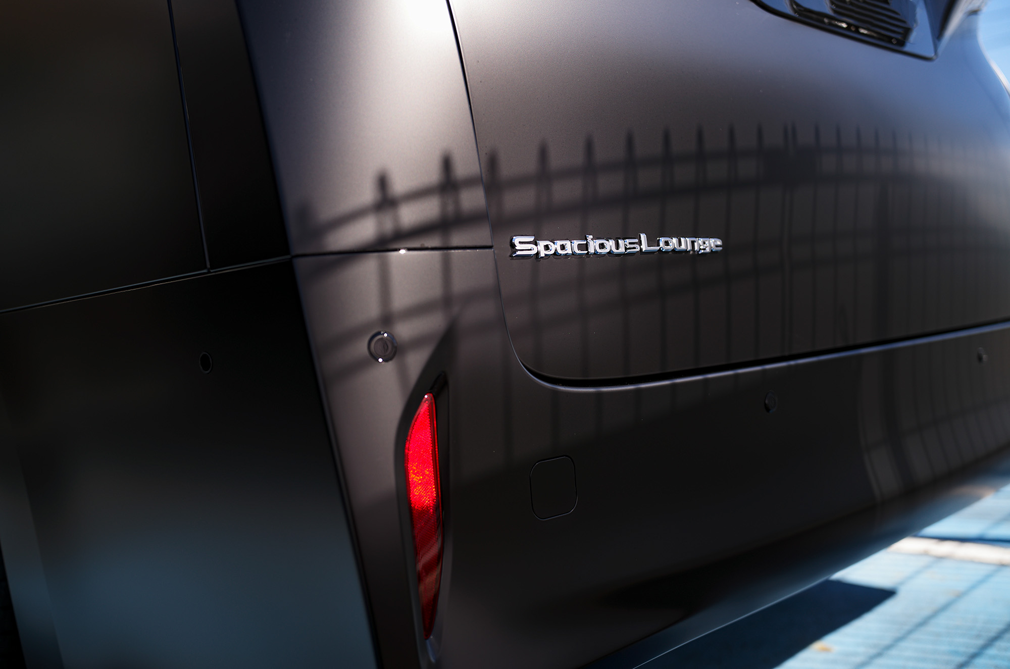 Spacious Lounge スペーシャスラウンジ アルファード Alphard トヨタ車体特別架装車アルファード Spacious Lounge（スペーシャスラウンジ）を企画･開発 ペイントプロテクションフィルム ボディへの飛び石などによる傷つきを防止し、ボディを長期間美しく保ちます。汚れも落ちやすく洗車機も利用可能で、長期間メンテナンスフリーです。艶感を抑え特別感を際立たせるセミマット仕様、美しい艶感をキープするクリア仕様をご用意しています。 愛知　名古屋 Alto e Diritto altoediritto アルトエデリット 納車 4座