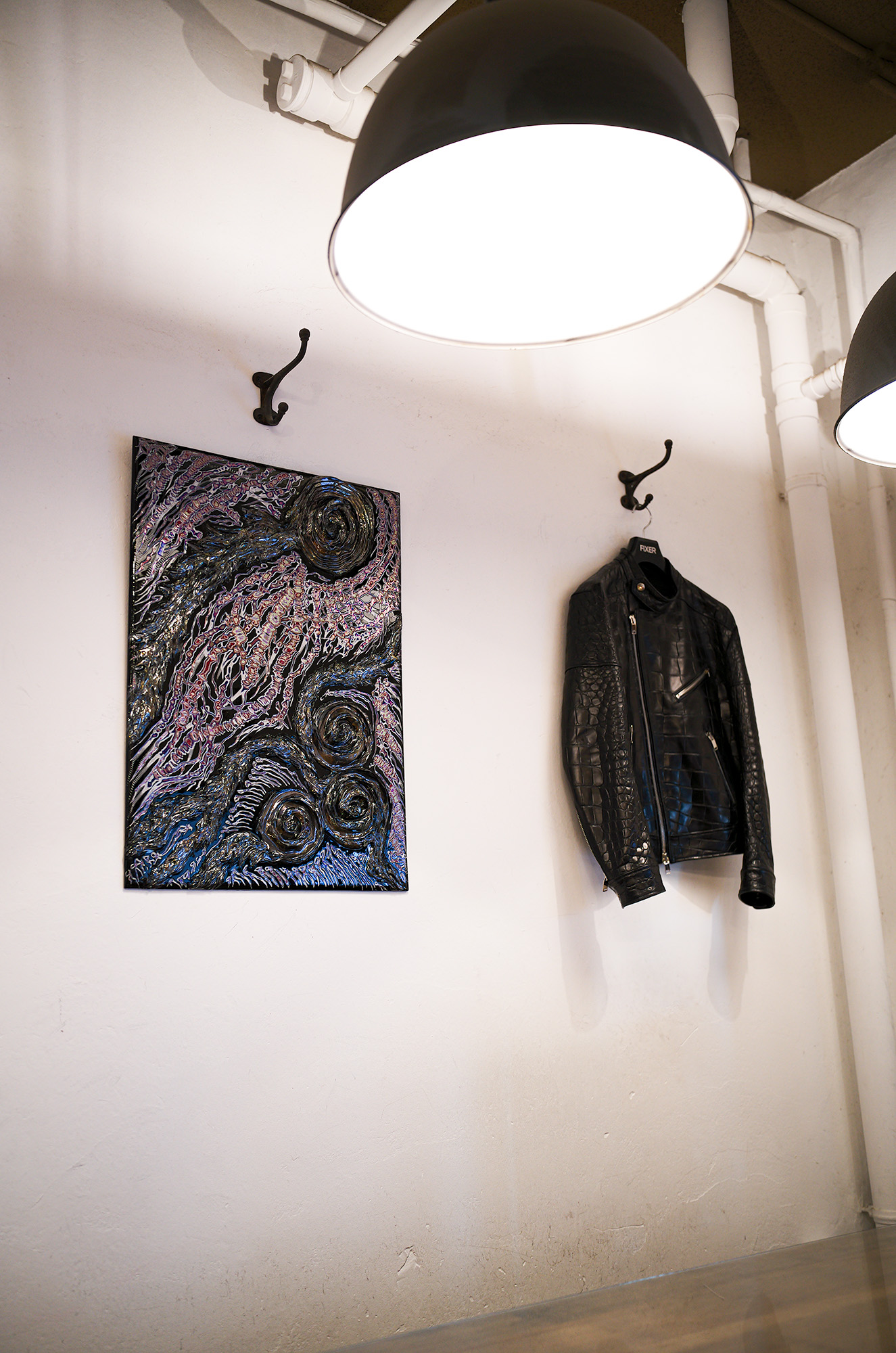 UNDULATION Dragon 730×530　20 Size Made of FRP Original Canvas ドラゴン SYMPANIST // UNDULATION BOUTIQUE シンパニスト クワイ華 kuwai hana アンデュレーション ブティック 恵比寿 東京都渋谷区恵比寿南3-9-35 トリエールEBISU1階 0366306312 ART アート 愛知 名古屋 Alto e Diritto altoediritto アルトエデリット 芸術 現代アート 現代美術 アートギャラリー DRAGON ドラゴン MANDALA マンダラ Silvana シルバナー 20号 30号 40号 50号 100号 150号 1998年、神奈川県川崎市にてハーレーダビッドソン専門のカスタムショップ : BAD LANDを起業。以降、完全手造りによるカスタムハーレーの製作に没頭する事となり、難易度の高い1mm以下での微細な感覚が要求される板金加工や金属造形、また最終表面処理に関する一連の作業に起業以来のほぼ全日を費やす日々を送る。その間にも多々金属造形全般に関する技術的な修練と研鑽を重ねより専門的な知識を会得。また新たなインダストリーマテリアルの追求や開発、更には特殊な機能が付与された塗料の数々による最先端の最終表面処理の分野にも開眼する。カスタムハーレー製作の原点としていたエモーショナルな心情より湧き上がるオリジナルのデザインによる造形は、終始一貫、BAD LANDの基本コンセプトと定められ決して揺らぐ事は無かったのだが、何時しかその創造のフィールドはカスタムハーレーの範疇を越え、2023年 : アートブランド [ UNDULATION ] として結実。カスタムの製作現場で培った工業製品レベルの金属加工技術力に裏打ちされた唯一無二とも言える数々の錬金技法を基本に、先鋭的且つ熱情を伴った心象的な表現を追求する。Dragon 金龍 F50号 フィリップスオークション 105-0004 東京都港区新橋2-5-5新橋2丁目MTビル7階 愛知　名古屋 Alto e Diritto altoediritto アルトエデリット
