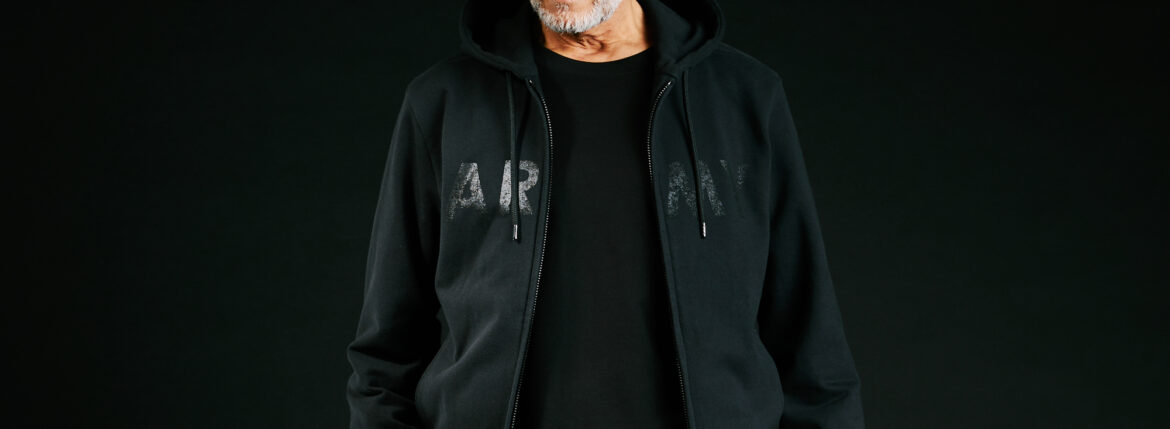 1PIU1UGUALE3 (ウノピュウノウグァーレトレ) BLACK MILITARY BY YOSHIMASA HOSHIBA (ブラックミリタリー バイ 干場義雅) VINTAGE LOGO ARMY SWEAT ZIP PARKA アーミーパーカー MADE IN JAPAN (日本製) BLACK × BLACK (ブラック ×　ブラック) 愛知　名古屋 Alto e Diritto altoediritto アルトエデリット