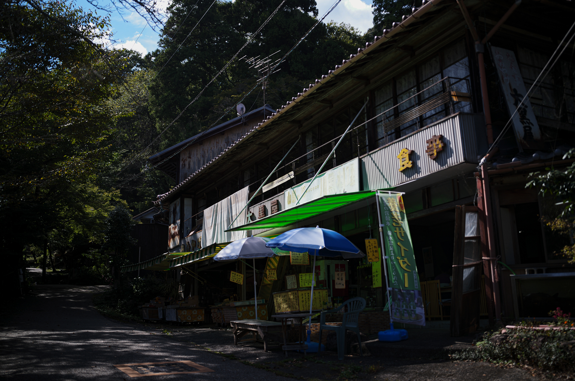 LEICA ライカ APO SUMMICRON35mm アポズミクロン35ミリ 養老の滝 〒503-1267 岐阜県養老郡養老町高林１２９８−２　養老の滝は、岐阜県養老郡養老町にある木曽川水系に属する落差32m、幅4mの滝である。岐阜県により設置された養老公園内にあり、揖斐関ヶ原養老国定公園に属する。日本百名瀑。古来より文人・墨客を魅了した悠久の美養⽼の滝⼊⼝駐⾞場から1.2km 徒歩30分、養老駅から徒歩50分。古来、文人墨客にも親しまれてきた名瀑で、日本の滝百選に選定されています。高さ30m、幅が約4mあり、岩角を打って流れ落ちる水は清冽で、その雄麗な姿は必見です。見事な景観を是非お楽しみください。毎年7月1日には観光客の無事を祈る養老の滝開きが行われ、夏の風物詩として定着しています。孝子物語【こうしものがたり】滝の水が酒に変わったという「養老孝子物語」はこの地域に語り継がれる伝説です。七つの橋四季折々の姿を見せる園内において、滝から流れる小川にかかる7つの橋はそれぞれ特徴的です。散策の休憩や写真撮影のロケーションなどにも重宝されます。渡月橋 不動橋 松風橋 みゆき橋 万代橋 紅葉橋 妙見橋 菊水泉 養老山地から湧き出るミネラルを含む水は、世の中をくくり結び、病に効く「菊水泉」と名付けられ、日本の名水百選に指定されています。養老神社境内にあり、元正天皇が浴した美泉と言われています。天皇がこの泉で手や顔を洗うと肌がきれいになり、痛い所を洗うと痛みが取れたと言われた。泉の水は菊の香りがすると評判になったため、菊水泉と呼ばれるようになりました。不老ヶ池 菊水泉の水が流れる小川に沿って行くと、元正天皇行幸遺跡の手前にあります。不老ヶ池の名の通り養老名水を象徴する清らかな水をたたえているので、ハリヨというトゲのある小魚が繁殖しています。秋の紅葉が絶景の地域です。養老寺「孝子源丞内」が開いた寺とされ、不老長寿を祈願する参拝者が訪れます。西美濃三十三霊場の二十五番札所。宝物殿の「十一面千手観音立像」は寄木造の像高98cm、鎌倉初期の優雅な面貌の作で、国指定文化財です。「滝守不動明王立像」は、木造の立像で高さ97cm。岐阜県の指定文化財です。養老せせらぎ街道妙見堂から東へと続く道で、秋になると紅葉が美しいスポットです。養老の滝へと向かうメインロードから一本中に入っているため人通りも少なく、ゆったりと紅葉を眺めながら、赤や黄色に染まった小道を散策することができます。養老孝子坂養老の滝へと続く滝谷左岸の園路です。飲食店やお土産屋さんが並んでいる休憩スポットです。養老土産のひょうたんや養老サイダー、焼きたてのお団子など味わっていただけます。親孝行のふるさと会館養老孝子坂沿いにある養老町と西美濃地方の観光情報を発信する観光案内所。館内では、孝子物語の動画が見られるほか、養老町の特産品等を展示しています。また、養老町の観光スポットをタッチパネルで調べることもできます。無料でWi-Fiがご利用できます。養老神社社伝によれば雨乞い、祈願の天神社として信仰を集め、菊水天神・養老天神などと呼ばれていました。1504年に菅原道真を合祀して以降は、菊水天満宮・養老天満宮等とも呼ばれましたが、明治6年に養老神社と改称しました。明治時代に元正天皇・聖武天皇・天照皇大神を合祀し、不老長寿・学徳成就に霊験がある神社です。