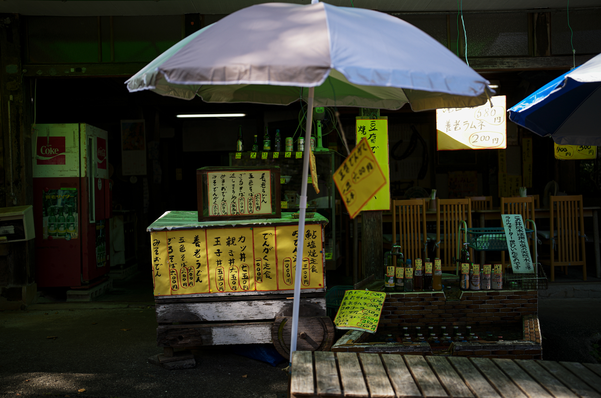 LEICA ライカ APO SUMMICRON35mm アポズミクロン35ミリ 養老の滝 〒503-1267 岐阜県養老郡養老町高林１２９８−２　養老の滝は、岐阜県養老郡養老町にある木曽川水系に属する落差32m、幅4mの滝である。岐阜県により設置された養老公園内にあり、揖斐関ヶ原養老国定公園に属する。日本百名瀑。古来より文人・墨客を魅了した悠久の美養⽼の滝⼊⼝駐⾞場から1.2km 徒歩30分、養老駅から徒歩50分。古来、文人墨客にも親しまれてきた名瀑で、日本の滝百選に選定されています。高さ30m、幅が約4mあり、岩角を打って流れ落ちる水は清冽で、その雄麗な姿は必見です。見事な景観を是非お楽しみください。毎年7月1日には観光客の無事を祈る養老の滝開きが行われ、夏の風物詩として定着しています。孝子物語【こうしものがたり】滝の水が酒に変わったという「養老孝子物語」はこの地域に語り継がれる伝説です。七つの橋四季折々の姿を見せる園内において、滝から流れる小川にかかる7つの橋はそれぞれ特徴的です。散策の休憩や写真撮影のロケーションなどにも重宝されます。渡月橋 不動橋 松風橋 みゆき橋 万代橋 紅葉橋 妙見橋 菊水泉 養老山地から湧き出るミネラルを含む水は、世の中をくくり結び、病に効く「菊水泉」と名付けられ、日本の名水百選に指定されています。養老神社境内にあり、元正天皇が浴した美泉と言われています。天皇がこの泉で手や顔を洗うと肌がきれいになり、痛い所を洗うと痛みが取れたと言われた。泉の水は菊の香りがすると評判になったため、菊水泉と呼ばれるようになりました。不老ヶ池 菊水泉の水が流れる小川に沿って行くと、元正天皇行幸遺跡の手前にあります。不老ヶ池の名の通り養老名水を象徴する清らかな水をたたえているので、ハリヨというトゲのある小魚が繁殖しています。秋の紅葉が絶景の地域です。養老寺「孝子源丞内」が開いた寺とされ、不老長寿を祈願する参拝者が訪れます。西美濃三十三霊場の二十五番札所。宝物殿の「十一面千手観音立像」は寄木造の像高98cm、鎌倉初期の優雅な面貌の作で、国指定文化財です。「滝守不動明王立像」は、木造の立像で高さ97cm。岐阜県の指定文化財です。養老せせらぎ街道妙見堂から東へと続く道で、秋になると紅葉が美しいスポットです。養老の滝へと向かうメインロードから一本中に入っているため人通りも少なく、ゆったりと紅葉を眺めながら、赤や黄色に染まった小道を散策することができます。養老孝子坂養老の滝へと続く滝谷左岸の園路です。飲食店やお土産屋さんが並んでいる休憩スポットです。養老土産のひょうたんや養老サイダー、焼きたてのお団子など味わっていただけます。親孝行のふるさと会館養老孝子坂沿いにある養老町と西美濃地方の観光情報を発信する観光案内所。館内では、孝子物語の動画が見られるほか、養老町の特産品等を展示しています。また、養老町の観光スポットをタッチパネルで調べることもできます。無料でWi-Fiがご利用できます。養老神社社伝によれば雨乞い、祈願の天神社として信仰を集め、菊水天神・養老天神などと呼ばれていました。1504年に菅原道真を合祀して以降は、菊水天満宮・養老天満宮等とも呼ばれましたが、明治6年に養老神社と改称しました。明治時代に元正天皇・聖武天皇・天照皇大神を合祀し、不老長寿・学徳成就に霊験がある神社です。