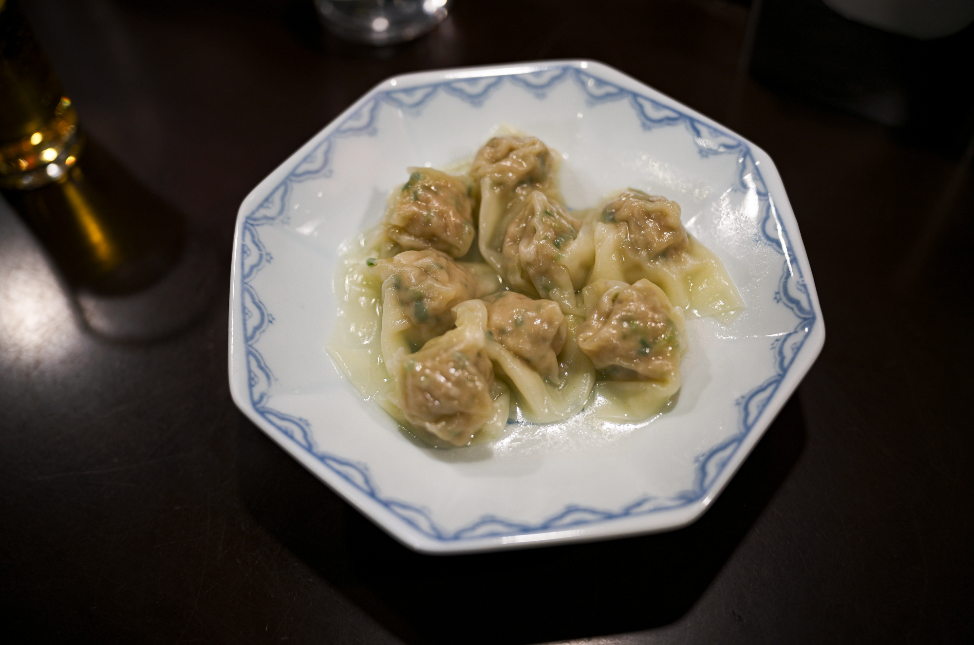 博多麺房 赤のれん 西麻布本店 タモリ 赤のれん タモリ 西麻布交差点 釜炊きとんこつ  東京都 港区 西麻布 3-21-24 第五中岡ビル１Ｆ 釜炊きとんこつ「とれたての味」 「濃厚な豚骨のコクと旨み」と「醤油ダレのキレ」店内に大型の五右衛門釜を持ち込み、毎日一日かけて取るスープはコクと旨みがあって「コッテリ」ながらも、醤油ダレをきかせることにより後味が「サッパリ」になるように仕上げております。厳選した豚骨の部位だけを使用し、丁寧に下処理を行い濃厚な旨みだけを抽出。100％純豚骨スープをお楽しみください。「平打ち極細麺」初代、津田茂氏が考案した極細平打ち極細麺。一般的な麺の断面が丸や角に比べて薄く平べったくなっており、サクッとした食感とスープとの絡みが良いのが特徴です。麺の硬さは、粉おとし・ハリガネ・バリカタ・固め・普通・ヤオ麺の6種類があり、硬さによって食感、小麦粉の風味など大きく変化します。替え玉などで食べ比べるのも楽しいかと思います。本物のラーメンを召し上がりませんか？毎日一日かけて五右衛門釜でとるとんこつスープはコクと旨みがあって後味さっぱり。秘伝の醤油ダレを加えたスープが極細平打麺にからむ絶妙の味です。釜炊きとんこつ「とれたての味」をご賞味ください。「由来」福岡は箱崎で津田茂氏が開業した博多ラーメン赤のれんは「腰が強い平打ち細麺］と「こってり味でさっぱり感のある醤油仕立てのとんこつラーメン」が造りだす絶品の旨さが大人気となり、昭和50年頃はその味は博多随一と評判でした。この地に赤のれんが誕生した由来は、博多赤のれんに弟子入りした先代が六本木付近に創業の場所を求めたことにあります。六本木から西麻布にかけてこのとおり一帯は、昔から「元すりとおり」と呼ばれ地元の人たちから商売は難しい場所と見られていました。西麻布に創業し40年、ひたすらに本物の味を追及しお客様の求める旨い味づくりに専念してまいりました。今も変わらず商いができますのもお客様の暖かい支持の賜物と感謝いたしております。 https://www.akanoren.com/