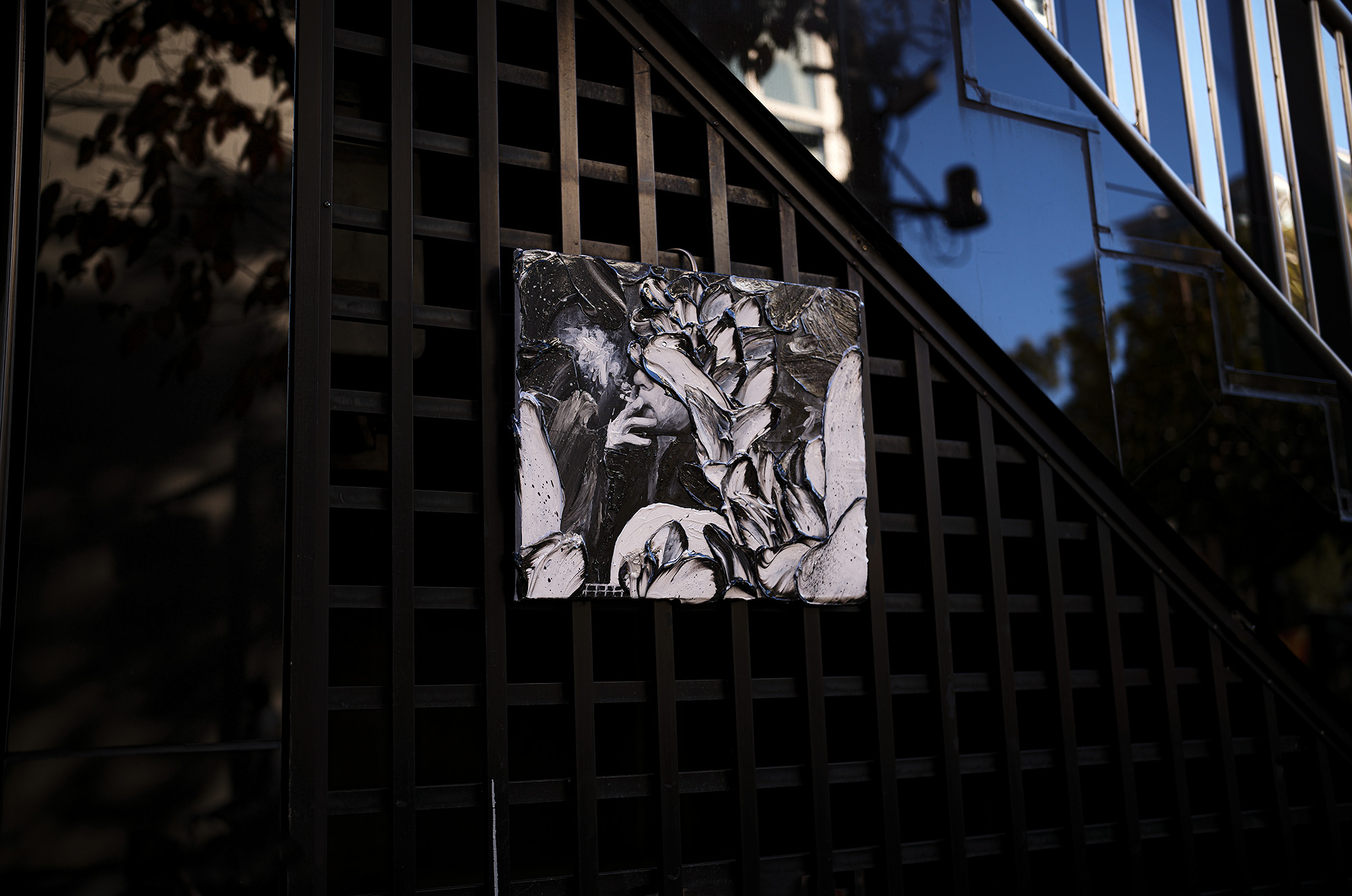 NEUNOA カート・コバーン Kurt Donald Cobain カート・ドナルド・コバーンは、アメリカ合衆国のシンガーソングライター。 ロックバンド・ニルヴァーナのフロントマンであり、ギタリスト、リードボーカリスト、メインソングライターとして活躍していた。怒りに満ちた曲作りと反体制的な人物像を通して、コバーンの作曲は、主流のロック音楽のテーマ的な慣習を広げた。 愛知 名古屋 Alto e Diritto altoediritto アルトエデリット