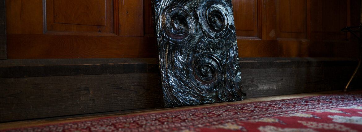 UNDULATION "MANDARA" F8 Size Made of FRP Original Canvas マンダラ SYMPANIST // UNDULATION BOUTIQUE シンパニスト クワイ華 kuwai hana アンデュレーション ブティック 恵比寿 東京都渋谷区恵比寿南3-9-35 トリエールEBISU1階 0366306312 ART アート 愛知 名古屋 Alto e Diritto altoediritto アルトエデリット 芸術 現代アート 現代美術 アートギャラリー DRAGON ドラゴン MANDALA マンダラ Silvana シルバナー 20号 30号 40号 50号 100号 150号 1998年、神奈川県川崎市にてハーレーダビッドソン専門のカスタムショップ : BAD LANDを起業。以降、完全手造りによるカスタムハーレーの製作に没頭する事となり、難易度の高い1mm以下での微細な感覚が要求される板金加工や金属造形、また最終表面処理に関する一連の作業に起業以来のほぼ全日を費やす日々を送る。その間にも多々金属造形全般に関する技術的な修練と研鑽を重ねより専門的な知識を会得。また新たなインダストリーマテリアルの追求や開発、更には特殊な機能が付与された塗料の数々による最先端の最終表面処理の分野にも開眼する。カスタムハーレー製作の原点としていたエモーショナルな心情より湧き上がるオリジナルのデザインによる造形は、終始一貫、BAD LANDの基本コンセプトと定められ決して揺らぐ事は無かったのだが、何時しかその創造のフィールドはカスタムハーレーの範疇を越え、2023年 : アートブランド [ UNDULATION ] として結実。カスタムの製作現場で培った工業製品レベルの金属加工技術力に裏打ちされた唯一無二とも言える数々の錬金技法を基本に、先鋭的且つ熱情を伴った心象的な表現を追求する。Dragon 金龍 F50号 フィリップスオークション 105-0004 東京都港区新橋2-5-5新橋2丁目MTビル7階 愛知　名古屋 Alto e Diritto altoediritto アルトエデリット