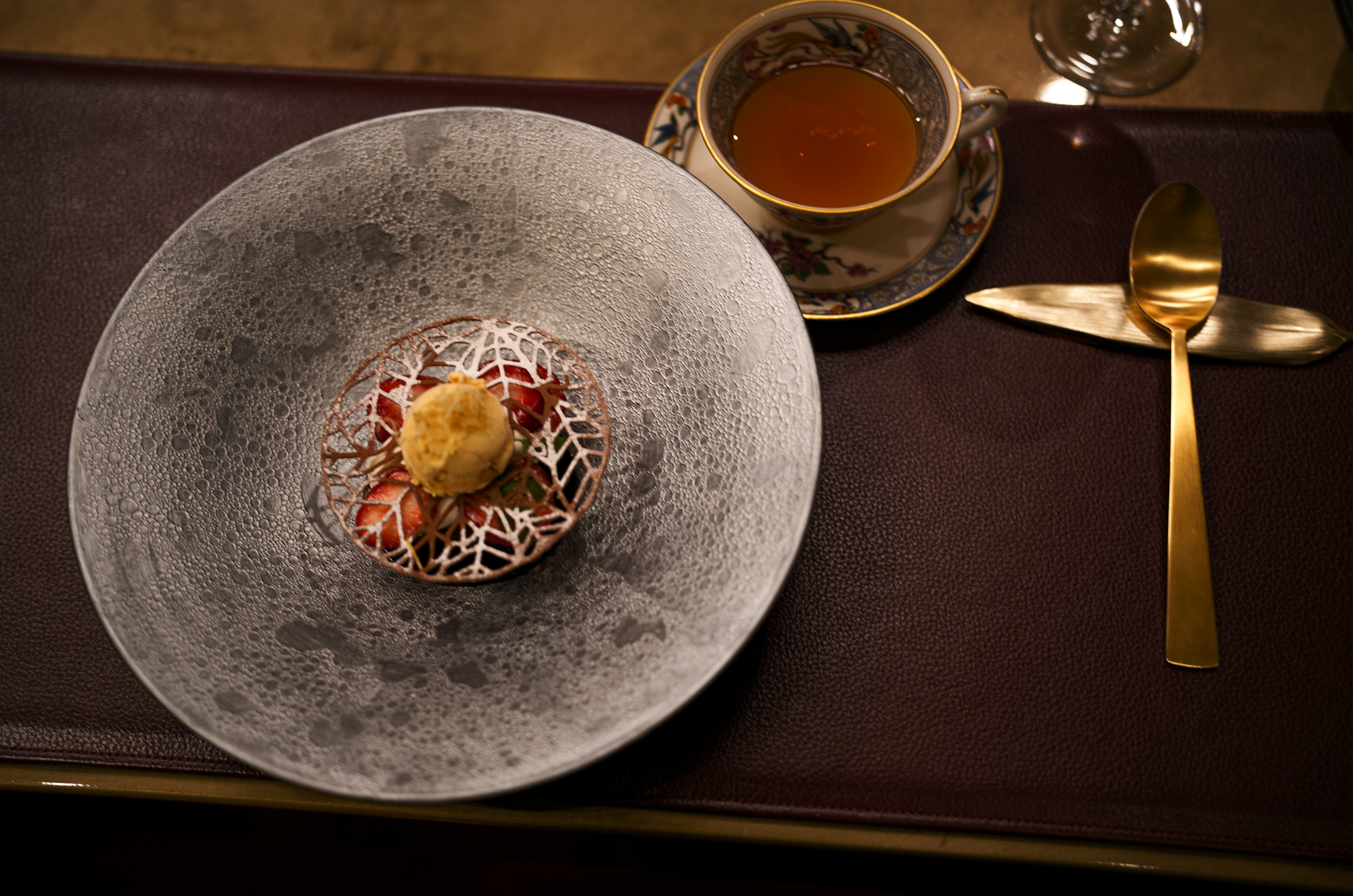 Tout La Joie Ism トゥ・ラ・ジョア イズム 460-0024 愛知県名古屋市中区正木1丁目14−2 名古屋 レストラン最高峰「トゥ・ラ・ジョア」 須本シェフ プロデュース イノベーティブ・フュージョン トゥ・ラ・ジョア(Tout la Joie) 須本一信 スモトイッシン Mのサラダ 四季の移ろいとともに料理が紡ぐ一期一会の物語――よろこびと笑顔にあふれたサロン・レストラン煉瓦とグリーンのコントラストが美しいファサードの、まるで芸術家のアトリエのような空間。ここで須本シェフが皿の上に紡ぐ物語は、人生のように一期一会。和やフレンチといった要素を織り交ぜ、食材の香りや食感、温度など五感を刺激する“須本料理”を楽しむことができます。唯一定番の「Mのサラダ」以外は、二度と出会えない料理ばかり。そのストーリーが披露される度に、このアトリエは新鮮な感動とよろこびに溢れるのです。