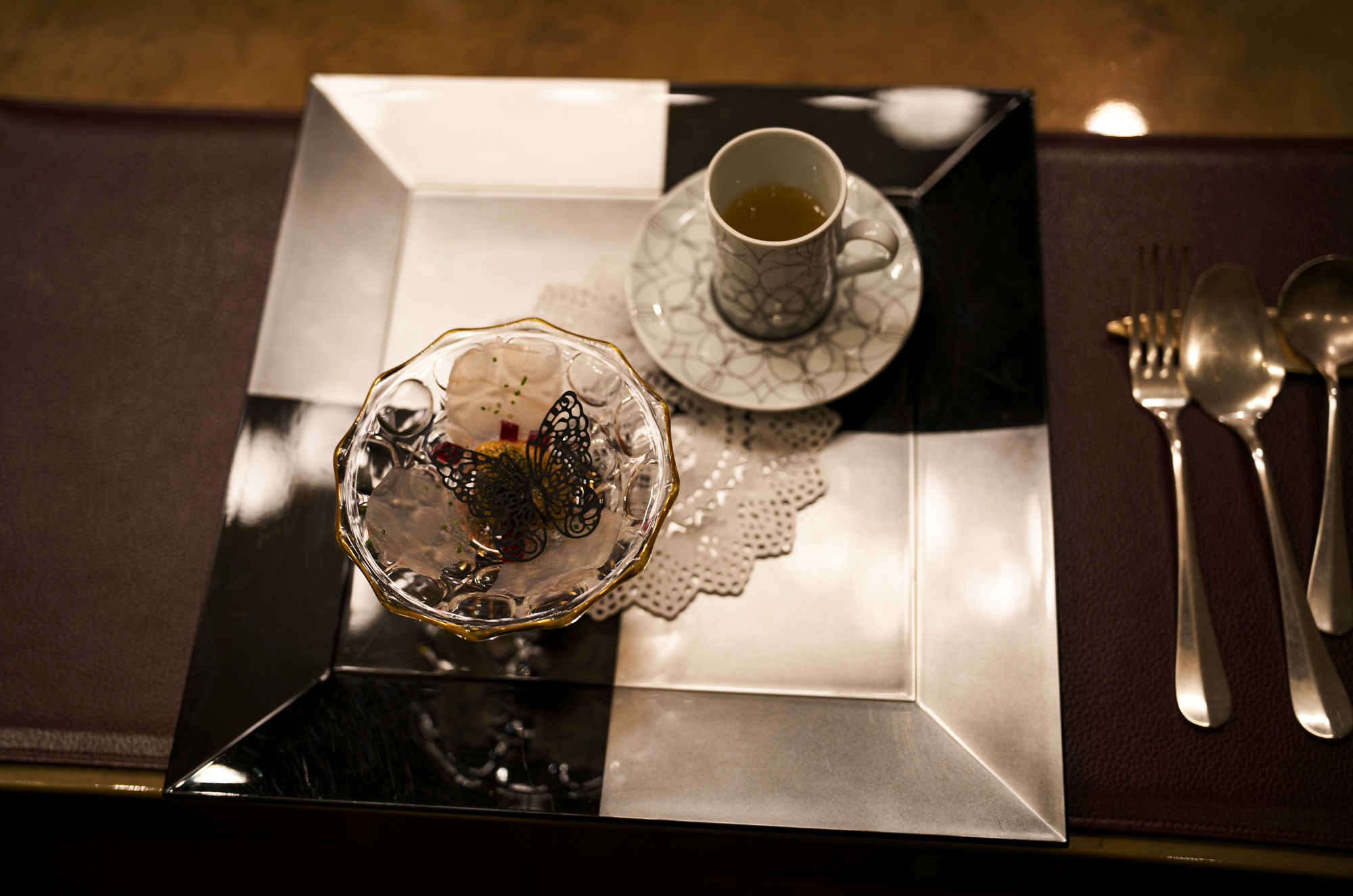 Tout La Joie Ism トゥ・ラ・ジョア イズム 460-0024 愛知県名古屋市中区正木1丁目14−2 名古屋 レストラン最高峰「トゥ・ラ・ジョア」 須本シェフ プロデュース イノベーティブ・フュージョン トゥ・ラ・ジョア(Tout la Joie) 須本一信 スモトイッシン Mのサラダ 四季の移ろいとともに料理が紡ぐ一期一会の物語――よろこびと笑顔にあふれたサロン・レストラン煉瓦とグリーンのコントラストが美しいファサードの、まるで芸術家のアトリエのような空間。ここで須本シェフが皿の上に紡ぐ物語は、人生のように一期一会。和やフレンチといった要素を織り交ぜ、食材の香りや食感、温度など五感を刺激する“須本料理”を楽しむことができます。唯一定番の「Mのサラダ」以外は、二度と出会えない料理ばかり。そのストーリーが披露される度に、このアトリエは新鮮な感動とよろこびに溢れるのです。