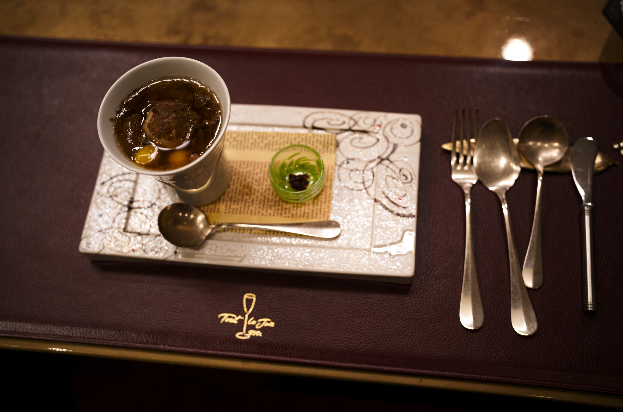 Tout La Joie Ism トゥ・ラ・ジョア イズム 460-0024 愛知県名古屋市中区正木1丁目14−2 名古屋 レストラン最高峰「トゥ・ラ・ジョア」 須本シェフ プロデュース イノベーティブ・フュージョン トゥ・ラ・ジョア(Tout la Joie) 須本一信 スモトイッシン Mのサラダ 四季の移ろいとともに料理が紡ぐ一期一会の物語――よろこびと笑顔にあふれたサロン・レストラン煉瓦とグリーンのコントラストが美しいファサードの、まるで芸術家のアトリエのような空間。ここで須本シェフが皿の上に紡ぐ物語は、人生のように一期一会。和やフレンチといった要素を織り交ぜ、食材の香りや食感、温度など五感を刺激する“須本料理”を楽しむことができます。唯一定番の「Mのサラダ」以外は、二度と出会えない料理ばかり。そのストーリーが披露される度に、このアトリエは新鮮な感動とよろこびに溢れるのです。