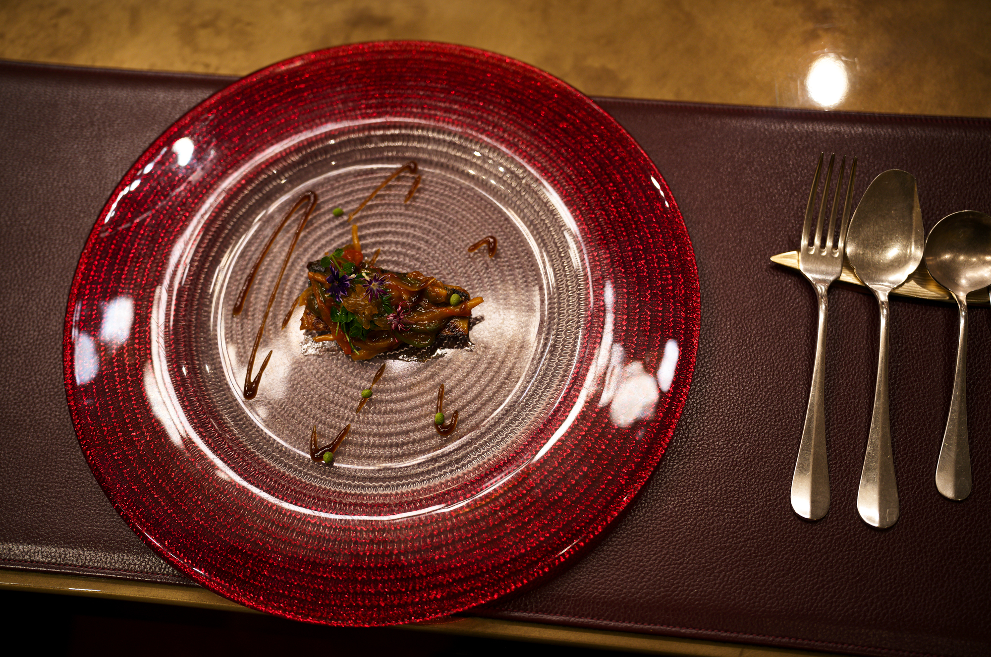 Tout La Joie Ism トゥ・ラ・ジョア イズム 460-0024 愛知県名古屋市中区正木1丁目14−2 名古屋 レストラン最高峰「トゥ・ラ・ジョア」 須本シェフ プロデュース イノベーティブ・フュージョン トゥ・ラ・ジョア(Tout la Joie) 須本一信 スモトイッシン Mのサラダ 四季の移ろいとともに料理が紡ぐ一期一会の物語――よろこびと笑顔にあふれたサロン・レストラン煉瓦とグリーンのコントラストが美しいファサードの、まるで芸術家のアトリエのような空間。ここで須本シェフが皿の上に紡ぐ物語は、人生のように一期一会。和やフレンチといった要素を織り交ぜ、食材の香りや食感、温度など五感を刺激する“須本料理”を楽しむことができます。唯一定番の「Mのサラダ」以外は、二度と出会えない料理ばかり。そのストーリーが披露される度に、このアトリエは新鮮な感動とよろこびに溢れるのです。