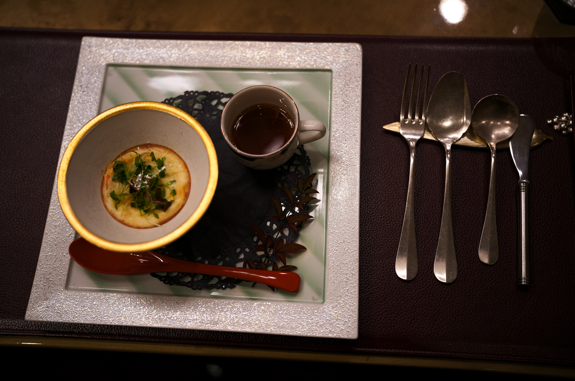 Tout La Joie Ism トゥ・ラ・ジョア イズム 460-0024 愛知県名古屋市中区正木1丁目14−2 名古屋 レストラン最高峰「トゥ・ラ・ジョア」 須本シェフ プロデュース イノベーティブ・フュージョン トゥ・ラ・ジョア(Tout la Joie) 須本一信 スモトイッシン Mのサラダ 四季の移ろいとともに料理が紡ぐ一期一会の物語――よろこびと笑顔にあふれたサロン・レストラン煉瓦とグリーンのコントラストが美しいファサードの、まるで芸術家のアトリエのような空間。ここで須本シェフが皿の上に紡ぐ物語は、人生のように一期一会。和やフレンチといった要素を織り交ぜ、食材の香りや食感、温度など五感を刺激する“須本料理”を楽しむことができます。唯一定番の「Mのサラダ」以外は、二度と出会えない料理ばかり。そのストーリーが披露される度に、このアトリエは新鮮な感動とよろこびに溢れるのです。