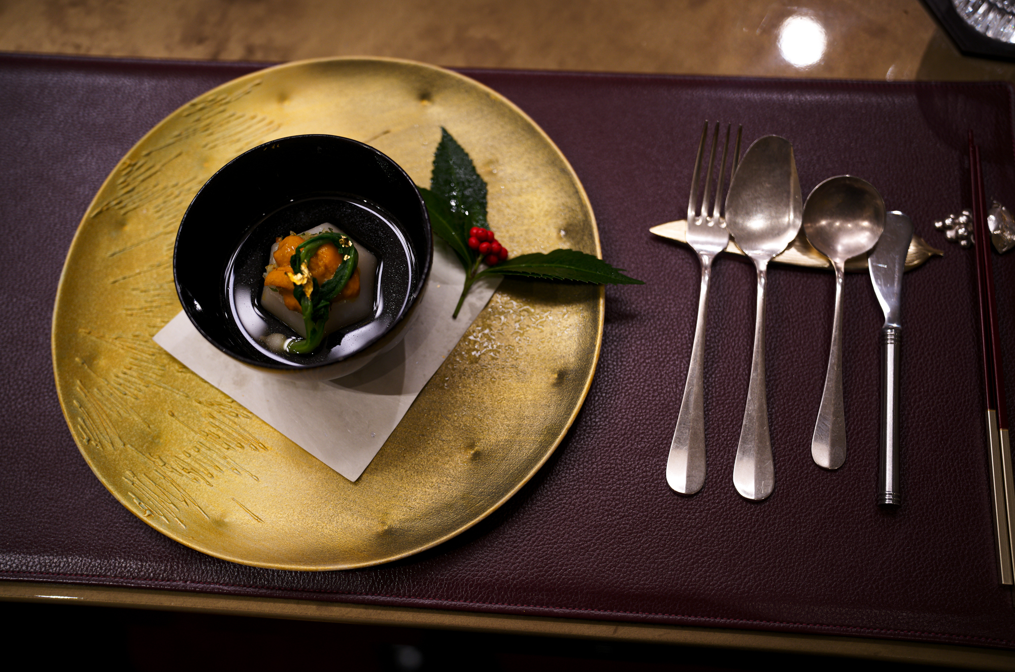 Tout La Joie Ism トゥ・ラ・ジョア イズム 460-0024 愛知県名古屋市中区正木1丁目14−2 名古屋 レストラン最高峰「トゥ・ラ・ジョア」 須本シェフ プロデュース イノベーティブ・フュージョン トゥ・ラ・ジョア(Tout la Joie) 須本一信 スモトイッシン Mのサラダ 四季の移ろいとともに料理が紡ぐ一期一会の物語――よろこびと笑顔にあふれたサロン・レストラン煉瓦とグリーンのコントラストが美しいファサードの、まるで芸術家のアトリエのような空間。ここで須本シェフが皿の上に紡ぐ物語は、人生のように一期一会。和やフレンチといった要素を織り交ぜ、食材の香りや食感、温度など五感を刺激する“須本料理”を楽しむことができます。唯一定番の「Mのサラダ」以外は、二度と出会えない料理ばかり。そのストーリーが披露される度に、このアトリエは新鮮な感動とよろこびに溢れるのです。