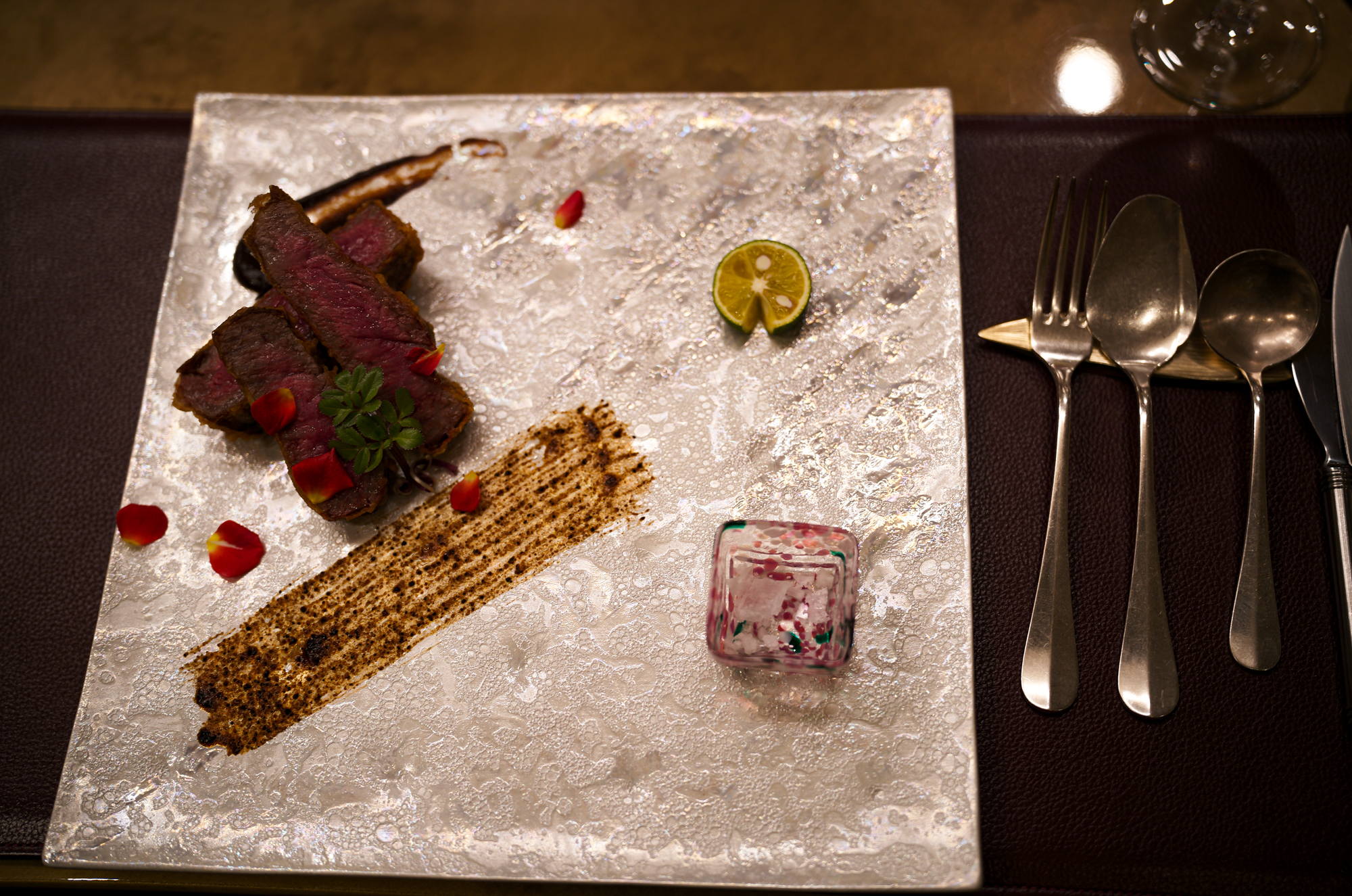 Tout La Joie Ism トゥ・ラ・ジョア イズム 460-0024 愛知県名古屋市中区正木1丁目14−2 名古屋 レストラン最高峰「トゥ・ラ・ジョア」 須本シェフ プロデュース イノベーティブ・フュージョン トゥ・ラ・ジョア(Tout la Joie) 須本一信 スモトイッシン Mのサラダ 四季の移ろいとともに料理が紡ぐ一期一会の物語――よろこびと笑顔にあふれたサロン・レストラン煉瓦とグリーンのコントラストが美しいファサードの、まるで芸術家のアトリエのような空間。ここで須本シェフが皿の上に紡ぐ物語は、人生のように一期一会。和やフレンチといった要素を織り交ぜ、食材の香りや食感、温度など五感を刺激する“須本料理”を楽しむことができます。唯一定番の「Mのサラダ」以外は、二度と出会えない料理ばかり。そのストーリーが披露される度に、このアトリエは新鮮な感動とよろこびに溢れるのです。