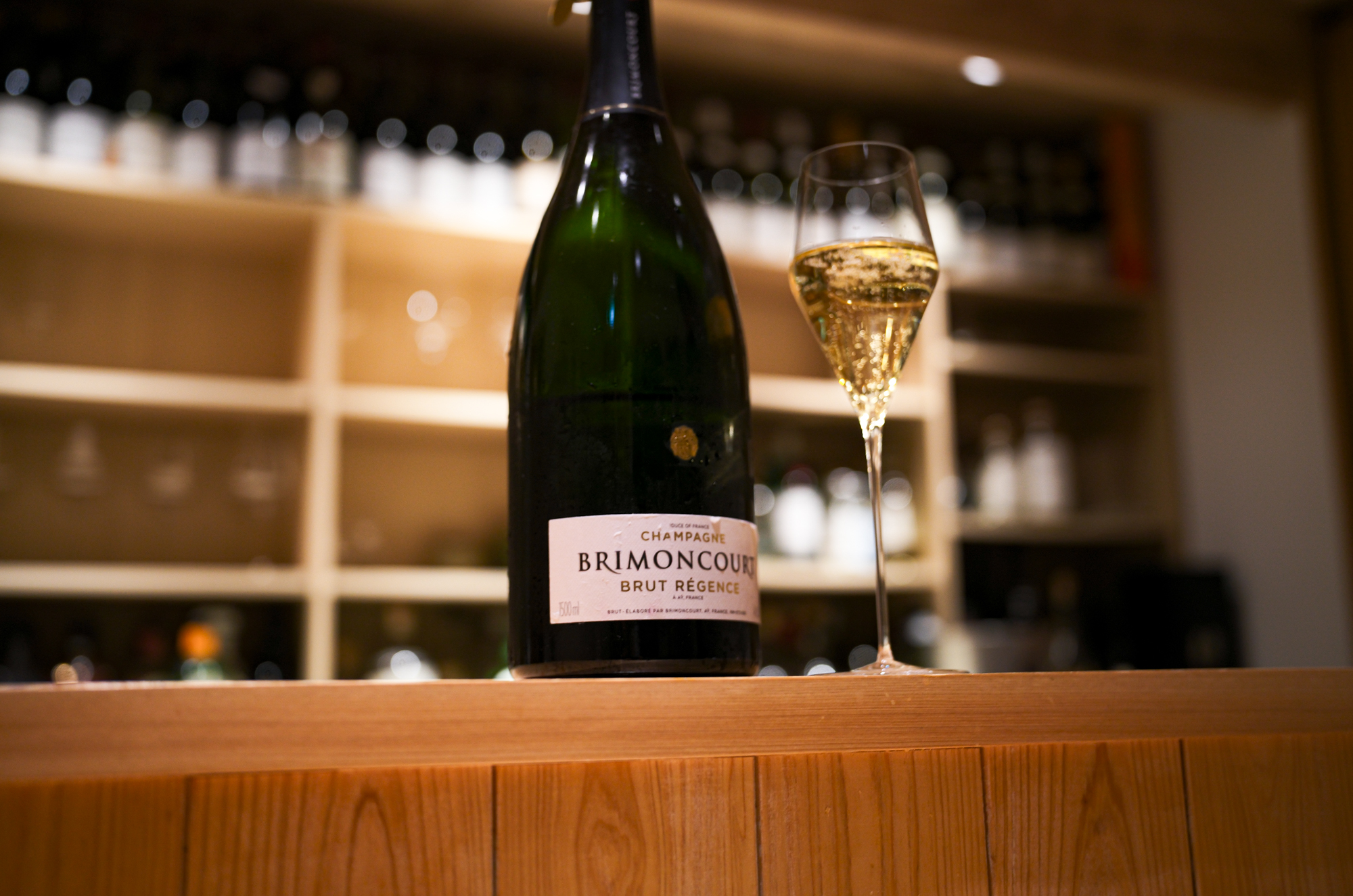 鶫 (つぐみ) Tsugumi 〒106-0031 東京都港区西麻布1丁目4−48 大樹ビル 2F 2021年9月星条旗通りに虎峰、Seriesの姉妹店となる中華レストラン鶇 -TSUGUMI-をオープン致しました。西麻布星条旗通りの隠れ家創作中華。熟成ワインと創作中華のペアリングで特別な時間を。西麻布の静かなエリアに佇む「鶫(Tsugumi)」は広東料理をベースとした創作中華を楽しめる隠れ家レストランです約4000本を誇る熟成ワインセラーからバースデー・ヴィンテージワインを選べたり、料理とのペアリングで新たな発見を楽しめます落ち着いた空間にはカウンター・個室が揃い、接待やデートにも最適香りを重視した繊細なコース料理がリズミカルに提供され、都会の喧騒を忘れる贅沢なひとときを堪能できます Alto e Diritto altoediritto アルトエデリット 愛知 名古屋