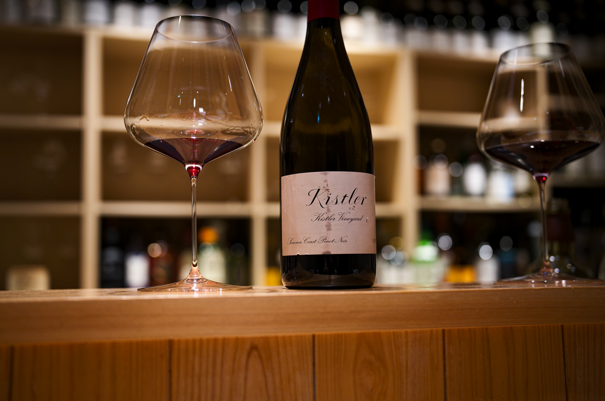 鶫 (つぐみ) Tsugumi 〒106-0031 東京都港区西麻布1丁目4−48 大樹ビル 2F 2021年9月星条旗通りに虎峰、Seriesの姉妹店となる中華レストラン鶇 -TSUGUMI-をオープン致しました。西麻布星条旗通りの隠れ家創作中華。熟成ワインと創作中華のペアリングで特別な時間を。西麻布の静かなエリアに佇む「鶫(Tsugumi)」は広東料理をベースとした創作中華を楽しめる隠れ家レストランです約4000本を誇る熟成ワインセラーからバースデー・ヴィンテージワインを選べたり、料理とのペアリングで新たな発見を楽しめます落ち着いた空間にはカウンター・個室が揃い、接待やデートにも最適香りを重視した繊細なコース料理がリズミカルに提供され、都会の喧騒を忘れる贅沢なひとときを堪能できます Alto e Diritto altoediritto アルトエデリット 愛知 名古屋