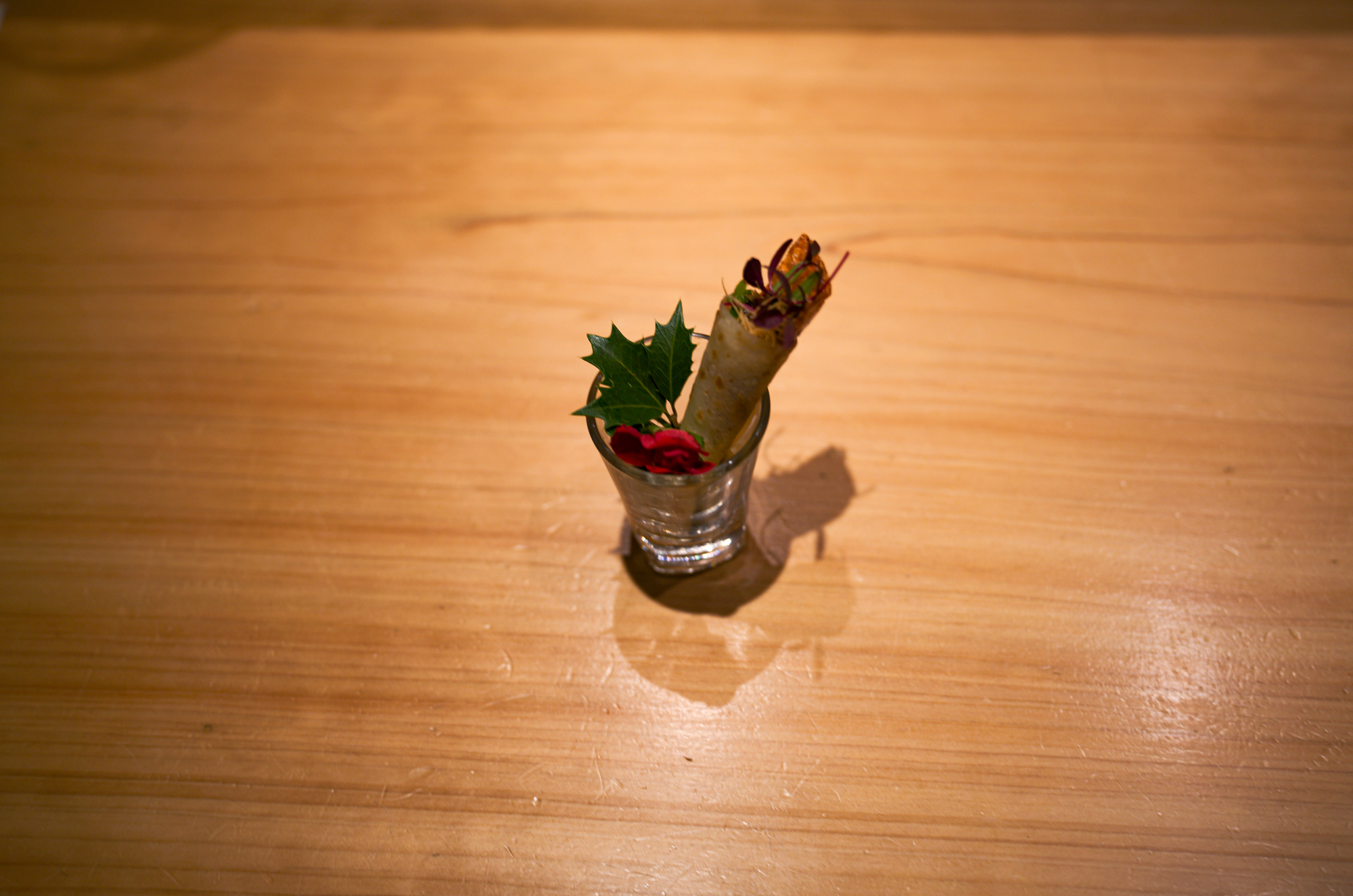 鶫 (つぐみ) Tsugumi 〒106-0031 東京都港区西麻布1丁目4−48 大樹ビル 2F 2021年9月星条旗通りに虎峰、Seriesの姉妹店となる中華レストラン鶇 -TSUGUMI-をオープン致しました。西麻布星条旗通りの隠れ家創作中華。熟成ワインと創作中華のペアリングで特別な時間を。西麻布の静かなエリアに佇む「鶫(Tsugumi)」は広東料理をベースとした創作中華を楽しめる隠れ家レストランです約4000本を誇る熟成ワインセラーからバースデー・ヴィンテージワインを選べたり、料理とのペアリングで新たな発見を楽しめます落ち着いた空間にはカウンター・個室が揃い、接待やデートにも最適香りを重視した繊細なコース料理がリズミカルに提供され、都会の喧騒を忘れる贅沢なひとときを堪能できます Alto e Diritto altoediritto アルトエデリット 愛知 名古屋