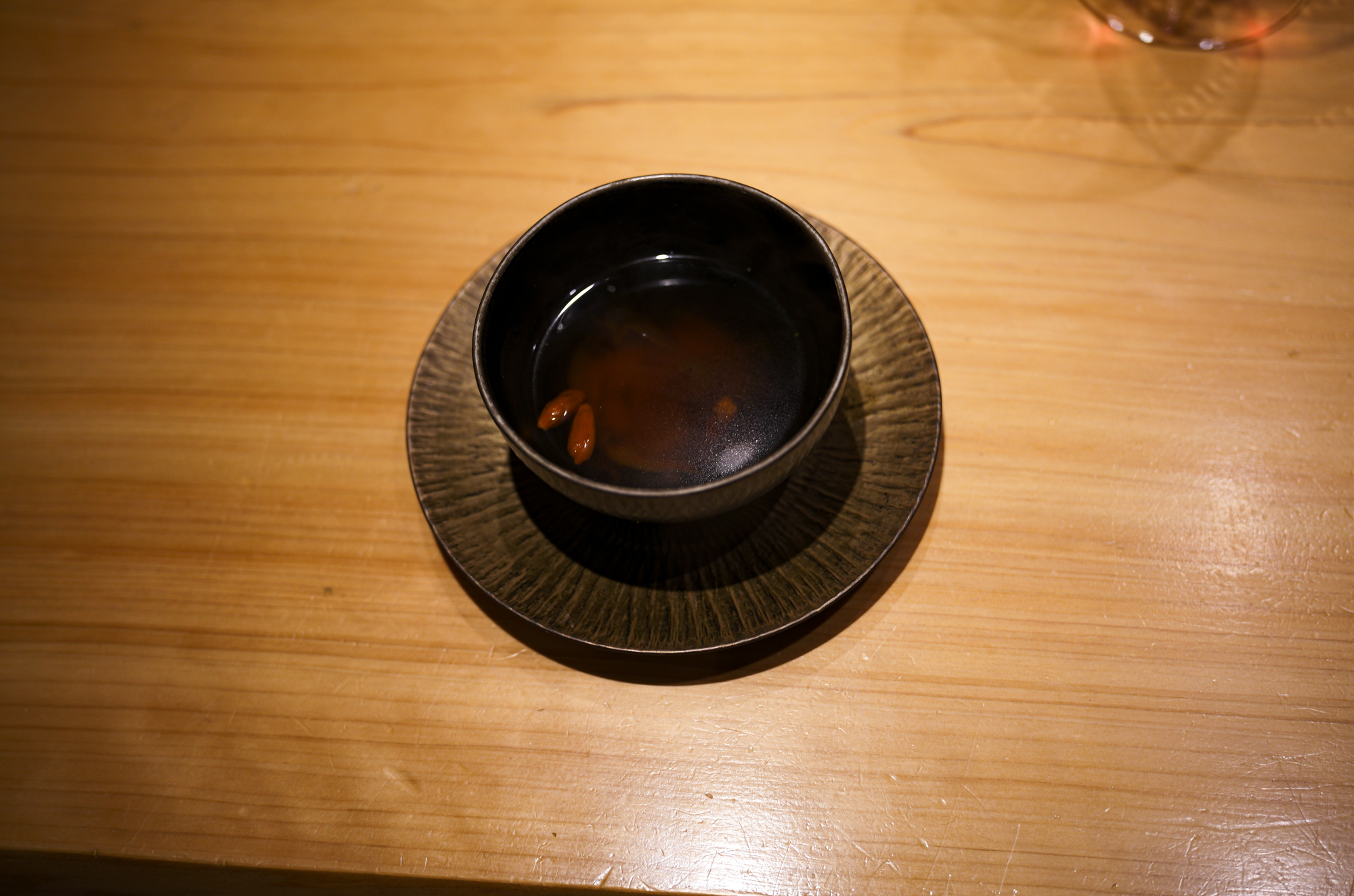 鶫 (つぐみ) Tsugumi 〒106-0031 東京都港区西麻布1丁目4−48 大樹ビル 2F 2021年9月星条旗通りに虎峰、Seriesの姉妹店となる中華レストラン鶇 -TSUGUMI-をオープン致しました。西麻布星条旗通りの隠れ家創作中華。熟成ワインと創作中華のペアリングで特別な時間を。西麻布の静かなエリアに佇む「鶫(Tsugumi)」は広東料理をベースとした創作中華を楽しめる隠れ家レストランです約4000本を誇る熟成ワインセラーからバースデー・ヴィンテージワインを選べたり、料理とのペアリングで新たな発見を楽しめます落ち着いた空間にはカウンター・個室が揃い、接待やデートにも最適香りを重視した繊細なコース料理がリズミカルに提供され、都会の喧騒を忘れる贅沢なひとときを堪能できます Alto e Diritto altoediritto アルトエデリット 愛知 名古屋